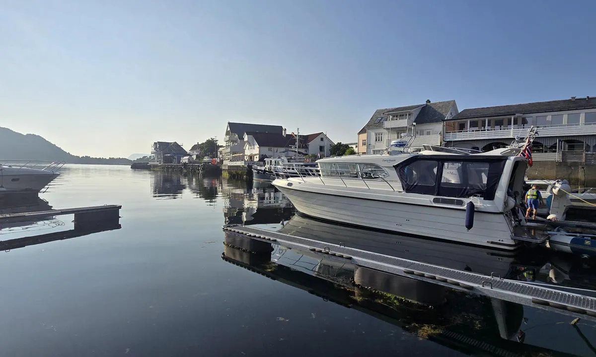 Seljevågen Gjestehamn: {"base": "no", "no": "Flotte fasiliteter", "se": "Flotta faciliteter", "en": "Great facilities", "da": "Flotte faciliteter", "fr": "Installations de flotte", "de": "Tolle Einrichtungen", "es": "Instalaciones fant\u00e1sticas", "it": "Ottime strutture", "pt": "Excelentes instala\u00e7\u00f5es", "nl": "Geweldige faciliteiten", "pl": "Wspania\u0142e udogodnienia", "uk": "\u0427\u0443\u0434\u043e\u0432\u0456 \u0437\u0440\u0443\u0447\u043d\u043e\u0441\u0442\u0456", "ro": "Facilit\u0103\u021bi superbe", "tr": "M\u00fckemmel tesisler", "el": "\u0395\u03be\u03b1\u03b9\u03c1\u03b5\u03c4\u03b9\u03ba\u03ad\u03c2 \u03b5\u03b3\u03ba\u03b1\u03c4\u03b1\u03c3\u03c4\u03ac\u03c3\u03b5\u03b9\u03c2", "cs": "Skv\u011bl\u00e9 vybaven\u00ed", "hu": "Sz\u00e9p l\u00e9tes\u00edtm\u00e9nyek", "fi": "Upeat tilat", "bg": "\u0421\u0442\u0440\u0430\u0445\u043e\u0442\u043d\u0438 \u0441\u044a\u043e\u0440\u044a\u0436\u0435\u043d\u0438\u044f", "sr": "Odli\u010dni sadr\u017eaji", "et": "Suurep\u00e4rased rajatised", "lv": "Lieliskas iesp\u0113jas", "lt": "Puikios patalpos"}