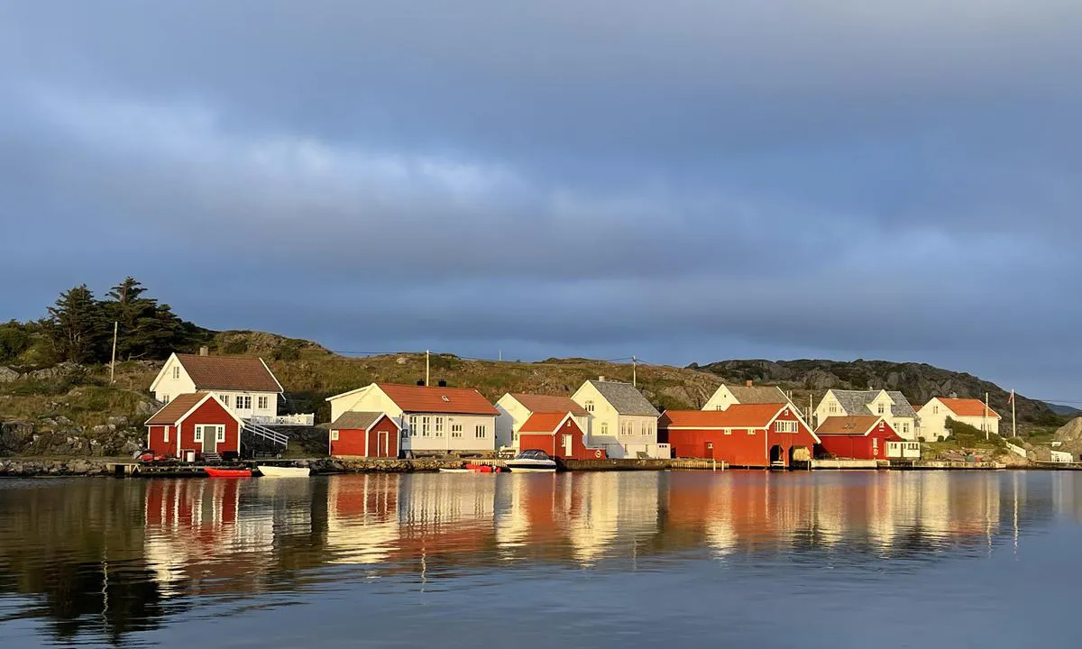 Sæløer: Kveld på Seløy. Vi ligger til privat kai mot motsatt side, men fint å ligge på svai midt mellom Austre og Vestre Seli.