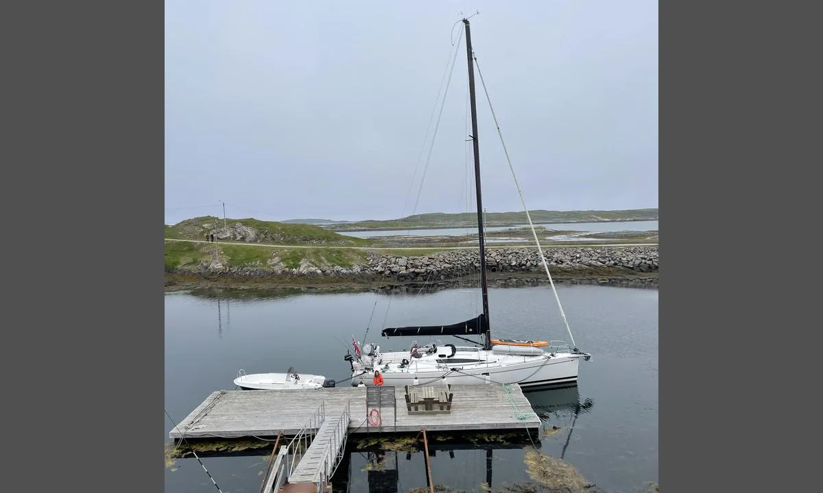 Selvær: Liten Kai med plass til 1-2 båter på østsiden rett før «bassenget» innerst. God dybde ved bryggen (ca. 5m).
Det er også dusj, toalett og muligheter for klesvask. Kontakt havnevert for å få anvist servicebygg