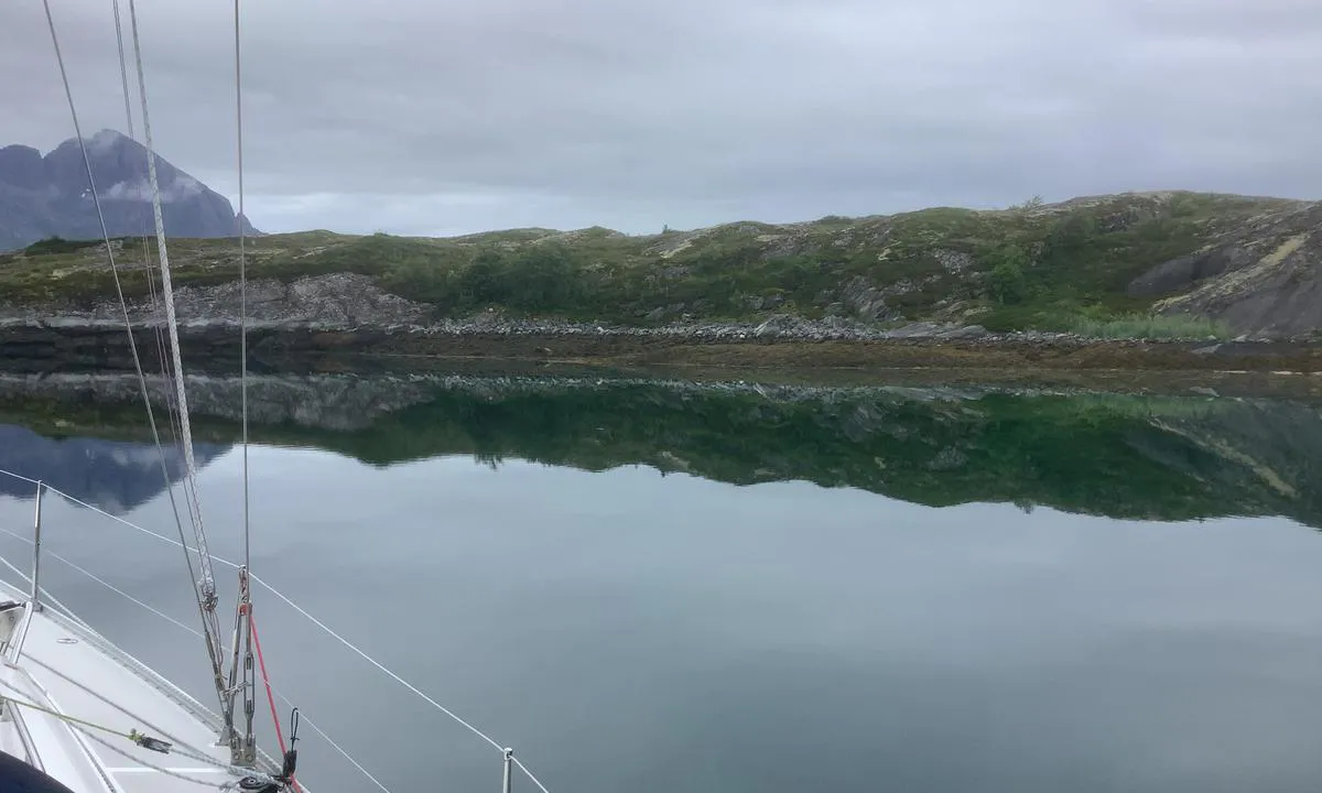 Selvågen: {"base": "no", "no": "Sandbunn.  Ikke tang p\u00e5 ankeret.  God svaiplass for flere b\u00e5ter. Ved ankre opp ganske n\u00e6r land p\u00e5 s\u00f8rvest siden gir \u00e5skammen p\u00e5 ca 10m h\u00f8yde en liten beskyttelse for s\u00f8rvestlig vind.", "se": "Sandbotten. Ingen t\u00e5ng p\u00e5 ankaret. Bra sv\u00e4ngrum f\u00f6r flera b\u00e5tar. Vid ankare relativt n\u00e4ra land p\u00e5 sydv\u00e4stsidan ger \u00e5sen p\u00e5 ca 10 m h\u00f6jd ett litet skydd mot sydv\u00e4stlig vind.", "en": "Sand bottom. No seaweed on the anchor. Good swinging room for several boats. Anchoring quite close to the shore on the southwest side, the ridge about 10 meters high provides some protection from southwest winds.", "da": "Sandbund. Ingen tang p\u00e5 ankeret. God svajeplads for flere b\u00e5de. Ved at ankre op ganske n\u00e6r land p\u00e5 sydvestsiden giver h\u00f8jdedraget p\u00e5 ca. 10m h\u00f8jde en lille beskyttelse mod sydvestlig vind.", "fr": "Fond sablonneux. Pas d'algues sur l'ancre. Bon espace de balancement pour plusieurs bateaux. En mouillant assez pr\u00e8s de la terre sur le c\u00f4t\u00e9 sud-ouest, la colline d'une hauteur d'environ 10 m offre une petite protection contre le vent du sud-ouest.", "de": "Sandboden. Kein Seegras am Anker. Guter Schwojplatz f\u00fcr mehrere Boote. Beim Ankern ganz nah am Land auf der S\u00fcdwestseite bietet der H\u00fcgel von ca. 10m H\u00f6he etwas Schutz vor S\u00fcdwestwind.", "es": "Fondo de arena. No algas en el ancla. Buen espacio de borneo para varios barcos. Al anclar bastante cerca de la tierra en el lado suroeste, la ladera de aproximadamente 10 m de altura proporciona una peque\u00f1a protecci\u00f3n contra el viento del suroeste.", "it": "Fondale sabbioso. Nessuna alga sull'ancora. Ampio spazio di sviamento per diverse barche. Ancorandosi abbastanza vicino alla costa sul lato sud-ovest, il crinale di circa 10 metri di altezza offre una piccola protezione dal vento di sud-ovest.", "pt": "Fundo arenoso. Sem algas na \u00e2ncora. Muito espa\u00e7o para balan\u00e7o de v\u00e1rias embarca\u00e7\u00f5es. Ao ancorar perto da terra no lado sudoeste, a colina com cerca de 10m de altura oferece alguma prote\u00e7\u00e3o contra o vento do sudoeste.", "nl": "Zandbodem. Geen wier aan het anker. Goede draaiplaats voor meerdere boten. Bij het ankeren dicht bij de kust aan de zuidwestzijde biedt de heuvelkam van ongeveer 10 meter hoogte enige bescherming tegen zuidwestenwind.", "pl": "Piaszczyste dno. Brak wodorost\u00f3w na kotwicy. Du\u017co miejsca na kotwicowisko dla kilku \u0142odzi. Kotwicz\u0105c blisko l\u0105du po stronie po\u0142udniowo-zachodniej, grzbiet o wysoko\u015bci oko\u0142o 10 m zapewnia niewielk\u0105 ochron\u0119 przed wiatrem po\u0142udniowo-zachodnim.", "uk": "\u041f\u0456\u0449\u0430\u043d\u0435 \u0434\u043d\u043e. \u0411\u0435\u0437 \u0432\u043e\u0434\u043e\u0440\u043e\u0441\u0442\u0435\u0439 \u043d\u0430 \u044f\u043a\u043e\u0440\u0456. \u0414\u043e\u0441\u0442\u0430\u0442\u043d\u044c\u043e \u043c\u0456\u0441\u0446\u044f \u0434\u043b\u044f \u043c\u0430\u043d\u0435\u0432\u0440\u0443\u0432\u0430\u043d\u043d\u044f \u0434\u0435\u043a\u0456\u043b\u044c\u043a\u043e\u0445 \u0447\u043e\u0432\u043d\u0456\u0432. \u041f\u0440\u0438 \u044f\u043a\u0456\u0440\u043d\u0456\u0439 \u0441\u0442\u043e\u044f\u043d\u0446\u0456 \u0434\u043e\u0441\u0438\u0442\u044c \u0431\u043b\u0438\u0437\u044c\u043a\u043e \u0434\u043e \u0431\u0435\u0440\u0435\u0433\u0430 \u043d\u0430 \u043f\u0456\u0432\u0434\u0435\u043d\u043d\u043e-\u0437\u0430\u0445\u0456\u0434\u043d\u043e\u043c\u0443 \u0431\u043e\u0446\u0456 \u043f\u0430\u0433\u043e\u0440\u0431 \u0432\u0438\u0441\u043e\u0442\u043e\u044e \u0431\u043b\u0438\u0437\u044c\u043a\u043e 10 \u043c \u043d\u0430\u0434\u0430\u0454 \u043d\u0435\u0432\u0435\u043b\u0438\u043a\u0438\u0439 \u0437\u0430\u0445\u0438\u0441\u0442 \u0432\u0456\u0434 \u043f\u0456\u0432\u0434\u0435\u043d\u043d\u043e-\u0437\u0430\u0445\u0456\u0434\u043d\u043e\u0433\u043e \u0432\u0456\u0442\u0440\u0443.", "ro": "Fund de nisip. Nu iarb\u0103 de mare pe ancor\u0103. Spa\u021biu suficient pentru mai multe b\u0103rci. Ancor\u00e2nd aproape de mal pe partea de sud-vest, creasta dealului de aproximativ 10 metri \u00een\u0103l\u021bime ofer\u0103 o mic\u0103 protec\u021bie \u00eempotriva v\u00e2ntului din sud-vest.", "tr": "Kum taban\u0131. Demirde yosun yok. Birka\u00e7 tekne i\u00e7in geni\u015f demirleme yeri. Yak\u0131nda karaya demir atarsan\u0131z, g\u00fcneybat\u0131 taraf\u0131ndaki yakla\u015f\u0131k 10m y\u00fcksekli\u011findeki tepe g\u00fcneybat\u0131 r\u00fczgar\u0131na kar\u015f\u0131 biraz koruma sa\u011flar.", "el": "\u0391\u03bc\u03bc\u03ce\u03b4\u03b7\u03c2 \u03c0\u03c5\u03b8\u03bc\u03ad\u03bd\u03b1\u03c2. \u0394\u03b5\u03bd \u03c5\u03c0\u03ac\u03c1\u03c7\u03b5\u03b9 \u03c6\u03cd\u03ba\u03b9 \u03c3\u03c4\u03b7\u03bd \u03ac\u03b3\u03ba\u03c5\u03c1\u03b1. \u0391\u03c1\u03ba\u03b5\u03c4\u03cc\u03c2 \u03c7\u03ce\u03c1\u03bf\u03c2 \u03b3\u03b9\u03b1 \u03bd\u03b1 \u03b1\u03b9\u03c9\u03c1\u03bf\u03cd\u03bd\u03c4\u03b1\u03b9 \u03c0\u03bf\u03bb\u03bb\u03ad\u03c2 \u03b2\u03ac\u03c1\u03ba\u03b5\u03c2. \u0391\u03b3\u03ba\u03c5\u03c1\u03bf\u03b2\u03bf\u03bb\u03ae\u03c3\u03c4\u03b5 \u03b1\u03c1\u03ba\u03b5\u03c4\u03ac \u03ba\u03bf\u03bd\u03c4\u03ac \u03c3\u03c4\u03b7\u03bd \u03b1\u03ba\u03c4\u03ae \u03c3\u03c4\u03b7 \u03bd\u03bf\u03c4\u03b9\u03bf\u03b4\u03c5\u03c4\u03b9\u03ba\u03ae \u03c0\u03bb\u03b5\u03c5\u03c1\u03ac, \u03cc\u03c0\u03bf\u03c5 \u03b7 \u03c0\u03bb\u03b1\u03b3\u03b9\u03ac \u03cd\u03c8\u03bf\u03c5\u03c2 \u03c0\u03b5\u03c1\u03af\u03c0\u03bf\u03c5 10 \u03bc\u03ad\u03c4\u03c1\u03c9\u03bd \u03c0\u03c1\u03bf\u03c3\u03c6\u03ad\u03c1\u03b5\u03b9 \u03bb\u03af\u03b3\u03b7 \u03c0\u03c1\u03bf\u03c3\u03c4\u03b1\u03c3\u03af\u03b1 \u03b1\u03c0\u03cc \u03c4\u03bf\u03bd \u03bd\u03bf\u03c4\u03b9\u03bf\u03b4\u03c5\u03c4\u03b9\u03ba\u03cc \u03ac\u03bd\u03b5\u03bc\u03bf.", "cs": "P\u00edse\u010dn\u00e9 dno. \u017d\u00e1dn\u00e9 \u0159asy na kotvici. Dostatek m\u00edsta pro n\u011bkolik lod\u00ed. Kotvit t\u011bsn\u011b u pob\u0159e\u017e\u00ed na jihoz\u00e1padn\u00ed stran\u011b, kopec o v\u00fd\u0161ce p\u0159ibli\u017en\u011b 10 m poskytuje malou ochranu proti jihoz\u00e1padn\u00edmu v\u011btru.", "hu": "Homokos aljzat. Nincs h\u00edn\u00e1r a horgon. J\u00f3 ringat\u00e1si hely t\u00f6bb haj\u00f3nak is. Ha a d\u00e9lnyugati oldalon horgonyoznak eg\u00e9szen k\u00f6zel a parthoz, a k\u00f6r\u00fclbel\u00fcl 10 m\u00e9ter magas domb n\u00e9mi v\u00e9delmet ny\u00fajt a d\u00e9lnyugati sz\u00e9l ellen.", "fi": "Hiekkapohja. Ei lev\u00e4\u00e4 ankkurissa. Hyv\u00e4 k\u00e4\u00e4ntymistila useille veneille. Kun ankkuroit melko l\u00e4helle maata lounaispuolelle, noin 10 metri\u00e4 korkea harjanne tarjoaa pient\u00e4 suojaa lounaisille tuulille.", "bg": "\u041f\u044f\u0441\u044a\u0447\u043d\u043e \u0434\u044a\u043d\u043e. \u041d\u044f\u043c\u0430 \u0432\u043e\u0434\u043e\u0440\u0430\u0441\u043b\u0438 \u043d\u0430 \u043a\u043e\u0442\u0432\u0430\u0442\u0430. \u0414\u043e\u0441\u0442\u0430\u0442\u044a\u0447\u043d\u043e \u043c\u044f\u0441\u0442\u043e \u0437\u0430 \u043f\u043b\u0430\u0432\u0430\u043d\u0435 \u0437\u0430 \u043d\u044f\u043a\u043e\u043b\u043a\u043e \u043b\u043e\u0434\u043a\u0438. \u0410\u043a\u043e\u0441\u0442\u0438\u0440\u0430\u0439\u043a\u0438 \u0431\u043b\u0438\u0437\u043e \u0434\u043e \u0431\u0440\u0435\u0433\u0430 \u043d\u0430 \u044e\u0433\u043e\u0437\u0430\u043f\u0430\u0434\u043d\u0430\u0442\u0430 \u0441\u0442\u0440\u0430\u043d\u0430, \u0445\u044a\u043b\u043c\u044a\u0442 \u0441 \u0432\u0438\u0441\u043e\u0447\u0438\u043d\u0430 \u043e\u043a\u043e\u043b\u043e 10 \u043c\u0435\u0442\u0440\u0430 \u043e\u0441\u0438\u0433\u0443\u0440\u044f\u0432\u0430 \u043c\u0430\u043b\u043a\u0430 \u0437\u0430\u0449\u0438\u0442\u0430 \u043e\u0442 \u044e\u0433\u043e\u0437\u0430\u043f\u0430\u0434\u0435\u043d \u0432\u044f\u0442\u044a\u0440.", "sr": "Peskovito dno. Bez algi na sidru. Dovoljno prostora za njihanje za vi\u0161e brodova. Prilikom sidrenja blizu obale sa jugozapadne strane, bre\u017euljak visine od oko 10m pru\u017ea malu za\u0161titu od jugozapadnog vetra.", "et": "Liivap\u00f5hi. Ankrule vetikaid ei j\u00e4\u00e4. Hea ruum mitmele laevale. Ankurdades \u00fcsna maale l\u00e4hedale edelak\u00fcljel, pakub umbes 10m k\u00f5rgune m\u00e4ehari v\u00e4ikest kaitset edelatuule eest.", "lv": "Smil\u0161u dibens. Nav a\u013c\u0123u uz enkura. Piem\u0113rota \u0161vajas vieta vair\u0101k\u0101m laiv\u0101m. Pieenkuro\u0161an\u0101s diezgan tuvu krastam dienvidrietumu pus\u0113, kur apm\u0113ram 10 metrus augst\u0101 kalnu gr\u0113da nodro\u0161ina nelielu aizsardz\u012bbu pret dienvidrietumu v\u0113ju.", "lt": "Sm\u0117lio dugnas. Jokios dumbli\u0173 ant inkaro. Pakankamai vietos laivams suktis. Stovint ant inkaro pakankamai arti kranto pietvakarin\u0117je pus\u0117je, apie 10 m auk\u0161\u010dio kalva suteikia nedidel\u0119 apsaug\u0105 nuo pietvakari\u0173 v\u0117jo."}