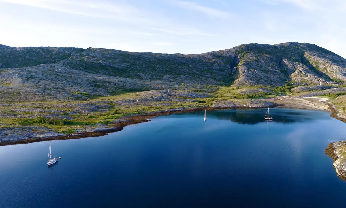 Selvågen: {"base": "no", "no": "Selv\u00e5gen p\u00e5 Fleina. Fotografert fra s\u00f8r", "se": "Selvviken p\u00e5 Fleina. Fotograferad fr\u00e5n s\u00f6der", "en": "Selv\u00e5gen on Fleina. Photographed from the south", "da": "Selvv\u00e5gen p\u00e5 Fleina. Fotograferet fra syd", "fr": "Selv\u00e5gen sur Fleina. Photographi\u00e9 depuis le sud", "de": "Selv\u00e5gen auf Fleina. Fotografiert von S\u00fcden", "es": "Selv\u00e5gen en Fleina. Fotografiado desde el sur", "it": "Selv\u00e5gen su Fleina. Fotografia dalla sud", "pt": "Selv\u00e5gen em Fleina. Fotografado do sul", "nl": "Selv\u00e5gen op Fleina. Gefotografeerd vanuit het zuiden", "pl": "Selv\u00e5gen na Fleina. Fotografowane od po\u0142udnia", "uk": "\u0421\u0435\u043b\u044c\u0432\u043e\u0433\u0435\u043d \u043d\u0430 \u0424\u043b\u0435\u0439\u043d\u0456. \u0417\u043d\u044f\u0442\u043e \u0437 \u043f\u0456\u0432\u0434\u043d\u044f", "ro": "Selv\u00e5gen pe Fleina. Fotografiat din sud", "tr": "G\u00fcneyden foto\u011fraflanan Fleina'daki Selv\u00e5gen", "el": "\u0397 Selv\u00e5gen \u03c3\u03c4\u03bf Fleina. \u03a6\u03c9\u03c4\u03bf\u03b3\u03c1\u03b1\u03c6\u03b7\u03bc\u03ad\u03bd\u03bf \u03b1\u03c0\u03cc \u03c4\u03bf\u03bd \u03bd\u03cc\u03c4\u03bf", "cs": "Selv\u00e5gen na Fleina. Fotografov\u00e1no z jihu", "hu": "Fleina \u00f6b\u00f6l. D\u00e9li ir\u00e1nyb\u00f3l fot\u00f3zva", "fi": "Selv\u00e5gen Fleinalla. Kuvattu etel\u00e4st\u00e4", "bg": "\u0417\u0430\u0442\u043e\u0432\u044a\u0442 \u043d\u0430 \u0424\u043b\u0435\u0439\u043d\u0430. \u0424\u043e\u0442\u043e\u0433\u0440\u0430\u0444\u0438\u0440\u0430\u043d \u043e\u0442 \u044e\u0433", "sr": "Selv\u00e5gen na Fleini. Fotografisano sa juga", "et": "Selv\u00e5g Fleinal. Pildistatud l\u00f5unast", "lv": "Selv\u00e5gen uz Fleinas. Fotograf\u0113t no dienvidiem", "lt": "Selv\u00e5gen Fleinoje. Fotografuota i\u0161 piet\u0173"}