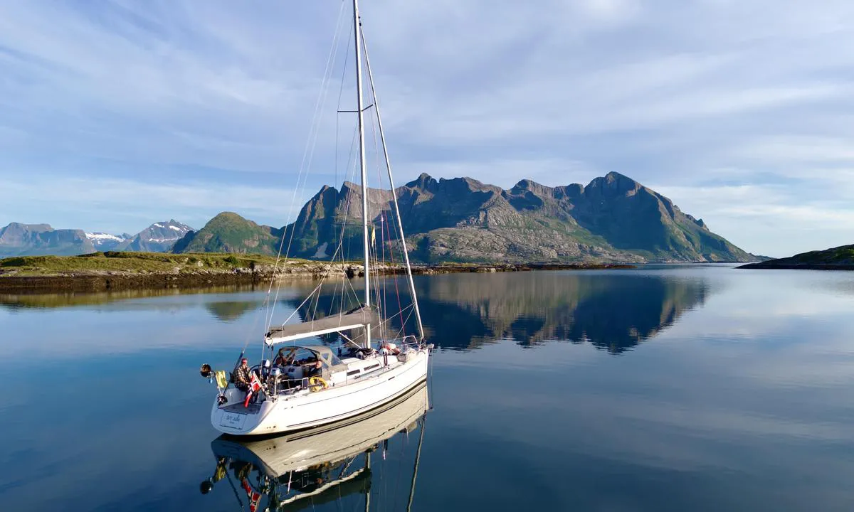 Selvågen: {"base": "no", "no": "Selv\u00e5gen p\u00e5 Fleina. Fugl\u00f8ya i bakgrunnen", "se": "Sj\u00e4lv\u00e5gen p\u00e5 Fleina. Fugl\u00f6ya i bakgrunden", "en": "Selv\u00e5gen on Fleina. Fugl\u00f8ya in the background", "da": "Selv\u00e5gen p\u00e5 Fleina. Fugl\u00f8ya i baggrunden", "fr": "Selv\u00e5gen \u00e0 Fleina. Fugl\u00f8ya en arri\u00e8re-plan", "de": "Selv\u00e5gen auf Fleina. Fugl\u00f8ya im Hintergrund", "es": "Selv\u00e5gen en Fleina. Fugl\u00f8ya en el fondo", "it": "Selv\u00e5gen su Fleina. Fugl\u00f8ya sullo sfondo", "pt": "Selv\u00e5gen em Fleina. Fugl\u00f8ya ao fundo.", "nl": "Zelf\u00e5gen op Fleina. Fugl\u00f8ya op de achtergrond", "pl": "Selv\u00e5gen na wyspie Fleina. Fugl\u00f8ya w tle", "uk": "\u0421\u0435\u043b\u0432\u043e\u0433\u0435\u043d \u043d\u0430 \u0424\u043b\u0435\u0439\u043d\u0456. \u0424\u0443\u0433\u043b\u044c\u043e\u044f \u043d\u0430 \u0437\u0430\u0434\u043d\u044c\u043e\u043c\u0443 \u043f\u043b\u0430\u043d\u0456", "ro": "Golful Selv\u00e5gen de pe Fleina. Insula Fugl\u00f8ya \u00een fundal", "tr": "Fleina'daki Selv\u00e5gen. Arkada Fugl\u00f8ya", "el": "Selv\u00e5gen \u03c3\u03c4\u03b7 Fleina. \u03a4\u03bf Fugl\u00f8ya \u03c3\u03c4\u03bf \u03c6\u03cc\u03bd\u03c4\u03bf", "cs": "Selv\u00e5gen na ostrov\u011b Fleina. Fugl\u00f8ya v pozad\u00ed", "hu": "Selv\u00e5gen Flein\u00e1n. H\u00e1tt\u00e9rben Fugl\u00f8ya", "fi": "Selv\u00e5gen Fleinalla. Taustalla Fugl\u00f8ya", "bg": "\u0421\u0435\u043b\u0432\u043e\u0433\u0435\u043d \u043d\u0430 \u0424\u043b\u0435\u0439\u043d\u0430. \u0424\u0443\u0433\u043b\u044c\u043e\u044f \u043d\u0430 \u0437\u0430\u0434\u0435\u043d \u043f\u043b\u0430\u043d", "sr": "Selv\u00e5gen na Fleini. Fugl\u00f8ya u pozadini", "et": "Selv\u00e5gen Fleinal. Fugl\u00f8ya taustal", "lv": "Selv\u00e5gen pie Fleinas. Fugl\u016bja fon\u0101", "lt": "Selv\u00e5gen prie Fleinos. Fugloj Island fone"}