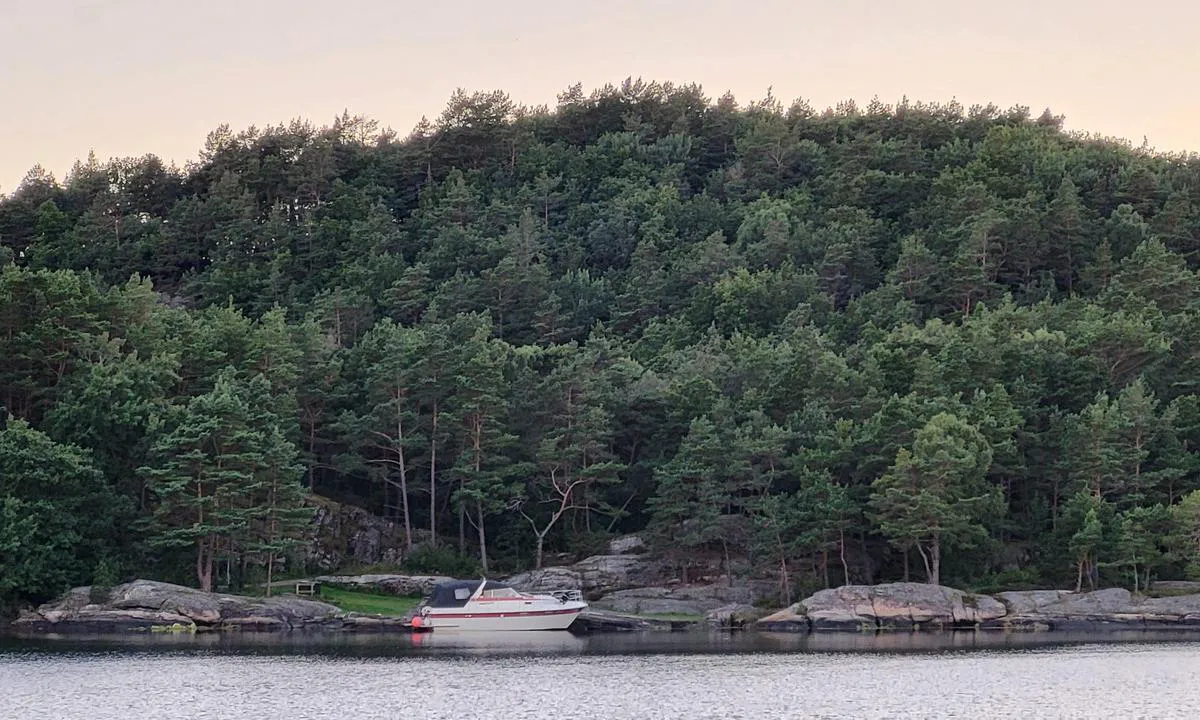 Selvågen - Mandal: En båt ved brygga innerst i vågen