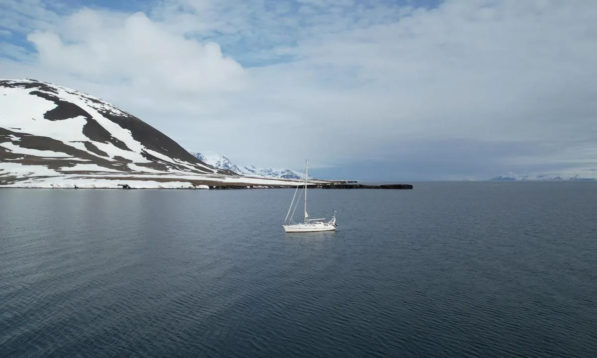 Selvågen - Svalbard: Northern point of the anchorage.