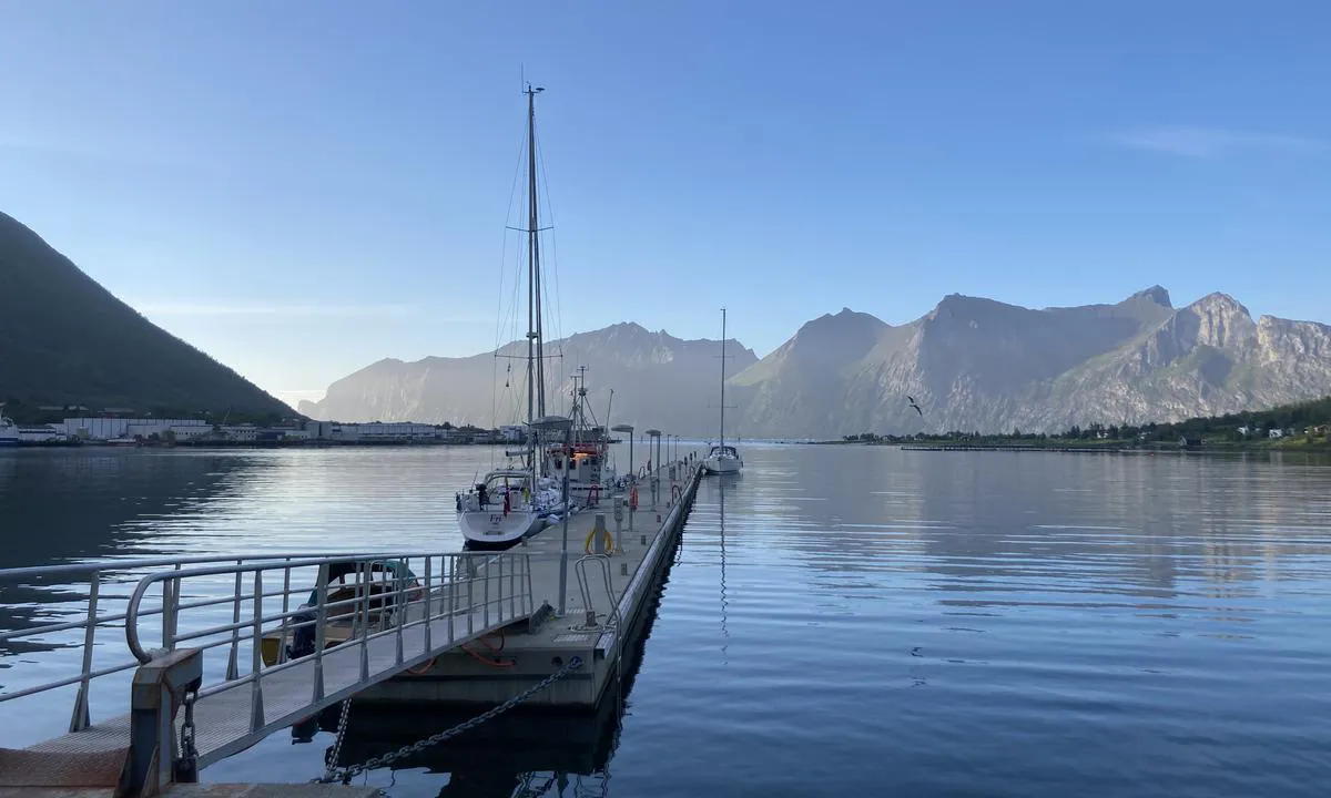 Senjahopen: Stor og solid gjestebrygge.