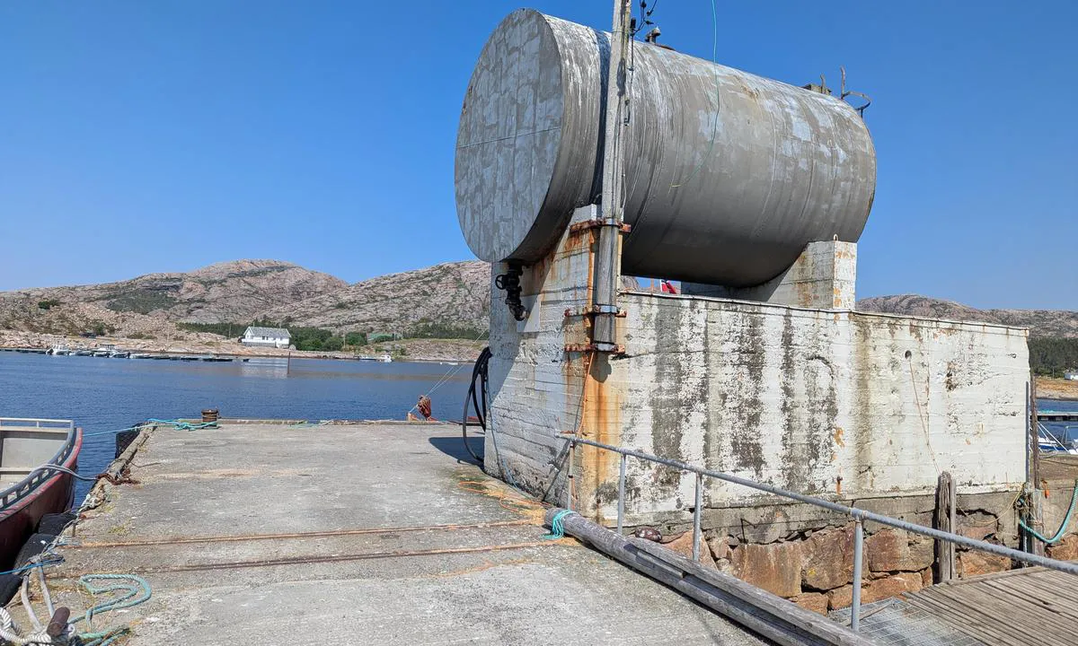 Seter Brygge, Setervågen: {"base": "no", "no": "Diesel kan fylles ved denne kaia ved \u00e5 kontakte Rune p\u00e5 mobil +47 48142400. Det er ogs\u00e5 en dieselautomat lengre inn p\u00e5 kaia som kan brukes til \u00e5 fylle p\u00e5 kanner.", "se": "Diesel kan fyllas vid denna kaj genom att kontakta Rune p\u00e5 mobil +47 48142400. Det finns ocks\u00e5 en dieselautomat l\u00e4ngre in p\u00e5 kajen som kan anv\u00e4ndas f\u00f6r att fylla p\u00e5 dunkar.", "en": "Diesel can be filled at this quay by contacting Rune on mobile +47 48142400. There is also a diesel pump further along the quay that can be used to fill containers.", "da": "Diesel kan fyldes ved denne kaj ved at kontakte Rune p\u00e5 mobil +47 48142400. Der er ogs\u00e5 en dieselautomat l\u00e6ngere inde p\u00e5 kajen, som kan bruges til at fylde p\u00e5 dunke.", "fr": "Le diesel peut \u00eatre rempli \u00e0 ce quai en contactant Rune sur son mobile +47 48142400. Il y a \u00e9galement un distributeur automatique de diesel plus \u00e0 l'int\u00e9rieur du quai qui peut \u00eatre utilis\u00e9 pour remplir des jerricans.", "de": "Diesel kann an diesem Kai getankt werden, indem Sie Rune unter der Mobilnummer +47 48142400 kontaktieren. Es gibt auch einen Dieselautomaten weiter innen am Kai, der zum Bef\u00fcllen von Kanistern benutzt werden kann.", "es": "El diesel se puede llenar en este muelle contactando a Rune en el m\u00f3vil +47 48142400. Tambi\u00e9n hay un dispensador de diesel m\u00e1s adentro del muelle que se puede usar para llenar bidones.", "it": "Diesel pu\u00f2 essere riempito a questo molo contattando Rune al cellulare +47 48142400. C'\u00e8 anche un distributore automatico di diesel pi\u00f9 all'interno del molo che pu\u00f2 essere utilizzato per riempire le taniche.", "pt": "Diesel pode ser abastecido neste cais contactando Rune pelo celular +47 48142400. Tamb\u00e9m h\u00e1 um terminal autom\u00e1tico de diesel mais adiante no cais que pode ser usado para encher latas.", "nl": "Diesel kan worden bijgevuld aan deze kade door contact op te nemen met Rune op mobiel +47 48142400. Er is ook een dieselautomaat verderop aan de kade die kan worden gebruikt om jerrycans bij te vullen.", "pl": "Diesel mo\u017cna tankowa\u0107 przy tym nabrze\u017cu, kontaktuj\u0105c si\u0119 z Rune na telefon kom\u00f3rkowy +47 48142400. Jest r\u00f3wnie\u017c automat do tankowania diesla dalej na nabrze\u017cu, kt\u00f3ry mo\u017cna u\u017cywa\u0107 do nape\u0142niania kanistr\u00f3w.", "uk": "\u0414\u0438\u0437\u0435\u043b\u044c \u043c\u043e\u0436\u043d\u0430 \u0437\u0430\u043f\u0440\u0430\u0432\u0438\u0442\u0438 \u0431\u0456\u043b\u044f \u0446\u044c\u043e\u0433\u043e \u043f\u0440\u0438\u0447\u0430\u043b\u0443, \u0437\u0432'\u044f\u0437\u0430\u0432\u0448\u0438\u0441\u044c \u0437 \u0420\u0443\u043d\u043e\u043c \u0437\u0430 \u043d\u043e\u043c\u0435\u0440\u043e\u043c \u043c\u043e\u0431\u0456\u043b\u044c\u043d\u043e\u0433\u043e \u0442\u0435\u043b\u0435\u0444\u043e\u043d\u0443 +47 48142400. \u0422\u0430\u043a\u043e\u0436 \u043d\u0430 \u043f\u0440\u0438\u0447\u0430\u043b\u0456 \u0454 \u0430\u0432\u0442\u043e\u043c\u0430\u0442 \u0434\u043b\u044f \u0434\u0438\u0437\u0435\u043b\u044f, \u044f\u043a\u0438\u0439 \u043c\u043e\u0436\u043d\u0430 \u0432\u0438\u043a\u043e\u0440\u0438\u0441\u0442\u043e\u0432\u0443\u0432\u0430\u0442\u0438 \u0434\u043b\u044f \u0437\u0430\u043f\u0440\u0430\u0432\u043a\u0438 \u043a\u0430\u043d\u0456\u0441\u0442\u0440.", "ro": "Motorina poate fi alimentat\u0103 la acest chei contact\u00e2ndu-l pe Rune la mobil +47 48142400. Exist\u0103, de asemenea, un automat de motorina mai spre interiorul cheiului care poate fi folosit pentru alimentarea cu bidoane.", "tr": "Bu iskeleden dizel dolumu yapmak i\u00e7in Rune ile +47 48142400 numaral\u0131 cep telefonundan ileti\u015fime ge\u00e7ebilirsiniz. \u0130skelede daha ileriye gidildi\u011finde bidon doldurmak i\u00e7in kullan\u0131labilecek bir dizel otomat\u0131 da bulunmaktad\u0131r.", "el": "\u039c\u03c0\u03bf\u03c1\u03b5\u03af\u03c4\u03b5 \u03bd\u03b1 \u03b3\u03b5\u03bc\u03af\u03c3\u03b5\u03c4\u03b5 \u03c0\u03b5\u03c4\u03c1\u03ad\u03bb\u03b1\u03b9\u03bf \u03c3\u03b5 \u03b1\u03c5\u03c4\u03ae\u03bd \u03c4\u03b7\u03bd \u03b1\u03c0\u03bf\u03b2\u03ac\u03b8\u03c1\u03b1 \u03b5\u03c0\u03b9\u03ba\u03bf\u03b9\u03bd\u03c9\u03bd\u03ce\u03bd\u03c4\u03b1\u03c2 \u03bc\u03b5 \u03c4\u03bf\u03bd Rune \u03c3\u03c4\u03bf \u03ba\u03b9\u03bd\u03b7\u03c4\u03cc +47 48142400. \u03a5\u03c0\u03ac\u03c1\u03c7\u03b5\u03b9 \u03b5\u03c0\u03af\u03c3\u03b7\u03c2 \u03ad\u03bd\u03b1\u03c2 \u03b1\u03c5\u03c4\u03cc\u03bc\u03b1\u03c4\u03bf\u03c2 \u03b4\u03b9\u03b1\u03bd\u03bf\u03bc\u03ad\u03b1\u03c2 \u03c0\u03b5\u03c4\u03c1\u03b5\u03bb\u03b1\u03af\u03bf\u03c5 \u03c0\u03b9\u03bf \u03bc\u03ad\u03c3\u03b1 \u03c3\u03c4\u03b7\u03bd \u03b1\u03c0\u03bf\u03b2\u03ac\u03b8\u03c1\u03b1 \u03c0\u03bf\u03c5 \u03bc\u03c0\u03bf\u03c1\u03b5\u03af\u03c4\u03b5 \u03bd\u03b1 \u03c7\u03c1\u03b7\u03c3\u03b9\u03bc\u03bf\u03c0\u03bf\u03b9\u03ae\u03c3\u03b5\u03c4\u03b5 \u03b3\u03b9\u03b1 \u03bd\u03b1 \u03b3\u03b5\u03bc\u03af\u03c3\u03b5\u03c4\u03b5 \u03ba\u03ac\u03bd\u03b9\u03c3\u03c4\u03c1\u03b1.", "cs": "Diesel lze doplnit u tohoto mola zavol\u00e1n\u00edm Runeho na mobil +47 48142400. Na molu je tak\u00e9 dieselov\u00fd automat um\u00edst\u011bn\u00fd d\u00e1le, kter\u00fd lze pou\u017e\u00edt k dopln\u011bn\u00ed konv\u00ed.", "hu": "Dieselt lehet tankolni enn\u00e9l a m\u00f3l\u00f3n\u00e1l, ha felh\u00edvja Rune-t a +47 48142400 mobil sz\u00e1mon. Van egy d\u00edzelfelt\u00f6lt\u0151 automata is beljebb a m\u00f3l\u00f3n, amit kann\u00e1k felt\u00f6lt\u00e9s\u00e9re lehet haszn\u00e1lni.", "fi": "Dieseli\u00e4 voidaan tankata t\u00e4ll\u00e4 laiturilla ottamalla yhteytt\u00e4 Runeen mobiililla +47 48142400. Laiturilta l\u00f6ytyvien dieselautomaattien avulla voi my\u00f6s t\u00e4ytt\u00e4\u00e4 kanistereita.", "bg": "\u0414\u0438\u0437\u0435\u043b \u043c\u043e\u0436\u0435 \u0434\u0430 \u0441\u0435 \u0437\u0430\u0440\u0435\u0434\u0438 \u043d\u0430 \u0442\u043e\u0437\u0438 \u043a\u0435\u0439 \u043a\u0430\u0442\u043e \u0441\u0435 \u0441\u0432\u044a\u0440\u0436\u0435\u0442\u0435 \u0441 \u0420\u0443\u043de \u043d\u0430 \u043c\u043e\u0431\u0438\u043b\u0435\u043d \u043d\u043e\u043c\u0435\u0440 +47 48142400. \u0418\u043c\u0430 \u0441\u044a\u0449\u043e \u0438 \u0434\u0438\u0437\u0435\u043b\u043e\u0432\u0430 \u0430\u0432\u0442\u043e\u043c\u0430\u0442\u0438\u0447\u043d\u0430 \u043a\u043e\u043b\u043e\u043d\u043a\u0430 \u043f\u043e-\u043d\u0430\u0432\u044a\u0442\u0440\u0435 \u043d\u0430 \u043a\u0435\u044f, \u043a\u043e\u044f\u0442\u043e \u043c\u043e\u0436\u0435 \u0434\u0430 \u0441\u0435 \u0438\u0437\u043f\u043e\u043b\u0437\u0432\u0430 \u0437\u0430 \u0437\u0430\u0440\u0435\u0436\u0434\u0430\u043d\u0435 \u043d\u0430 \u0442\u0443\u0431\u0438.", "sr": "Diesel se mo\u017ee napuniti na ovom molu kontaktiranjem Runea na mobilni +47 48142400. Tako\u0111e, postoji automatski aparat za dizel dalje na molu koji se mo\u017ee koristiti za punjenje kanistera.", "et": "Diislit saab tankida selle kai \u00e4\u00e4res, v\u00f5ttes \u00fchendust Runega mobiilil +47 48142400. Kaugemal kaile on ka diislik\u00fctuse automaat, mida saab kasutada kanistrite t\u00e4itmiseks.", "lv": "D\u012bze\u013cdegvielu var uzpild\u012bt pie \u0161\u012bs piest\u0101tnes, sazinoties ar Runi pa t\u0101lruni +47 48142400. Ir ar\u012b d\u012bze\u013cdegvielas autom\u0101ts t\u0101l\u0101k piest\u0101tn\u0113, kuru var izmantot kannu uzpild\u012b\u0161anai.", "lt": "Dyzelin\u0105 galima u\u017epildyti prie \u0161io liepto susisiekus su Rune telefonu +47 48142400. Uoste, dar toliau prie liepto, yra ir dyzelino automatas, kuriuo galima u\u017epildyti bakelius."}