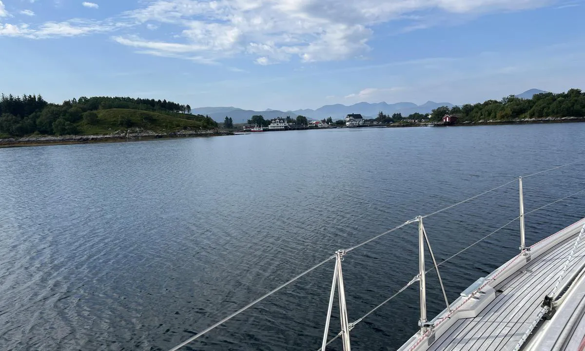 Setervågen: {"base": "no", "no": "Bilde tatt mot bebyggelse p\u00e5 Rang\u00f8ya", "se": "Bild tagen mot bebyggelse p\u00e5 Rang\u00f8ya", "en": "Picture taken towards buildings on Rang\u00f8ya", "da": "Billede taget mod bebyggelse p\u00e5 Rang\u00f8ya", "fr": "Photo prise en direction des habitations \u00e0 Rang\u00f8ya", "de": "Foto aufgenommen Richtung Siedlungen auf Rang\u00f8ya", "es": "Imagen tomada hacia los edificios en Rang\u00f8ya", "it": "Immagine scattata verso l'insediamento su Rang\u00f8ya", "pt": "Imagem tirada em dire\u00e7\u00e3o \u00e0 constru\u00e7\u00e3o em Rang\u00f8ya", "nl": "Foto genomen richting de bebouwing op Rang\u00f8ya", "pl": "Zdj\u0119cie zrobione w kierunku zabudowa\u0144 na Rang\u00f8ya", "uk": "\u0424\u043e\u0442\u043e\u0433\u0440\u0430\u0444\u0456\u044f \u0437\u0440\u043e\u0431\u043b\u0435\u043d\u0430 \u0432 \u043d\u0430\u043f\u0440\u044f\u043c\u043a\u0443 \u0431\u0443\u0434\u0456\u0432\u0435\u043b\u044c \u043d\u0430 \u0420\u0430\u043d\u0433\u044c\u043e\u0457", "ro": "Imagine capturat\u0103 spre construc\u021biile de pe Rang\u00f8ya", "tr": "Rang\u00f8ya'daki yerle\u015fim yerlerine do\u011fru \u00e7ekilmi\u015f bir resim", "el": "\u03a6\u03c9\u03c4\u03bf\u03b3\u03c1\u03b1\u03c6\u03af\u03b1 \u03c0\u03c1\u03bf\u03c2 \u03c4\u03b7\u03bd \u03bf\u03b9\u03ba\u03b9\u03c3\u03c4\u03b9\u03ba\u03ae \u03c0\u03b5\u03c1\u03b9\u03bf\u03c7\u03ae \u03c3\u03c4\u03b7 Rang\u00f8ya", "cs": "Obr\u00e1zek po\u0159\u00edzen\u00fd sm\u011brem k z\u00e1stavb\u011b na Rang\u00f8ye", "hu": "K\u00e9p a Rang\u00f8ya lakott ter\u00fclet\u00e9r\u0151l", "fi": "Kuva otettu Rang\u00f8yan rakennuksille p\u00e4in", "bg": "\u0421\u043d\u0438\u043c\u043a\u0430 \u0437\u0430\u0441\u043d\u0435\u0442\u0430 \u043a\u044a\u043c \u0437\u0430\u0441\u0442\u0440\u043e\u044f\u0432\u0430\u043d\u0435\u0442\u043e \u043d\u0430 \u0420\u0430\u043d\u0433\u044c\u043e\u044f", "sr": "Fotografija snimljena prema naselju na Rangoyi", "et": "Pilt tehtud Rang\u00f8ya rajatiste suunas", "lv": "Att\u0113ls uz \u0145ibonges apb\u016bvi Ra\u0146oj\u0101", "lt": "Vaizdas \u012f Rang\u00f8ya pastatus"}