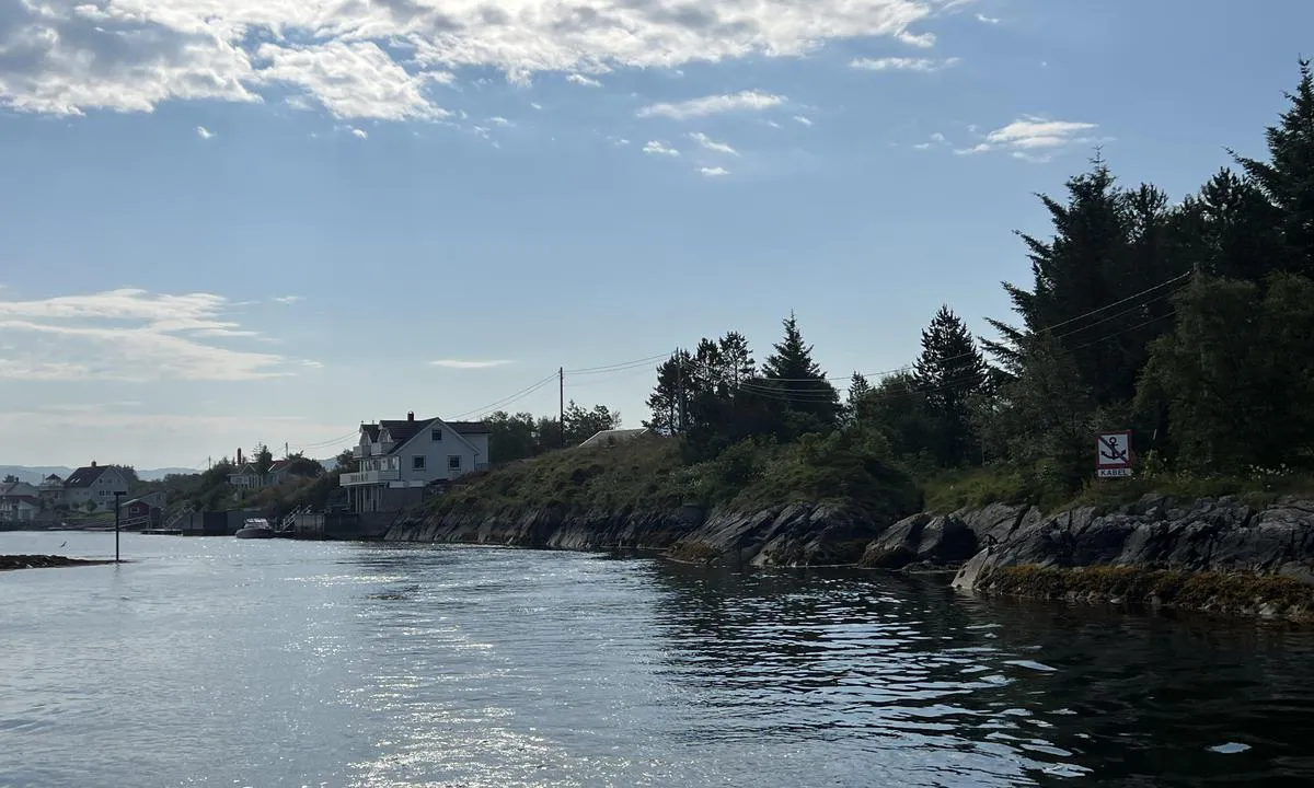 Setervågen: {"base": "no", "no": "Innsegling mellom Tennskj\u00e6ret (til venstre) og Rang\u00f8ya. Luftspenn som er markert p\u00e5 sj\u00f8kart er lagt i sj\u00f8 s\u00e5 fritt l\u00f8p ogs\u00e5 for seglb\u00e5tar.", "se": "Insegling mellan Tennsk\u00e4ret (till v\u00e4nster) och Rang\u00f8ya. Luftspann som \u00e4r markerade p\u00e5 sj\u00f6kort \u00e4r lagda i sj\u00f6n s\u00e5 fritt lopp ocks\u00e5 f\u00f6r segelb\u00e5tar.", "en": "Approach between Tennskj\u00e6ret (to the left) and Rang\u00f8ya. Overhead cables marked on nautical charts are laid in the sea, allowing free passage for sailboats as well.", "da": "Indsejling mellem Tennsk\u00e6ret (til venstre) og Rang\u00f8ya. Luftsp\u00e6nd som er markeret p\u00e5 s\u00f8kort er lagt i s\u00f8 s\u00e5 frit l\u00f8b ogs\u00e5 for sejlb\u00e5de.", "fr": "Entr\u00e9e entre Tennskj\u00e6ret (\u00e0 gauche) et Rang\u00f8ya. La trav\u00e9e a\u00e9rienne, marqu\u00e9e sur la carte marine, a \u00e9t\u00e9 immerg\u00e9e pour permettre \u00e9galement un passage libre aux voiliers.", "de": "Einfahrt zwischen Tennskj\u00e6ret (links) und Rang\u00f8ya. Luftkabel, die auf der Seekarte markiert sind, wurden ins Meer verlegt, so dass auch Segelboote freie Durchfahrt haben.", "es": "Entrada entre Tennskj\u00e6ret (a la izquierda) y Rang\u00f8ya. La l\u00ednea a\u00e9rea que est\u00e1 marcada en la carta n\u00e1utica se ha colocado en el mar, dejando libre el paso tambi\u00e9n para los veleros.", "it": "L'ingresso tra Tennskj\u00e6ret (a sinistra) e Rang\u00f8ya. La campata aerea segnata sulla carta nautica \u00e8 stata posata in mare, quindi passaggio libero anche per le barche a vela.", "pt": "<p>Entrada entre Tennskj\u00e6ret (\u00e0 esquerda) e Rang\u00f8ya. <br> Pontes a\u00e9reas marcadas no mapa n\u00e1utico foram removidas para o mar, permitindo passagem livre tamb\u00e9m para veleiros.</p>", "nl": "Invaart tussen Tennskj\u00e6ret (aan de linkerkant) en Rang\u00f8ya. Luchtkabels die op de zeekaart zijn gemarkeerd, zijn in zee gelegd, zodat er een vrije doorgang is voor ook zeilboten.", "pl": "Wp\u0142yni\u0119cie mi\u0119dzy Tennskj\u00e6ret (po lewej) a Rang\u00f8ya. Napowietrzne przewody zaznaczone na mapie morskiej zosta\u0142y po\u0142o\u017cone w morzu, zapewniaj\u0105c wolny przejazd r\u00f3wnie\u017c dla \u017caglowc\u00f3w.", "uk": "\u0412\u0445\u0456\u0434 \u043c\u0456\u0436 Tennskj\u00e6ret (\u0437\u043b\u0456\u0432\u0430) \u0456 Rang\u00f8ya. \u041f\u043e\u0432\u0456\u0442\u0440\u044f\u043d\u0456 \u043b\u0456\u043d\u0456\u0457, \u043f\u043e\u0437\u043d\u0430\u0447\u0435\u043d\u0456 \u043d\u0430 \u043c\u043e\u0440\u0441\u044c\u043a\u0438\u0445 \u043a\u0430\u0440\u0442\u0430\u0445, \u043f\u043e\u043a\u043b\u0430\u0434\u0435\u043d\u0456 \u0443 \u0432\u043e\u0434\u0443, \u0442\u043e\u043c\u0443 \u0442\u0430\u043a\u043e\u0436 \u0432\u0456\u043b\u044c\u043d\u0438\u0439 \u043f\u0440\u043e\u0445\u0456\u0434 \u0434\u043b\u044f \u0432\u0456\u0442\u0440\u0438\u043b\u044c\u043d\u0438\u0445 \u0447\u043e\u0432\u043d\u0456\u0432.", "ro": "Intrarea \u00eentre Tennskj\u00e6ret (\u00een st\u00e2nga) \u0219i Rang\u00f8ya. Cablu aerian marcat pe harta marin\u0103 a fost scufundat, astfel \u00eenc\u00e2t trecerea este liber\u0103 \u0219i pentru veliere.", "tr": "Liman giri\u015fi Tennskj\u00e6ret (sol tarafta) ve Rang\u00f8ya aras\u0131ndad\u0131r. Deniz haritalar\u0131nda i\u015faretlenmi\u015f hava kablolar\u0131 denize indirilmi\u015ftir, b\u00f6ylece yelkenli tekneler i\u00e7in de serbest ge\u00e7i\u015f sa\u011flanm\u0131\u015ft\u0131r.", "el": "\u0395\u03af\u03c3\u03bf\u03b4\u03bf\u03c2 \u03bc\u03b5\u03c4\u03b1\u03be\u03cd Tennskj\u00e6ret (\u03c3\u03c4\u03b1 \u03b1\u03c1\u03b9\u03c3\u03c4\u03b5\u03c1\u03ac) \u03ba\u03b1\u03b9 Rang\u00f8ya. \u0397 \u03b5\u03bd\u03b1\u03ad\u03c1\u03b9\u03b1 \u03c4\u03ac\u03c3\u03b7 \u03c0\u03bf\u03c5 \u03b5\u03c0\u03b9\u03c3\u03b7\u03bc\u03b1\u03af\u03bd\u03b5\u03c4\u03b1\u03b9 \u03c3\u03c4\u03bf\u03bd \u03bd\u03b1\u03c5\u03c4\u03b9\u03ba\u03cc \u03c7\u03ac\u03c1\u03c4\u03b7 \u03ad\u03c7\u03b5\u03b9 \u03c4\u03bf\u03c0\u03bf\u03b8\u03b5\u03c4\u03b7\u03b8\u03b5\u03af \u03c3\u03c4\u03b7 \u03b8\u03ac\u03bb\u03b1\u03c3\u03c3\u03b1, \u03ad\u03c4\u03c3\u03b9 \u03ce\u03c3\u03c4\u03b5 \u03bd\u03b1 \u03b5\u03c0\u03b9\u03c4\u03c1\u03ad\u03c0\u03b5\u03c4\u03b1\u03b9 \u03b5\u03bb\u03b5\u03cd\u03b8\u03b5\u03c1\u03b7 \u03b4\u03b9\u03ad\u03bb\u03b5\u03c5\u03c3\u03b7 \u03ba\u03b1\u03b9 \u03b3\u03b9\u03b1 \u03b9\u03c3\u03c4\u03b9\u03bf\u03c0\u03bb\u03bf\u03ca\u03ba\u03ac \u03c3\u03ba\u03ac\u03c6\u03b7.", "cs": "Vjezd mezi Tennskj\u00e6ret (na levoboku) a Rang\u00f8ya. Vzdu\u0161n\u00e1 veden\u00ed ozna\u010den\u00e1 na n\u00e1mo\u0159n\u00ed map\u011b jsou pono\u0159ena a tak umo\u017e\u0148uj\u00ed voln\u00fd pr\u016fjezd i pro plachetnice.", "hu": "Behaj\u00f3z\u00e1s a Tennskj\u00e6ret (balra) \u00e9s a Rang\u00f8ya k\u00f6z\u00f6tt. A tengeri t\u00e9rk\u00e9pen jelzett l\u00e9gvezet\u00e9kek v\u00edz al\u00e1 helyezve, \u00edgy a vitorl\u00e1s haj\u00f3k is szabadon k\u00f6zlekedhetnek.", "fi": "Sis\u00e4\u00e4najo Tennskj\u00e6retin (vasemmalla) ja Rang\u00f8yan v\u00e4liss\u00e4. Merikarttaan merkitty ilmaj\u00e4nnite on laskettu mereen, joten vapaata kulkua my\u00f6s purjeveneille.", "bg": "\u0412\u0445\u043e\u0434\u044a\u0442 \u043c\u0435\u0436\u0434\u0443 Tennskj\u00e6ret (\u0432\u043b\u044f\u0432\u043e) \u0438 Rang\u00f8ya. \u0412\u044a\u0437\u0434\u0443\u0448\u043d\u043e\u0442\u043e \u043f\u0440\u043e\u0441\u0442\u0440\u0430\u043d\u0441\u0442\u0432\u043e, \u043a\u043e\u0435\u0442\u043e \u0435 \u043e\u0442\u0431\u0435\u043b\u044f\u0437\u0430\u043d\u043e \u043d\u0430 \u043c\u043e\u0440\u0441\u043a\u0438\u0442\u0435 \u043a\u0430\u0440\u0442\u0438, \u0435 \u043f\u043e\u0441\u0442\u0430\u0432\u0435\u043d\u043e \u0432 \u043c\u043e\u0440\u0435\u0442\u043e, \u0442\u0430\u043a\u0430 \u0447\u0435 \u0438\u043c\u0430 \u0441\u0432\u043e\u0431\u043e\u0434\u0435\u043d \u0445\u043e\u0434 \u0438 \u0437\u0430 \u0432\u0435\u0442\u0440\u043e\u0445\u043e\u0434\u043d\u0438 \u043b\u043e\u0434\u043a\u0438.", "sr": "\u041f\u043b\u043e\u0432\u0438\u0434\u0431\u0430 \u0438\u0437\u043c\u0435\u0452\u0443 \u0422\u0435\u043d\u0448\u0435\u0440\u0435\u0430 (\u0441 \u043b\u0435\u0432\u0435 \u0441\u0442\u0440\u0430\u043d\u0435) \u0438 \u0420\u0430\u043d\u0433\u00f8\u0438\u0430. \u041d\u0430\u0434\u043c\u043e\u0440\u0441\u043a\u0438 \u043f\u0440\u043e\u0432\u043e\u0434\u043d\u0438\u043a \u043a\u043e\u0458\u0438 \u0458\u0435 \u043e\u0437\u043d\u0430\u0447\u0435\u043d \u043d\u0430 \u043c\u043e\u0440\u0441\u043a\u043e\u0458 \u043a\u0430\u0440\u0442\u0438 \u0458\u0435 \u043f\u043e\u043b\u043e\u0436\u0435\u043d \u0443 \u043c\u043e\u0440\u0435 \u0442\u0430\u043a\u043e \u0434\u0430 \u0458\u0435 \u0441\u043b\u043e\u0431\u043e\u0434\u0430\u043d \u043f\u0440\u043e\u043b\u0430\u0437 \u0438 \u0437\u0430 \u0458\u0435\u0434\u0440\u0438\u043b\u0438\u0446\u0435.", "et": "Sisses\u00f5it Tennskj\u00e6ret (vasakul) ja Rang\u00f8ya vahel. Merem\u00e4rkidega kaardil t\u00e4histatud \u00f5huliin on viidud merre, seega on vaba l\u00e4bip\u00e4\u00e4s ka purjekatele.", "lv": "Iebrauk\u0161ana starp Tennskj\u00e6ret (pa kreisi) un Rang\u00f8y. Elektr\u012bbas l\u012bnija, kas nor\u0101d\u012bta j\u016bras kart\u0113, ir noguld\u012bta j\u016br\u0101, nodro\u0161inot br\u012bvu ce\u013cu ar\u012b buru laiv\u0101m.", "lt": "\u012eplaukimas tarp Tennskj\u00e6ret (kair\u0117je) ir Rang\u00f8ya. Oro linijos, pa\u017eym\u0117tos j\u016br\u0173 \u017eem\u0117lapiuose, yra perkeltos \u012f j\u016br\u0105, tod\u0117l laisvas eismas ir buriniams laivams."}