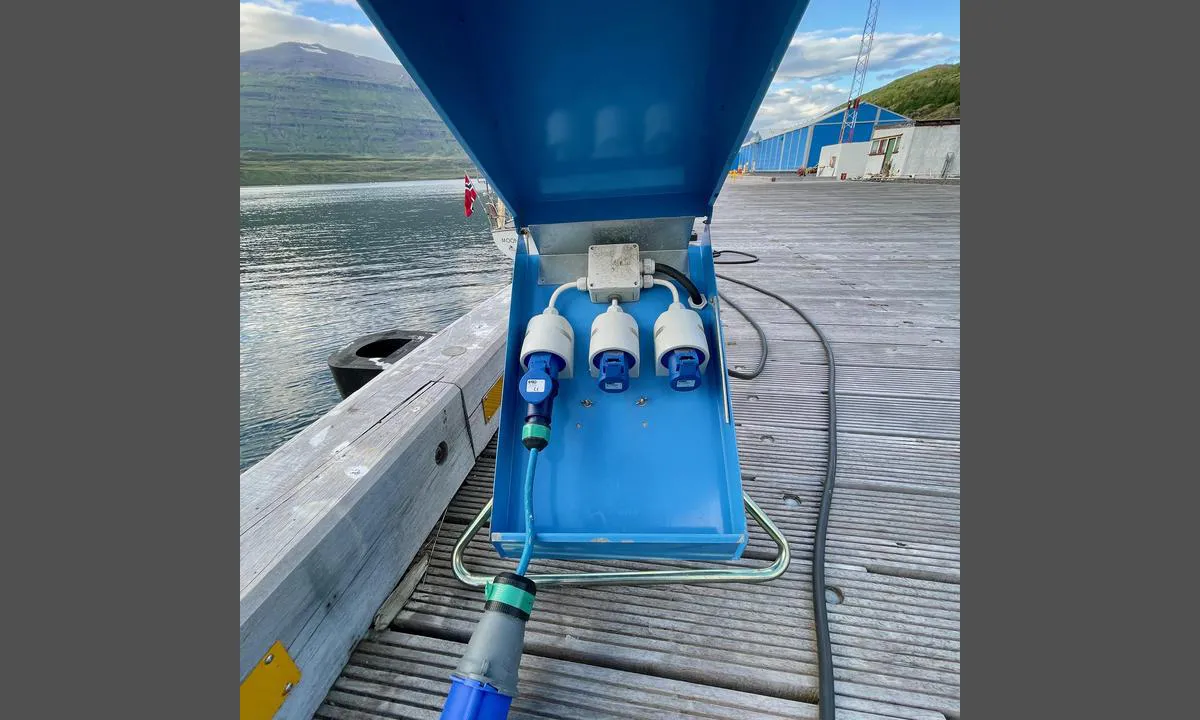 Seydisfjodur: {"base": "en", "no": "Str\u00f8m tilgjengelig ved bryggen", "se": "El tillg\u00e4ngligt vid kajen", "en": "Electricity available at the pier", "da": "Elektricitet tilg\u00e6ngelig ved kajen", "fr": "\u00c9lectricit\u00e9 disponible sur le quai", "de": "Stromanschluss am Pier verf\u00fcgbar", "es": "Electricidad disponible en el muelle", "it": "Elettricit\u00e0 disponibile al molo", "pt": "Eletricidade dispon\u00edvel no cais", "nl": "Elektriciteit beschikbaar op de pier", "pl": "Elektryczno\u015b\u0107 dost\u0119pna na nabrze\u017cu", "uk": "\u0415\u043b\u0435\u043a\u0442\u0440\u0438\u043a\u0430 \u0434\u043e\u0441\u0442\u0443\u043f\u043d\u0430 \u043d\u0430 \u043f\u0440\u0438\u0447\u0430\u043b\u0456", "ro": "Electricitate disponibil\u0103 la chei", "tr": "\u0130skelede elektrik mevcut", "el": "\u0397\u03bb\u03b5\u03ba\u03c4\u03c1\u03b9\u03ba\u03cc \u03c1\u03b5\u03cd\u03bc\u03b1 \u03b4\u03b9\u03b1\u03b8\u03ad\u03c3\u03b9\u03bc\u03bf \u03c3\u03c4\u03b7\u03bd \u03b1\u03c0\u03bf\u03b2\u03ac\u03b8\u03c1\u03b1", "cs": "Elekt\u0159ina k dispozici na molu", "hu": "\u00c1ramell\u00e1t\u00e1s el\u00e9rhet\u0151 a m\u00f3l\u00f3n", "fi": "S\u00e4hk\u00f6\u00e4 saatavilla laiturilla", "bg": "\u041d\u0430\u043b\u0438\u0447\u0435\u043d \u0435\u043b\u0435\u043a\u0442\u0440\u0438\u0447\u0435\u0441\u043a\u0438 \u0442\u043e\u043a \u043d\u0430 \u043a\u0435\u044f", "sr": "Struja je dostupna na pristani\u0161tu", "et": "Elektrivarustus saadaval kail", "lv": "Elektr\u012bba pieejama pie piest\u0101tnes", "lt": "Prieplaukoje yra elektra"}