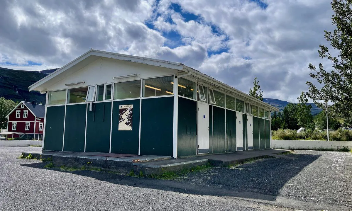 Seydisfjodur: {"base": "en", "no": "Dusjene ligger p\u00e5 baksiden av servicehuset p\u00e5 campingplassen", "se": "Duscharna \u00e4r bel\u00e4gna p\u00e5 baksidan av servicehuset p\u00e5 campingen", "en": "The showers is located at the back side of the the campsite service house", "da": "Bruserne er placeret p\u00e5 bagsiden af servicehuset p\u00e5 campingpladsen", "fr": "Les douches sont situ\u00e9es \u00e0 l'arri\u00e8re du b\u00e2timent de service du camping", "de": "Die Duschen befinden sich auf der R\u00fcckseite des Servicehauses des Campingplatzes", "es": "Las duchas est\u00e1n ubicadas en la parte trasera de la casa de servicios del camping", "it": "Le docce si trovano sul retro della casa dei servizi del campeggio", "pt": "Os chuveiros est\u00e3o localizados na parte traseira da casa de servi\u00e7os do acampamento.", "nl": "De douches bevinden zich aan de achterkant van het servicehuis van de camping", "pl": "Prysznice znajduj\u0105 si\u0119 z ty\u0142u budynku serwisowego na kempingu", "uk": "\u0414\u0443\u0448\u0456 \u0440\u043e\u0437\u0442\u0430\u0448\u043e\u0432\u0430\u043d\u0456 \u043d\u0430 \u0437\u0430\u0434\u043d\u0456\u0439 \u0441\u0442\u043e\u0440\u043e\u043d\u0456 \u0441\u0435\u0440\u0432\u0456\u0441\u043d\u043e\u0433\u043e \u0431\u0443\u0434\u0438\u043d\u043a\u0443 \u043a\u0435\u043c\u043f\u0456\u043d\u0433\u0443", "ro": "Du\u0219urile se afl\u0103 \u00een partea din spate a casei de servicii a campingului", "tr": "Du\u015flar kamp alan\u0131 hizmet binas\u0131n\u0131n arka taraf\u0131nda yer almaktad\u0131r", "el": "\u03a4\u03b1 \u03bd\u03c4\u03bf\u03c5\u03c2 \u03b2\u03c1\u03af\u03c3\u03ba\u03bf\u03bd\u03c4\u03b1\u03b9 \u03c3\u03c4\u03bf \u03c0\u03af\u03c3\u03c9 \u03bc\u03ad\u03c1\u03bf\u03c2 \u03c4\u03bf\u03c5 \u03c3\u03c0\u03b9\u03c4\u03b9\u03bf\u03cd \u03b5\u03be\u03c5\u03c0\u03b7\u03c1\u03ad\u03c4\u03b7\u03c3\u03b7\u03c2 \u03c4\u03bf\u03c5 \u03ba\u03ac\u03bc\u03c0\u03b9\u03bd\u03b3\u03ba", "cs": "Sprchy se nach\u00e1z\u00ed v zadn\u00ed \u010d\u00e1sti servisn\u00edho domu kempu", "hu": "A zuhanyz\u00f3k a kemping szolg\u00e1ltat\u00f3h\u00e1z\u00e1nak h\u00e1ts\u00f3 oldal\u00e1n tal\u00e1lhat\u00f3k", "fi": "Suihkut sijaitsevat leirint\u00e4alueen palvelutalon takana", "bg": "\u0414\u0443\u0448\u043e\u0432\u0435\u0442\u0435 \u0441\u0430 \u0440\u0430\u0437\u043f\u043e\u043b\u043e\u0436\u0435\u043d\u0438 \u043d\u0430 \u0437\u0430\u0434\u043d\u0430\u0442\u0430 \u0441\u0442\u0440\u0430\u043d\u0430 \u043d\u0430 \u0441\u0435\u0440\u0432\u0438\u0437\u043d\u0430\u0442\u0430 \u043a\u044a\u0449\u0430 \u043d\u0430 \u043a\u044a\u043c\u043f\u0438\u043d\u0433\u0430", "sr": "Tu\u0161evi se nalaze na zadnjoj strani uslu\u017ene ku\u0107e kampa", "et": "Du\u0161id asuvad telkla teenindushoone tagak\u00fcljel", "lv": "Du\u0161as atrodas kempinga saimniec\u012bbas \u0113kas aizmugur\u0113", "lt": "Du\u0161ai yra \u012fsik\u016br\u0119 kempingo aptarnavimo namelio galin\u0117je pus\u0117je"}