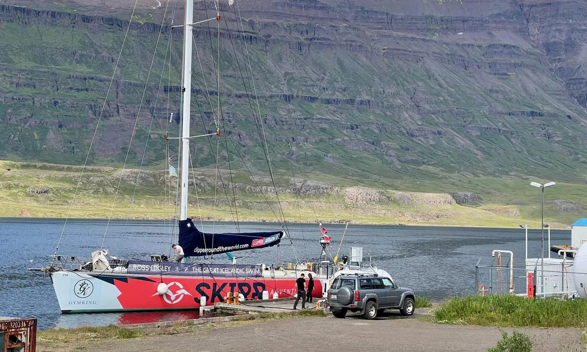 Seydisfjodur: {"base": "en", "no": "Drivstoffpumpen var plassert ved enden av brygga.", "se": "Br\u00e4nslepumpen var bel\u00e4gen i slutet av kajen.", "en": "The fuel pump was located at the end of the pier.", "da": "Br\u00e6ndstofpumpen var placeret for enden af molen.", "fr": "La pompe \u00e0 carburant se trouvait au bout de la jet\u00e9e.", "de": "Die Zapfs\u00e4ule befand sich am Ende des Piers.", "es": "La bomba de combustible se encontraba al final del muelle.", "it": "La pompa di carburante si trovava alla fine del molo.", "pt": "A bomba de combust\u00edvel estava localizada no final do cais.", "nl": "De brandstofpomp bevond zich aan het einde van de pier.", "pl": "Pompa paliwowa znajdowa\u0142a si\u0119 na ko\u0144cu nabrze\u017ca.", "uk": "\u041f\u0430\u043b\u0438\u0432\u043d\u0438\u0439 \u043d\u0430\u0441\u043e\u0441 \u0440\u043e\u0437\u043c\u0456\u0449\u0435\u043d\u0438\u0439 \u043d\u0430 \u043a\u0456\u043d\u0446\u0456 \u043f\u0456\u0440\u0441\u0430.", "ro": "Pompa de combustibil era situat\u0103 la cap\u0103tul digului.", "tr": "Yak\u0131t pompas\u0131 iskele ucunda yer al\u0131yordu.", "el": "\u0397 \u03b1\u03bd\u03c4\u03bb\u03af\u03b1 \u03ba\u03b1\u03c5\u03c3\u03af\u03bc\u03c9\u03bd \u03b2\u03c1\u03af\u03c3\u03ba\u03b5\u03c4\u03b1\u03b9 \u03c3\u03c4\u03bf \u03c4\u03ad\u03bb\u03bf\u03c2 \u03c4\u03b7\u03c2 \u03c0\u03c1\u03bf\u03b2\u03bb\u03ae\u03c4\u03b1\u03c2.", "cs": "\u010cerpac\u00ed stanice byla um\u00edst\u011bna na konci mola.", "hu": "A benzink\u00fat a m\u00f3l\u00f3 v\u00e9g\u00e9n tal\u00e1lhat\u00f3.", "fi": "Polttoainepumppu sijaitsi laiturin p\u00e4\u00e4ss\u00e4.", "bg": "\u041f\u043e\u043c\u043f\u0430\u0442\u0430 \u0437\u0430 \u0433\u043e\u0440\u0438\u0432\u043e \u0441\u0435 \u043d\u0430\u043c\u0438\u0440\u0430\u0448\u0435 \u0432 \u043a\u0440\u0430\u044f \u043d\u0430 \u043a\u0435\u044f.", "sr": "Pumpa za gorivo nalazi se na kraju mola.", "et": "K\u00fctusepump asus kai l\u00f5pus.", "lv": "Degvielas s\u016bknis atrad\u0101s piest\u0101tnes gal\u0101.", "lt": "Degal\u0173 pompa buvo \u012frengta prieplaukos gale."}