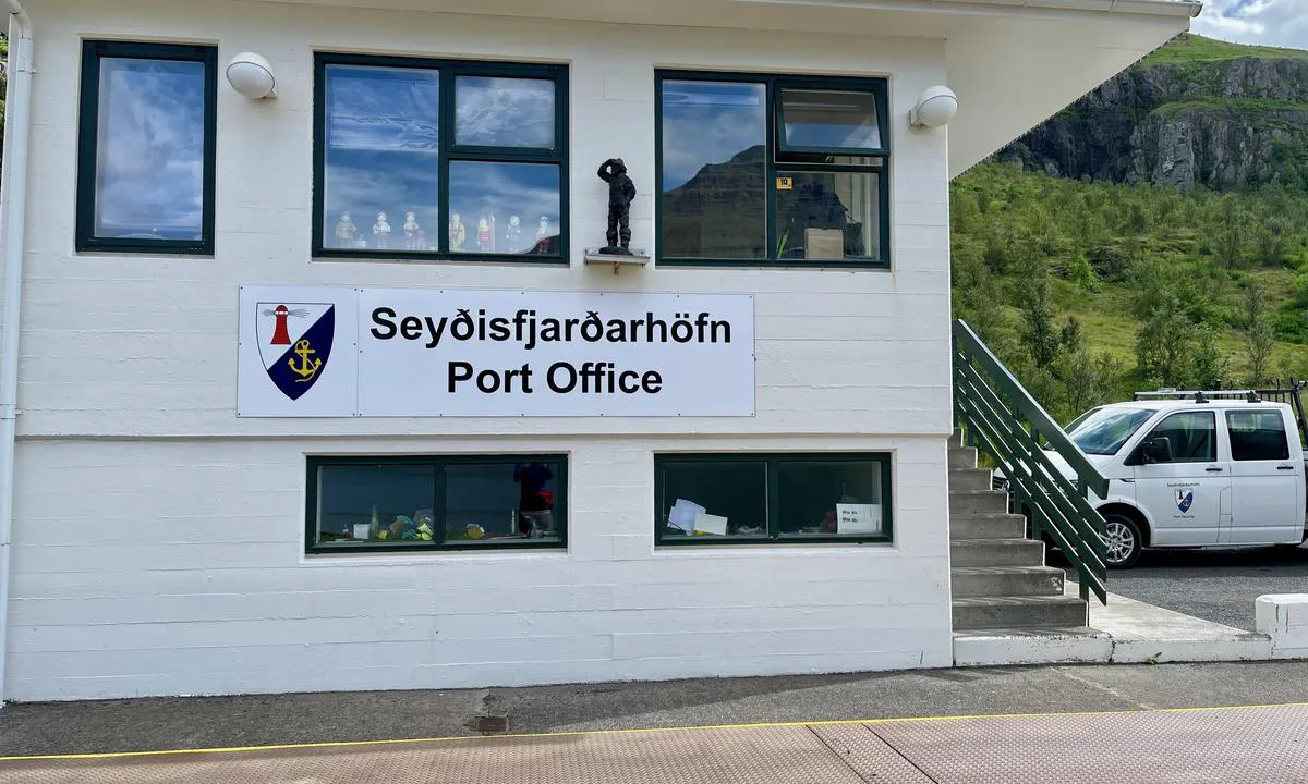 Seydisfjodur: {"base": "en", "no": "Gutta p\u00e5 havnekontoret var veldig hjelpsomme, og de gjorde alt de kunne for \u00e5 f\u00e5 oss til \u00e5 f\u00f8le oss velkomne.", "se": "Personalen p\u00e5 hamnkontoret var mycket hj\u00e4lpsamma, och de gjorde allt de kunde f\u00f6r att f\u00e5 oss att k\u00e4nna oss v\u00e4lkomna.", "en": "The guys at the Port Office was very helpful, and they did everything they could to make us feel welcome.", "da": "Fyrene p\u00e5 havnekontoret var meget hj\u00e6lpsomme, og de gjorde alt, hvad de kunne, for at f\u00e5 os til at f\u00f8le os velkomne.", "fr": "Les gars du bureau du port \u00e9taient tr\u00e8s serviables, et ils ont fait tout ce qu'ils pouvaient pour nous faire sentir les bienvenus.", "de": "Die Mitarbeiter im Hafenb\u00fcro waren sehr hilfsbereit und taten alles, um uns willkommen zu hei\u00dfen.", "es": "El personal de la Oficina del Puerto fue muy servicial y hicieron todo lo posible para hacernos sentir bienvenidos.", "it": "I ragazzi dell'Ufficio del Porto sono stati molto disponibili e hanno fatto tutto il possibile per farci sentire i benvenuti.", "pt": "Os rapazes do Escrit\u00f3rio do Porto foram muito prestativos e fizeram tudo o que puderam para nos fazer sentir bem-vindos.", "nl": "De medewerkers van het havenkantoor waren erg behulpzaam, en ze deden alles wat ze konden om ons welkom te laten voelen.", "pl": "Ekipa w Biurze Portowym by\u0142a bardzo pomocna i zrobi\u0142a wszystko, co w ich mocy, aby\u015bmy czuli si\u0119 mile widziani.", "uk": "\u0425\u043b\u043e\u043f\u0446\u0456 \u0437 \u041f\u043e\u0440\u0442\u043e\u0432\u043e\u0457 \u0441\u043b\u0443\u0436\u0431\u0438 \u0431\u0443\u043b\u0438 \u0434\u0443\u0436\u0435 \u043b\u044e\u0431'\u044f\u0437\u043d\u0456 \u0456 \u0437\u0440\u043e\u0431\u0438\u043b\u0438 \u0432\u0441\u0435 \u043c\u043e\u0436\u043b\u0438\u0432\u0435, \u0449\u043e\u0431 \u043c\u0438 \u0432\u0456\u0434\u0447\u0443\u043b\u0438 \u0441\u0435\u0431\u0435 \u0431\u0430\u0436\u0430\u043d\u0438\u043c\u0438 \u0433\u043e\u0441\u0442\u044f\u043c\u0438.", "ro": "Cei de la Biroul Portuar au fost foarte de ajutor \u0219i au f\u0103cut tot ce le-a stat \u00een putin\u021b\u0103 pentru a ne face s\u0103 ne sim\u021bim bineveni\u021bi.", "tr": "Liman Ofisindeki adamlar \u00e7ok yard\u0131mc\u0131 oldular ve bizi ho\u015f kar\u015f\u0131lamak i\u00e7in ellerinden gelen her \u015feyi yapt\u0131lar.", "el": "\u039f\u03b9 \u03ac\u03bd\u03b8\u03c1\u03c9\u03c0\u03bf\u03b9 \u03c3\u03c4\u03bf \u03b3\u03c1\u03b1\u03c6\u03b5\u03af\u03bf \u03c4\u03bf\u03c5 \u03bb\u03b9\u03bc\u03b1\u03bd\u03b9\u03bf\u03cd \u03ae\u03c4\u03b1\u03bd \u03c0\u03bf\u03bb\u03cd \u03b5\u03be\u03c5\u03c0\u03b7\u03c1\u03b5\u03c4\u03b9\u03ba\u03bf\u03af \u03ba\u03b1\u03b9 \u03ad\u03ba\u03b1\u03bd\u03b1\u03bd \u03cc,\u03c4\u03b9 \u03bc\u03c0\u03bf\u03c1\u03bf\u03cd\u03c3\u03b1\u03bd \u03b3\u03b9\u03b1 \u03bd\u03b1 \u03bc\u03b1\u03c2 \u03ba\u03ac\u03bd\u03bf\u03c5\u03bd \u03bd\u03b1 \u03bd\u03b9\u03ce\u03c3\u03bf\u03c5\u03bc\u03b5 \u03b5\u03c5\u03c0\u03c1\u03cc\u03c3\u03b4\u03b5\u03ba\u03c4\u03bf\u03b9.", "cs": "Chlapi v p\u0159\u00edstavn\u00ed kancel\u00e1\u0159i byli velmi ochotn\u00ed a ud\u011blali v\u0161e, co mohli, aby n\u00e1s p\u0159iv\u00edtali.", "hu": "A kik\u00f6t\u0151i iroda emberei nagyon seg\u00edt\u0151k\u00e9szek voltak, \u00e9s mindent megtettek, hogy otthonosan \u00e9rezz\u00fck magunkat.", "fi": "Satamakonttorin kaverit olivat eritt\u00e4in avuliaita, ja he tekiv\u00e4t kaikkensa saadakseen meid\u00e4t tuntemaan olomme tervetulleeksi.", "bg": "\u041c\u043e\u043c\u0447\u0435\u0442\u0430\u0442\u0430 \u043e\u0442 \u041f\u0440\u0438\u0441\u0442\u0430\u043d\u0438\u0449\u043d\u0438\u044f \u043e\u0444\u0438\u0441 \u0431\u044f\u0445\u0430 \u043c\u043d\u043e\u0433\u043e \u043f\u043e\u043b\u0435\u0437\u043d\u0438 \u0438 \u043d\u0430\u043f\u0440\u0430\u0432\u0438\u0445\u0430 \u0432\u0441\u0438\u0447\u043a\u043e \u0432\u044a\u0437\u043c\u043e\u0436\u043d\u043e, \u0437\u0430 \u0434\u0430 \u043d\u0438 \u043d\u0430\u043a\u0430\u0440\u0430\u0442 \u0434\u0430 \u0441\u0435 \u043f\u043e\u0447\u0443\u0432\u0441\u0442\u0432\u0430\u043c\u0435 \u0434\u043e\u0431\u0440\u0435 \u0434\u043e\u0448\u043b\u0438.", "sr": "Momci u Lu\u010dkoj upravi bili su veoma uslu\u017eni i u\u010dinili su sve \u0161to su mogli da bismo se ose\u0107ali dobrodo\u0161lo.", "et": "Sadamab\u00fcroo meeskond oli v\u00e4ga abivalmis ja tegi k\u00f5ik endast oleneva, et meid teretulnuna tunda.", "lv": "Ostas kancelejas darbinieki bija \u013coti izpal\u012bdz\u012bgi un dar\u012bja visu iesp\u0113jamo, lai m\u0113s justos gaid\u012bti.", "lt": "Uosto tarnybos darbuotojai buvo labai paslaug\u016bs ir padar\u0117 visk\u0105, kad jaustum\u0117m\u0117s laukiami."}