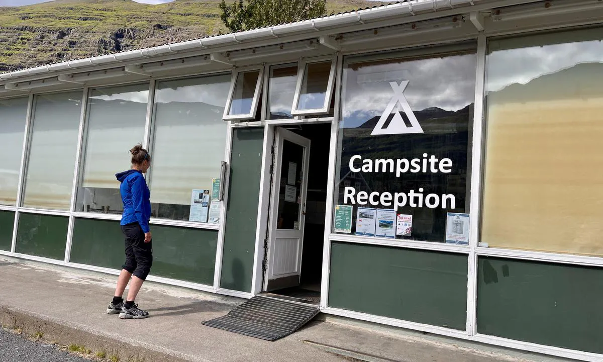 Seydisfjodur: {"base": "en", "no": "P\u00e5 campingplassen er det gratis toalett og dusjer", "se": "P\u00e5 campingen finns gratis toaletter och duschar", "en": "At the campsite there is free toilet and showers", "da": "P\u00e5 campingpladsen er der gratis toiletter og brusere", "fr": "Au camping, il y a des toilettes et des douches gratuites", "de": "Auf dem Campingplatz gibt es kostenlose Toiletten und Duschen", "es": "En el camping hay aseos y duchas gratuitos", "it": "Al campeggio ci sono servizi igienici e docce gratuiti", "pt": "No acampamento h\u00e1 banheiro e chuveiros gratuitos", "nl": "Op de camping zijn gratis toiletten en douches", "pl": "Na kempingu znajduj\u0105 si\u0119 darmowe toalety i prysznice", "uk": "\u041d\u0430 \u043a\u0435\u043c\u043f\u0456\u043d\u0433\u0443 \u0454 \u0431\u0435\u0437\u043a\u043e\u0448\u0442\u043e\u0432\u043d\u0456 \u0442\u0443\u0430\u043b\u0435\u0442\u0438 \u0442\u0430 \u0434\u0443\u0448\u043e\u0432\u0456", "ro": "La camping exist\u0103 toalete \u0219i du\u0219uri gratuite", "tr": "Kamp alan\u0131nda \u00fccretsiz tuvalet ve du\u015flar mevcuttur", "el": "\u03a3\u03c4\u03bf \u03ba\u03ac\u03bc\u03c0\u03b9\u03bd\u03b3\u03ba \u03c5\u03c0\u03ac\u03c1\u03c7\u03bf\u03c5\u03bd \u03b4\u03c9\u03c1\u03b5\u03ac\u03bd \u03c4\u03bf\u03c5\u03b1\u03bb\u03ad\u03c4\u03b5\u03c2 \u03ba\u03b1\u03b9 \u03bd\u03c4\u03bf\u03c5\u03b6\u03b9\u03ad\u03c1\u03b5\u03c2", "cs": "V kempu jsou zdarma toalety a sprchy", "hu": "A kempingben ingyenes WC \u00e9s zuhanyz\u00f3k \u00e1llnak rendelkez\u00e9sre.", "fi": "Leirint\u00e4alueella on ilmaiset wc:t ja suihkut", "bg": "\u041d\u0430 \u043a\u044a\u043c\u043f\u0438\u043d\u0433\u0430 \u0438\u043c\u0430 \u0431\u0435\u0437\u043f\u043b\u0430\u0442\u043d\u0438 \u0442\u043e\u0430\u043b\u0435\u0442\u043d\u0438 \u0438 \u0434\u0443\u0448\u043e\u0432\u0435", "sr": "Na kampu postoje besplatni toaleti i tu\u0161evi", "et": "Laagriplatsil on tasuta tualetid ja du\u0161id", "lv": "Nometnes viet\u0101 ir bezmaksas tualetes un du\u0161as", "lt": "Kempinge yra nemokami tualetai ir du\u0161ai"}