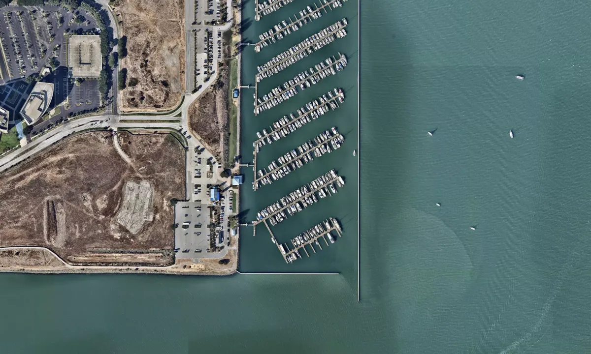 Flyfoto av Sierra Point Yacht Club