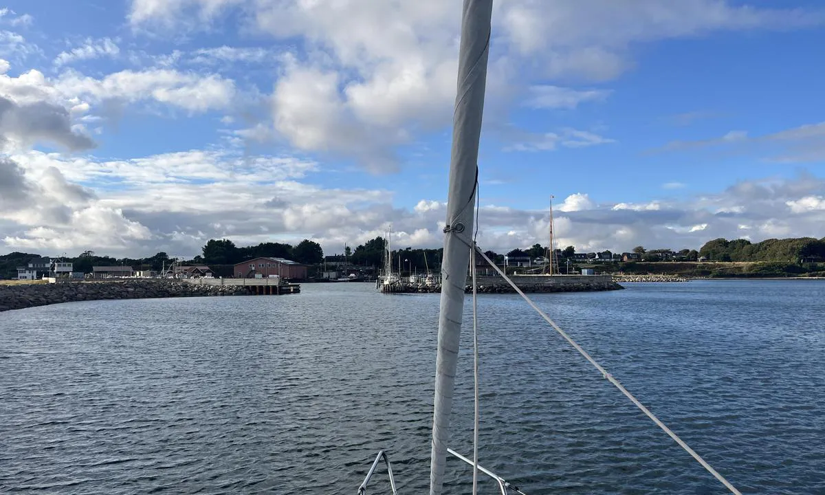 Sillerslev Havn: {"base": "nl", "no": "Inngangen til havnen er markert med r\u00f8d-gr\u00f8nn merking. Denne er akkurat passert p\u00e5 bildet.", "se": "Inloppet till hamnen markeras av r\u00f6d-gr\u00f6na sj\u00f6m\u00e4rken. Dessa har precis passerats p\u00e5 bilden.", "en": "The entrance to the harbour is indicated by red-green buoyage. This has just been passed in the photo.", "da": "Indsejlingen til havnen er markeret med r\u00f8d-gr\u00f8n afm\u00e6rkning. Denne er netop passeret p\u00e5 billedet.", "fr": "L'entr\u00e9e du port est indiqu\u00e9e par une balisage rouge-vert. Celui-ci vient d'\u00eatre d\u00e9pass\u00e9 sur la photo.", "de": "Der Hafeneingang wird durch rot-gr\u00fcne Tonnen gekennzeichnet. Diese sind auf dem Foto gerade passiert.", "es": "La entrada del puerto est\u00e1 indicada por balizamiento rojo-verde. Esta acaba de ser pasada en la foto.", "it": "L'ingresso del porto \u00e8 segnalato da segnalazioni rosso-verdi. Queste appena superate nella foto.", "pt": "A entrada do porto \u00e9 indicada por balizamento vermelho-verde. Esta acaba de ser ultrapassada na foto.", "nl": "De ingang van de haven wordt aangegeven door rood-groene betonning. Deze op de foto net gepasseerd.", "pl": "Wej\u015bcie do portu jest oznaczone czerwono-zielonymi znakami nawigacyjnymi. Te w\u0142a\u015bnie zosta\u0142y w\u0142a\u015bnie minione na zdj\u0119ciu.", "uk": "\u0412\u0445\u0456\u0434 \u0443 \u0433\u0430\u0432\u0430\u043d\u044c \u043f\u043e\u0437\u043d\u0430\u0447\u0435\u043d\u043e \u0447\u0435\u0440\u0432\u043e\u043d\u043e-\u0437\u0435\u043b\u0435\u043d\u0438\u043c\u0438 \u0431\u0443\u044f\u043c\u0438. \u0426\u0456 \u0431\u0443\u0457 \u0449\u043e\u0439\u043d\u043e \u043f\u0440\u043e\u0439\u0434\u0435\u043d\u0456 \u043d\u0430 \u0444\u043e\u0442\u043e.", "ro": "Intrarea \u00een port este marcat\u0103 prin balizaj ro\u0219u-verde. Acest balizaj tocmai a fost trecut \u00een fotografie.", "tr": "Limana giri\u015f, k\u0131rm\u0131z\u0131-ye\u015fil \u015famand\u0131ralarla i\u015faretlenmi\u015ftir. Foto\u011frafta yeni ge\u00e7ilmi\u015ftir.", "el": "\u0397 \u03b5\u03af\u03c3\u03bf\u03b4\u03bf\u03c2 \u03c4\u03bf\u03c5 \u03bb\u03b9\u03bc\u03b1\u03bd\u03b9\u03bf\u03cd \u03c3\u03b7\u03bc\u03b5\u03b9\u03ce\u03bd\u03b5\u03c4\u03b1\u03b9 \u03bc\u03b5 \u03ba\u03cc\u03ba\u03ba\u03b9\u03bd\u03bf\u03c5\u03c2 \u03ba\u03b1\u03b9 \u03c0\u03c1\u03ac\u03c3\u03b9\u03bd\u03bf\u03c5\u03c2 \u03c6\u03b1\u03bd\u03ac\u03c1\u03b9\u03b1. \u0391\u03c5\u03c4\u03ac \u03bc\u03cc\u03bb\u03b9\u03c2 \u03c0\u03ad\u03c1\u03b1\u03c3\u03b1\u03bd \u03c3\u03c4\u03b7 \u03c6\u03c9\u03c4\u03bf\u03b3\u03c1\u03b1\u03c6\u03af\u03b1.", "cs": "Vchod do p\u0159\u00edstavu je ozna\u010den \u010dervenozelen\u00fdm ozna\u010den\u00edm. To je pr\u00e1v\u011b zaobch\u00e1zeno na fotografii.", "hu": "A kik\u00f6t\u0151 bej\u00e1rat\u00e1t v\u00f6r\u00f6s-z\u00f6ld b\u00f3j\u00e1k jelzik. Ezeket a k\u00e9pen \u00e9ppen elhagyt\u00e1k.", "fi": "Sataman sis\u00e4\u00e4nk\u00e4ynti on merkitty punavihreill\u00e4 merimerkeill\u00e4. Kuvassa juuri ohitettu.", "bg": "\u0412\u0445\u043e\u0434\u044a\u0442 \u043d\u0430 \u043f\u0440\u0438\u0441\u0442\u0430\u043d\u0438\u0449\u0435\u0442\u043e \u0435 \u043e\u0431\u043e\u0437\u043d\u0430\u0447\u0435\u043d \u0441 \u0447\u0435\u0440\u0432\u0435\u043d\u043e-\u0437\u0435\u043b\u0435\u043d\u043e \u043c\u0430\u0440\u043a\u0438\u0440\u0430\u043d\u0435. \u0422\u043e\u0437\u0438 \u043d\u0430 \u0441\u043d\u0438\u043c\u043a\u0430\u0442\u0430 \u0442\u043e\u043a\u0443-\u0449\u043e \u0435 \u043f\u0440\u0435\u043c\u0438\u043d\u0430\u0442.", "sr": "Ulaz u luku ozna\u010den je crveno-zelenom bojenjem. Ovom fotografijom je upravo pro\u0161ao.", "et": "Sadamassep\u00e4\u00e4s on m\u00e4rgistatud punase-rohelise m\u00e4rgistusega. See on just fotol m\u00f6\u00f6dunud.", "lv": "Ostas ieeju nor\u0101da sarkani-zilza\u013cas bojas. \u0160\u012bs ir tikko redzamas att\u0113l\u0101.", "lt": "Uosto \u012f\u0117jim\u0105 \u017eymi raudona-\u017ealia \u017eenklinimo sistema. \u0160iuo metu nuotraukoje ji k\u0105 tik praplaukta."}