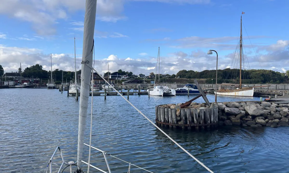 Sillerslev Havn: {"base": "nl", "no": "Innfart til havnen.", "se": "Insegling till hamnen.", "en": "Entering the harbor.", "da": "Indsejling til havnen.", "fr": "Entr\u00e9e dans le port.", "de": "Einfahrt in den Hafen.", "es": "Entrada al puerto.", "it": "Entrata nel porto.", "pt": "Entrada no porto.", "nl": "Invaren van de haven.", "pl": "Wp\u0142yni\u0119cie do portu.", "uk": "\u0412\u0445\u0456\u0434 \u0443 \u0433\u0430\u0432\u0430\u043d\u044c.", "ro": "Intrarea \u00een port.", "tr": "Liman giri\u015f", "el": "\u0395\u03af\u03c3\u03bf\u03b4\u03bf\u03c2 \u03c3\u03c4\u03bf \u03bb\u03b9\u03bc\u03ac\u03bd\u03b9.", "cs": "Vjezd do p\u0159\u00edstavu.", "hu": "A kik\u00f6t\u0151be val\u00f3 behajt\u00e1s.", "fi": "Satamaan saapuminen.", "bg": "\u0412\u043b\u0438\u0437\u0430\u043d\u0435 \u0432 \u043f\u0440\u0438\u0441\u0442\u0430\u043d\u0438\u0449\u0435\u0442\u043e.", "sr": "Ulazak u luku.", "et": "Sadamasse sisenemine.", "lv": "Ieeja ost\u0101.", "lt": "\u012eplaukimas \u012f uost\u0105."}