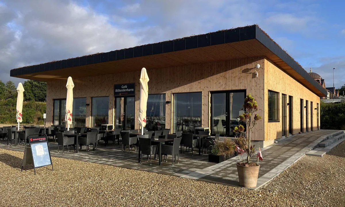 Sillerslev Havn: {"base": "nl", "no": "Caf\u00e9 restaurant med dusjer, toaletter, vaskemaskin og t\u00f8rketrommel.", "se": "Caf\u00e9restaurang med duschar, toaletter, tv\u00e4ttmaskin och torktumlare.", "en": "Caf\u00e9 restaurant with showers, toilets, washing machine & dryer.", "da": "Caf\u00e9restaurant med brusere, toiletter, vaskemaskine og t\u00f8rretumbler.", "fr": "Caf\u00e9-restaurant avec douches, toilettes, lave-linge et s\u00e8che-linge.", "de": "Caf\u00e9-Restaurant mit Duschen, Toiletten, Waschmaschine & Trockner.", "es": "Caf\u00e9 restaurante con duchas, aseos, lavadora y secadora.", "it": "Caff\u00e8 ristorante con docce, servizi igienici, lavatrice e asciugatrice.", "pt": "Caf\u00e9 restaurante com chuveiros, sanit\u00e1rios, m\u00e1quina de lavar e secadora.", "nl": "Caf\u00e9 restaurant met douches, wc\u2019s, wasmachine & droger.", "pl": "Restauracja z kawiarni\u0105, z prysznicami, toaletami, pralk\u0105 i suszark\u0105.", "uk": "\u041a\u0430\u0444\u0435-\u0440\u0435\u0441\u0442\u043e\u0440\u0430\u043d \u0437 \u0434\u0443\u0448\u043e\u0432\u0438\u043c\u0438, \u0442\u0443\u0430\u043b\u0435\u0442\u0430\u043c\u0438, \u043f\u0440\u0430\u043b\u044c\u043d\u043e\u044e \u043c\u0430\u0448\u0438\u043d\u043a\u043e\u044e \u0442\u0430 \u0441\u0443\u0448\u0430\u0440\u043a\u043e\u044e.", "ro": "Cafenea-restaurant cu du\u0219uri, toalete, ma\u0219in\u0103 de sp\u0103lat & usc\u0103tor.", "tr": "Du\u015flar, tuvaletler, \u00e7ama\u015f\u0131r makinesi ve kurutucu bulunan kafe restoran.", "el": "\u039a\u03b1\u03c6\u03ad \u03b5\u03c3\u03c4\u03b9\u03b1\u03c4\u03cc\u03c1\u03b9\u03bf \u03bc\u03b5 \u03bd\u03c4\u03bf\u03c5\u03c2, \u03c4\u03bf\u03c5\u03b1\u03bb\u03ad\u03c4\u03b5\u03c2, \u03c0\u03bb\u03c5\u03bd\u03c4\u03ae\u03c1\u03b9\u03bf \u03ba\u03b1\u03b9 \u03c3\u03c4\u03b5\u03b3\u03bd\u03c9\u03c4\u03ae\u03c1\u03b9\u03bf.", "cs": "Caf\u00e9 restaurace s sprchami, WC, pra\u010dkou a su\u0161i\u010dkou.", "hu": "K\u00e1v\u00e9z\u00f3-\u00e9tterem tusol\u00f3kkal, v\u00e9c\u00e9kkel, mos\u00f3g\u00e9ppel \u00e9s sz\u00e1r\u00edt\u00f3val.", "fi": "Kahvila-ravintola, jossa suihkut, wc:t, pesukone ja kuivausrumpu.", "bg": "\u041a\u0430\u0444\u0435-\u0440\u0435\u0441\u0442\u043e\u0440\u0430\u043d\u0442 \u0441 \u0434\u0443\u0448\u043e\u0432\u0435, \u0442\u043e\u0430\u043b\u0435\u0442\u043d\u0438, \u043f\u0435\u0440\u0430\u043b\u043d\u044f \u0438 \u0441\u0443\u0448\u0438\u043b\u043d\u044f.", "sr": "\u041a\u0430\u0444\u0435 \u0440\u0435\u0441\u0442\u043e\u0440\u0430\u043d \u0441\u0430 \u0442\u0443\u0448\u0435\u0432\u0438\u043c\u0430, WC-\u0438\u043c\u0430, \u043c\u0430\u0448\u0438\u043d\u043e\u043c \u0437\u0430 \u043f\u0440\u0430\u045a\u0435 \u0432\u0435\u0448\u0430 \u0438 \u0441\u0443\u0448\u0430\u0447\u0435\u043c.", "et": "Kohvik-restoran koos du\u0161\u0161ide, tualettide, pesumasina ja kuivatiiga.", "lv": "Kafejn\u012bca-restor\u0101ns ar du\u0161\u0101m, tualet\u0113m, ve\u013cas ma\u0161\u012bnu un \u017e\u0101v\u0113t\u0101ju.", "lt": "Kavin\u0117-restoranas su du\u0161ais, tualetais, skalbimo ma\u0161ina ir d\u017eiovykle."}