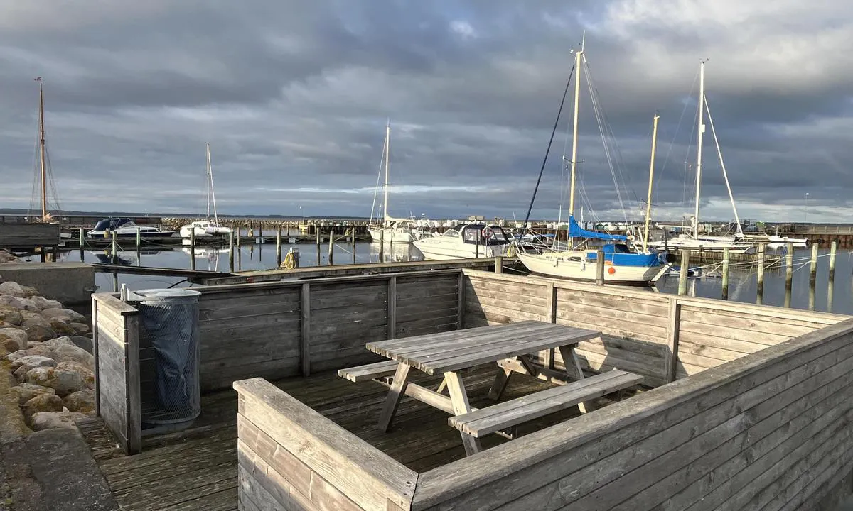 Sillerslev Havn: {"base": "nl", "no": "Picknickbord ved bryggen.", "se": "Picknickbord vid bryggan.", "en": "Picnic table on the jetty.", "da": "Picnictabel ved molen.", "fr": "Table de pique-nique sur la jet\u00e9e.", "de": "Picknicktisch am Steg.", "es": "Mesa de picnic en el muelle.", "it": "Tavolo da picnic sul molo.", "pt": "Mesa de piquenique no cais.", "nl": "Picknicktafel aan de steiger.", "pl": "St\u00f3\u0142 piknikowy przy kei.", "uk": "\u041f\u0456\u043a\u043d\u0456\u0447\u043d\u0438\u0439 \u0441\u0442\u0456\u043b \u043d\u0430 \u043f\u0440\u0438\u0447\u0430\u043b\u0456.", "ro": "Mas\u0103 de picnic pe chei.", "tr": "\u0130skelede piknik masas\u0131.", "el": "\u03a4\u03c1\u03b1\u03c0\u03ad\u03b6\u03b9 \u03c0\u03b9\u03ba\u03bd\u03af\u03ba \u03c3\u03c4\u03b7\u03bd \u03c0\u03c1\u03bf\u03b2\u03bb\u03ae\u03c4\u03b1.", "cs": "Piknikov\u00fd st\u016fl na molu.", "hu": "Piknikasztal a m\u00f3l\u00f3n.", "fi": "Piknikp\u00f6yt\u00e4 laiturilla.", "bg": "\u041f\u0438\u043a\u043d\u0438\u043a \u043c\u0430\u0441\u0430 \u043d\u0430 \u043a\u0435\u044f.", "sr": "\u041f\u0438\u043a\u043d\u0438\u043a \u0441\u0442\u043e \u0437\u0430 \u043a\u0435\u0458\u0435\u043c.", "et": "Piknikulaud sildumiskohal.", "lv": "Piknika galds pie mola.", "lt": "Pikniko stalas prie molio."}