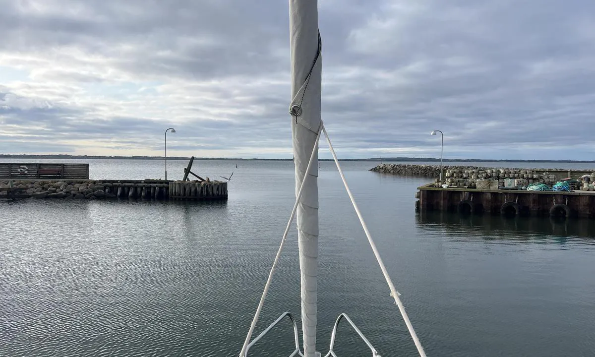 Sillerslev Havn: {"base": "nl", "no": "Havnekai", "se": "Hamnhuvud.", "en": "Harbour Head.", "da": "Havnens hoved", "fr": "Jet\u00e9e", "de": "Hafenkopf", "es": "Punto del puerto.", "it": "Testata del porto", "pt": "Cabe\u00e7o do porto", "nl": "Havenhoofd.", "pl": "Falochron.", "uk": "\u041f\u0440\u0438\u0441\u0442\u0430\u043d\u0441\u044c\u043a\u0438\u0439 \u043c\u043e\u043b", "ro": "Cap de port", "tr": "R\u0131ht\u0131m ucu.", "el": "\u0391\u03ba\u03c1\u03c9\u03c4\u03ae\u03c1\u03b9 \u03bb\u03b9\u03bc\u03ad\u03bd\u03b1", "cs": "P\u0159\u00edstavn\u00ed mole.", "hu": "Kik\u00f6t\u0151f\u0151", "fi": "Satamanp\u00e4\u00e4", "bg": "\u041a\u0440\u0430\u0439\u0431\u0440\u0435\u0436\u0435\u043d \u043a\u0435\u0439.", "sr": "\u041d\u0430\u0441\u0438\u043f \u043f\u0440\u0438\u0441\u0442\u0430\u043d\u0438\u0448\u0442\u0430.", "et": "Sadamapea.", "lv": "Ostas mols.", "lt": "Uosto molas"}