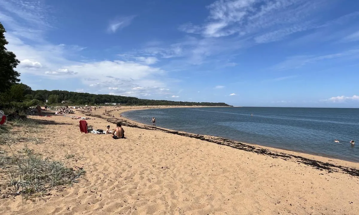 Simrishamn: Svært flott strand i umiddelbar nærhet. Den ligger rett nord for havna.