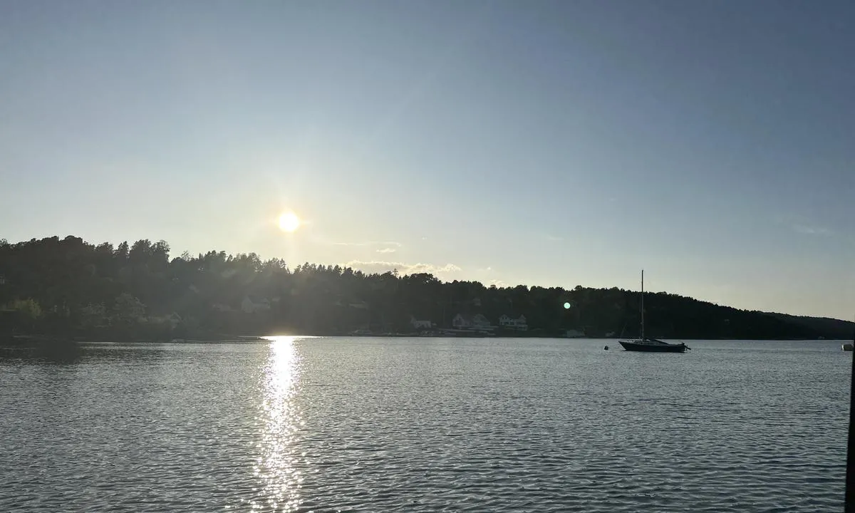 Sindingsbukta: {"base": "no", "no": "Kveldsstund 1.juli", "se": "Kv\u00e4llsstund 1 juli", "en": "Evening 1st of July", "da": "Aftenstund 1. juli", "fr": "Soir\u00e9e du 1er juillet", "de": "Abendstund 1. Juli", "es": "Noche 1 de julio", "it": "Serata 1 luglio", "pt": "Noite de 1\u00ba de julho", "nl": "Avondstond 1 juli", "pl": "Wieczorny moment 1 lipca", "uk": "\u0412\u0435\u0447\u0456\u0440\u043d\u0456\u0439 \u0447\u0430\u0441 1 \u043b\u0438\u043f\u043d\u044f", "ro": "Sear\u0103 de 1 iulie", "tr": "Ak\u015fam vakti 1 Temmuz", "el": "\u0392\u03c1\u03b1\u03b4\u03b9\u03bd\u03ae \u03ce\u03c1\u03b1 1 \u0399\u03bf\u03c5\u03bb\u03af\u03bf\u03c5", "cs": "Ve\u010dern\u00ed \u010das 1. \u010dervence", "hu": "Esti \u00f3r\u00e1k 1. j\u00falius", "fi": "Iltahetki 1. hein\u00e4kuuta", "bg": "\u0412\u0435\u0447\u0435\u0440 1 \u044e\u043b\u0438", "sr": "Ve\u010dernji trenutak 1. jula", "et": "\u00d5htu 1. juulil", "lv": "Vakara br\u012bdis 1. j\u016blij\u0101", "lt": "Vakaras 1 liepos"}