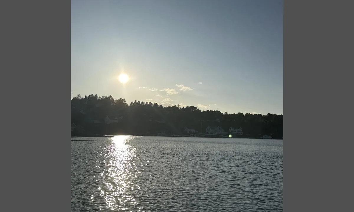 Sindingsbukta: {"base": "no", "no": "Kveldstund", "se": "Kv\u00e4llstund", "en": "Evening time", "da": "Aftenstund", "fr": "Soir\u00e9e", "de": "Abendstunde", "es": "Hora de la tarde", "it": "Momento Serale", "pt": "Momento de noite", "nl": "Avondtijd", "pl": "Wiecz\u00f3r", "uk": "\u0412\u0435\u0447\u0456\u0440\u043d\u0456\u0439 \u0447\u0430\u0441", "ro": "Seara", "tr": "Ak\u015fam saati", "el": "\u0392\u03c1\u03b1\u03b4\u03b9\u03ac", "cs": "Ve\u010dern\u00ed \u010das", "hu": "Esti pillanat", "fi": "Iltatunti", "bg": "\u0412\u0435\u0447\u0435\u0440\u043d\u0438 \u0447\u0430\u0441\u043e\u0432\u0435", "sr": "Ve\u010dernji trenutak", "et": "\u00d5htu", "lv": "Vakara laiks", "lt": "Vakaro metas"}