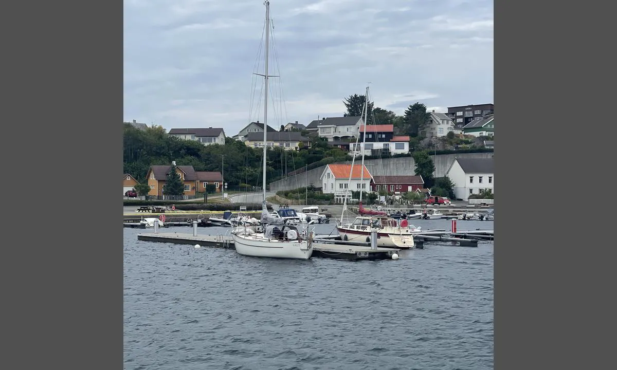Sirevåg: {"base": "no", "no": "God plass i Sirev\u00e5g. Trygt og lunt. Enkelt \u00e5 finne fram.", "se": "Gott om plats i Sirev\u00e5g. Tryggt och lugnt. Enkelt att hitta fram.", "en": "Good space in Sirev\u00e5g. Safe and sheltered. Easy to navigate.", "da": "God plads i Sirev\u00e5g. Trygt og lunt. Let at finde vej.", "fr": "Beaucoup de place \u00e0 Sirev\u00e5g. S\u00fbr et abrit\u00e9. Facile \u00e0 rep\u00e9rer.", "de": "Guter Platz in Sirev\u00e5g. Sicher und gesch\u00fctzt. Einfach zu finden.", "es": "Buen espacio en Sirev\u00e5g. Seguro y protegido. F\u00e1cil de encontrar.", "it": "Spazio disponibile a Sirev\u00e5g. Sicuro e accogliente. Facile da trovare.", "pt": "<p>Amplo espa\u00e7o em Sirev\u00e5g. Seguro e acolhedor. F\u00e1cil de localizar.</p>", "nl": "Goede ruimte in Sirev\u00e5g. Veilig en beschut. Eenvoudig te vinden.", "pl": "Du\u017co miejsca w Sirev\u00e5g. Bezpiecznie i spokojnie. \u0141atwo znale\u017a\u0107 drog\u0119.", "uk": "\u0413\u0430\u0440\u043d\u0435 \u043c\u0456\u0441\u0446\u0435 \u0432 \u0421\u0456\u0440\u0435\u0432\u0430\u0433\u0443. \u0411\u0435\u0437\u043f\u0435\u0447\u043d\u043e \u0456 \u0437\u0430\u0442\u0438\u0448\u043d\u043e. \u041b\u0435\u0433\u043a\u043e \u0437\u043d\u0430\u0439\u0442\u0438.", "ro": "Locuri disponibile \u00een Sirev\u00e5g. Sigur \u0219i ad\u0103postit. U\u0219or de g\u0103sit.", "tr": "Sirev\u00e5g'da bol yer. G\u00fcvenli ve korunakl\u0131. Bulmak kolay.", "el": "\u0386\u03c6\u03b8\u03bf\u03bd\u03bf\u03c2 \u03c7\u03ce\u03c1\u03bf\u03c2 \u03c3\u03c4\u03bf Sirev\u00e5g. \u0391\u03c3\u03c6\u03b1\u03bb\u03ad\u03c2 \u03ba\u03b1\u03b9 \u03b1\u03c0\u03ac\u03bd\u03b5\u03bc\u03bf. \u0395\u03cd\u03ba\u03bf\u03bb\u03bf \u03c3\u03c4\u03b7\u03bd \u03b5\u03cd\u03c1\u03b5\u03c3\u03b7.", "cs": "Dobr\u00e9 m\u00edsto v Sirev\u00e5gu. Bezpe\u010dn\u00e9 a klidn\u00e9. Snadno k nalezen\u00ed.", "hu": "J\u00f3 hely Sirev\u00e5gban. Biztons\u00e1gos \u00e9s v\u00e9dett. K\u00f6nny\u0171 megtal\u00e1lni.", "fi": "Hyv\u00e4 tila Sirev\u00e5gissa. Turvallinen ja suojaisa. Helppo l\u00f6yt\u00e4\u00e4 perille.", "bg": "\u0414\u043e\u0441\u0442\u0430\u0442\u044a\u0447\u043d\u043e \u043c\u044f\u0441\u0442\u043e \u0432 Sirev\u00e5g. \u0421\u0438\u0433\u0443\u0440\u043d\u043e \u0438 \u0443\u044e\u0442\u043d\u043e. \u041b\u0435\u0441\u043d\u043e \u0437\u0430 \u043d\u0430\u043c\u0438\u0440\u0430\u043d\u0435.", "sr": "\u0414\u043e\u0431\u0430\u0440 \u043f\u0440\u043e\u0441\u0442\u043e\u0440 \u0443 \u0421\u0438\u0440\u0435\u0432\u043e\u0433\u0443. \u0411\u0435\u0437\u0431\u0435\u0434\u043d\u043e \u0438 \u0437\u0430\u043a\u043b\u043e\u045a\u0435\u043d\u043e. \u041b\u0430\u043a\u043e \u0437\u0430 \u043f\u0440\u043e\u043d\u0430\u045b\u0438.", "et": "Hea ruum Sirev\u00e5gis. Ohutu ja hubane. Lihtne leida.", "lv": "Laba vieta Sirev\u00e5g\u0101. Dro\u0161a un pat\u012bkama. Viegli atrast.", "lt": "Pakankamai vietos Sirev\u00e5g uoste. Saugus ir jaukus. Lengva rasti."}