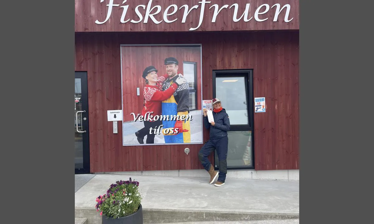 Sirevåg: {"base": "no", "no": "Det er ikke lenger gratis \u00e5 ligge i Sirev\u00e5g. N\u00e5 er gjestehavnen del av Marina booking. Overnatting koster 200 kr pluss str\u00f8m. Men viktigst av alt - havnen har f\u00e5tt en Fiskerfrue som selger lekker fangst fra havet. Vi fikk oss et festm\u00e5ltid med sylfersk hysefile. Jeg mener jeg s\u00e5 ar du kan spise hos fruen og. Dessuten er det god plass i havnen. 23.juli, 2026, var vi alene gjest i havnen. Foruten trygg havn - og Fiskefeuen - er her preget av fiskendustri med estetikk levert av vegvesenet. Lite \u00e5 se med andre ord. Enkel innseiling, lunt og godt. Fredelig.", "se": "Det \u00e4r inte l\u00e4ngre gratis att ligga i Sirev\u00e5g. Nu \u00e4r g\u00e4sthamnen en del av Marina booking. \u00d6vernattning kostar 200 kr plus el. Men viktigast av allt - hamnen har f\u00e5tt en Fiskerfrue som s\u00e4ljer l\u00e4cker f\u00e5ngst fr\u00e5n havet. Vi fick oss en festm\u00e5ltid med sylfersk koljafil\u00e9. Jag tror jag s\u00e5g att du kan \u00e4ta hos fruen ocks\u00e5. Dessutom finns det gott om plats i hamnen. Den 23 juli 2026 var vi ensamma g\u00e4ster i hamnen. F\u00f6rutom en trygg hamn - och Fiskefeuen - pr\u00e4glas omr\u00e5det av fiskindustri med estetik fr\u00e5n v\u00e4gverket. Lite att se med andra ord. Enkel inseglingsrutt, lugnt och gott. Fridfullt.", "en": "It is no longer free to stay in Sirev\u00e5g. Now the guest harbor is part of Marina booking. Overnight stay costs 200 NOK plus electricity. But most important of all - the harbor now has a 'Fisherman's Wife' who sells delicious catches from the sea. We had a feast with super-fresh haddock fillet. I believe I saw that you can also dine with the lady. In addition, there is plenty of space in the harbor. On July 23, 2026, we were the only guests in the harbor. Besides a safe harbor - and the 'Fisherman's Wife' - the area is characterized by the fishing industry with aesthetics provided by the road authorities. Little to see in other words. Simple approach, sheltered and good. Peaceful.", "da": "Det er ikke l\u00e6ngere gratis at ligge i Sirev\u00e5g. Nu er g\u00e6stehavnen en del af Marina booking. Overnatning koster 200 kr plus str\u00f8m. Men vigtigst af alt - havnen har f\u00e5et en Fiskerkone, der s\u00e6lger l\u00e6kker fangst fra havet. Vi fik os et festm\u00e5ltid med friskfanget kullerfilet. Jeg mener, jeg s\u00e5, at du kan spise hos konen ogs\u00e5. Desuden er der god plads i havnen. Den 23. juli 2026 var vi eneste g\u00e6st i havnen. Foruden en tryg havn - og Fiskerkonen - er her pr\u00e6get af fiskeindustri med \u00e6stetik leveret af vejdirektoratet. Ikke meget at se med andre ord. Enkel indsejling, lunt og godt. Fredeligt.", "fr": "Il n'est plus gratuit de s\u00e9journer \u00e0 Sirev\u00e5g. Maintenant, le port de plaisance fait partie de Marina booking. La nuit\u00e9e co\u00fbte 200 NOK plus l'\u00e9lectricit\u00e9. Mais le plus important de tout - le port a maintenant une 'Fiskerfrue' (femme du p\u00eacheur) qui vend de superbes prises de la mer. Nous avons eu un festin avec des filets d'\u00e9glefin ultra-frais. Je crois que tu peux aussi manger chez la dame. De plus, il y a beaucoup de place dans le port. Le 23 juillet 2026, nous \u00e9tions les seuls invit\u00e9s dans le port. Hormis le port s\u00fbr - et la 'Fiskefeuen' - il est domin\u00e9 par l'industrie de la p\u00eache avec une esth\u00e9tique fournie par les services de voirie. En d'autres termes, peu \u00e0 voir. Entr\u00e9e facile, calme et agr\u00e9able. Paisible.", "de": "Es ist nicht l\u00e4nger kostenlos, in Sirev\u00e5g zu liegen. Jetzt ist der G\u00e4stehafen Teil von Marina Booking. \u00dcbernachtungen kosten 200 NOK plus Strom. Aber am wichtigsten - der Hafen hat eine Fischerfrau, die frischen Fang aus dem Meer verkauft. Wir hatten ein Festmahl mit sehr frischem Schellfischfilet. Ich glaube, ich habe gesehen, dass man auch bei der Frau essen kann. Au\u00dferdem gibt es im Hafen viel Platz. Am 23. Juli 2026 waren wir die einzigen G\u00e4ste im Hafen. Abgesehen von einem sicheren Hafen - und der Fischerfrau - ist dieser Ort von der Fischindustrie mit \u00c4sthetik des Stra\u00dfenverkehrsamts gepr\u00e4gt. Mit anderen Worten: wenig zu sehen. Einfache Einfahrt, gesch\u00fctzt und gut. Friedlich.", "es": "Ya no es gratuito estar en Sirev\u00e5g. Ahora el puerto para visitantes es parte de Marina booking. La noche cuesta 200 kr m\u00e1s electricidad. Pero lo m\u00e1s importante de todo: el puerto ahora tiene una Pescadera que vende una deliciosa captura del mar. Disfrutamos de un fest\u00edn con filete de eglefino reci\u00e9n capturado. Creo que tambi\u00e9n puedes comer con la pescadera. Adem\u00e1s, hay buen espacio en el puerto. El 23 de julio de 2026, fuimos los \u00fanicos visitantes en el puerto. Aparte de un puerto seguro - y la Pescadera - este lugar est\u00e1 dominado por la industria pesquera con est\u00e9tica proporcionada por el departamento de carreteras. En otras palabras, poco que ver. Entrada simple, tranquila y buena. Paz y tranquilidad.", "it": "Non \u00e8 pi\u00f9 gratuito soggiornare a Sirev\u00e5g. Ora il porto turistico fa parte di Marina booking. Il pernottamento costa 200 NOK pi\u00f9 elettricit\u00e0. Ma la cosa pi\u00f9 importante di tutte - il porto ha una pescivendola che vende deliziosi prodotti del mare. Ci siamo concessi un banchetto con filetti di eglefino freschissimo. Credo di aver visto che puoi anche mangiare presso la signora. Inoltre, c'\u00e8 molto spazio nel porto. Il 23 luglio 2026, eravamo gli unici ospiti nel porto. A parte il porto sicuro - e la pescivendola - qui \u00e8 dominato dall'industria della pesca con l'estetica fornita dall'ente stradale. In altre parole, poco da vedere. Ingresso semplice, riparato e accogliente. Tranquillo.", "pt": "N\u00e3o \u00e9 mais gratuito ficar em Sirev\u00e5g. Agora o porto de convidados faz parte do Marina booking. A pernoite custa 200 coroas mais eletricidade. Mas o mais importante de tudo - o porto tem uma Pescadora que vende capturas frescas do mar. Tivemos um banquete com fil\u00e9 de eglefino super fresco. Acho que tamb\u00e9m vi que voc\u00ea pode comer com a pescadora. Al\u00e9m disso, h\u00e1 muito espa\u00e7o no porto. Em 23 de julho de 2026, \u00e9ramos o \u00fanico convidado no porto. Al\u00e9m de um porto seguro - e da Pescadora - o lugar \u00e9 caracterizado pela ind\u00fastria pesqueira com est\u00e9tica fornecida pelo departamento de estradas. Pouco para ver, em outras palavras. Navega\u00e7\u00e3o simples, abrigado e tranquilo. Pac\u00edfico.", "nl": "Het is niet langer gratis om in Sirev\u00e5g te liggen. Nu is de jachthaven onderdeel van Marina booking. Overnachten kost 200 kr plus stroom. Maar het allerbelangrijkste - de haven heeft een Vissersvrouw die heerlijke vangst uit de zee verkoopt. We hadden een feestmaaltijd met ultraverse schelvisfilet. Ik meen dat ik zag dat je ook bij de vrouw kunt eten. Verder is er voldoende ruimte in de haven. Op 23 juli 2026 waren wij de enige gasten in de haven. Behalve een veilige haven - en de Vissersvrouw - kenmerkt deze plaats zich door de visindustrie met esthetiek geleverd door de wegenbouw. Met andere woorden, weinig te zien. Eenvoudige toegang, beschut en comfortabel. Vredig.", "pl": "Nie jest ju\u017c bezp\u0142atne postoju w Sirev\u00e5g. Teraz przysta\u0144 dla go\u015bci jest cz\u0119\u015bci\u0105 rezerwacji Marina. Nocleg kosztuje 200 kr plus pr\u0105d. Ale najwa\u017cniejsze - port ma teraz kiosk z owocami morza, gdzie mo\u017cna kupi\u0107 \u015bwie\u017ce ryby. Zjedli\u015bmy uczt\u0119 z super \u015bwie\u017cymi filetami z witlinka. Wydaje mi si\u0119, \u017ce mo\u017cna r\u00f3wnie\u017c zje\u015b\u0107 u w\u0142a\u015bcicielki kiosku. Ponadto w porcie jest du\u017co miejsca. 23 lipca 2026 roku byli\u015bmy jedynym go\u015bciem w porcie. Opr\u00f3cz bezpiecznego portu i kiosku rybnego, port charakteryzuje si\u0119 przemys\u0142em rybnym z estetyk\u0105 dostarczon\u0105 przez drog\u00f3wki. Kr\u00f3tko m\u00f3wi\u0105c, niewiele do zobaczenia. \u0141atwe wej\u015bcie, przytulnie i dobrze. Spokojnie.", "uk": "\u0411\u0456\u043b\u044c\u0448\u0435 \u043d\u0435 \u043c\u043e\u0436\u043d\u0430 \u0431\u0435\u0437\u043a\u043e\u0448\u0442\u043e\u0432\u043d\u043e \u0441\u0442\u043e\u044f\u0442\u0438 \u0432 \u0421\u0438\u0440\u0435\u0432\u043e\u0437\u0456. \u0422\u0435\u043f\u0435\u0440 \u0433\u043e\u0441\u0442\u044c\u043e\u0432\u0430 \u0433\u0430\u0432\u0430\u043d\u044c \u0454 \u0447\u0430\u0441\u0442\u0438\u043d\u043e\u044e \u0441\u0438\u0441\u0442\u0435\u043c\u0438 \u0440\u0435\u0437\u0435\u0440\u0432\u0443\u0432\u0430\u043d\u043d\u044f \u041c\u0430\u0440\u0438\u043d\u0438. \u041d\u0456\u0447\u043b\u0456\u0436\u043a\u0430 \u043a\u043e\u0448\u0442\u0443\u0454 200 \u043a\u0440\u043e\u043d \u043f\u043b\u044e\u0441 \u0435\u043b\u0435\u043a\u0442\u0440\u0438\u043a\u0430. \u0410\u043b\u0435 \u043d\u0430\u0439\u0433\u043e\u043b\u043e\u0432\u043d\u0456\u0448\u0435 - \u0443 \u0433\u0430\u0432\u0430\u043d\u0456 \u0437'\u044f\u0432\u0438\u043b\u0430\u0441\u044f \u0420\u0438\u0431\u0430\u043b\u044c\u0441\u044c\u043a\u0430 \u0434\u0440\u0443\u0436\u0438\u043d\u0430, \u044f\u043a\u0430 \u043f\u0440\u043e\u0434\u0430\u0454 \u0441\u043c\u0430\u0447\u043d\u0438\u0439 \u0443\u043b\u043e\u0432 \u0437 \u043c\u043e\u0440\u044f. \u041c\u0438 \u043e\u0442\u0440\u0438\u043c\u0430\u043b\u0438 \u0441\u0432\u044f\u0442\u043a\u043e\u0432\u0443 \u0432\u0435\u0447\u0435\u0440\u044e \u0437 \u043d\u0430\u0434\u0441\u0432\u0456\u0436\u043e\u0433\u043e \u0444\u0456\u043b\u0435 \u043c\u043e\u0440\u0441\u044c\u043a\u043e\u0457 \u0440\u0438\u0431\u0438. \u042f \u0432\u0432\u0430\u0436\u0430\u044e, \u0449\u043e \u0432\u0438 \u0442\u0430\u043a\u043e\u0436 \u043c\u043e\u0436\u0435\u0442\u0435 \u043f\u043e\u0457\u0441\u0442\u0438 \u0443 \u043d\u0435\u0457. \u041a\u0440\u0456\u043c \u0442\u043e\u0433\u043e, \u0432 \u0433\u0430\u0432\u0430\u043d\u0456 \u0434\u043e\u0441\u0442\u0430\u0442\u043d\u044c\u043e \u043c\u0456\u0441\u0446\u044f. 23 \u043b\u0438\u043f\u043d\u044f 2026 \u0440\u043e\u043a\u0443 \u043c\u0438 \u0431\u0443\u043b\u0438 \u0454\u0434\u0438\u043d\u0438\u043c\u0438 \u0433\u043e\u0441\u0442\u044f\u043c\u0438 \u0432 \u0433\u0430\u0432\u0430\u043d\u0456. \u041a\u0440\u0456\u043c \u0431\u0435\u0437\u043f\u0435\u0447\u043d\u043e\u0457 \u0433\u0430\u0432\u0430\u043d\u0456 \u0442\u0430 \u0420\u0438\u0431\u0430\u043b\u044c\u0441\u044c\u043a\u043e\u0457 \u0434\u0440\u0443\u0436\u0438\u043d\u0438, \u0442\u0443\u0442 \u043f\u0435\u0440\u0435\u0432\u0430\u0436\u0430\u0454 \u0440\u0438\u0431\u043d\u0430 \u043f\u0440\u043e\u043c\u0438\u0441\u043b\u043e\u0432\u0456\u0441\u0442\u044c \u0437 \u0435\u0441\u0442\u0435\u0442\u0438\u043a\u043e\u044e, \u0441\u0442\u0432\u043e\u0440\u0435\u043d\u043e\u044e \u0434\u043e\u0440\u043e\u0436\u043d\u0456\u043c \u0443\u043f\u0440\u0430\u0432\u043b\u0456\u043d\u043d\u044f\u043c. \u041c\u0430\u043b\u043e \u0449\u043e \u043c\u043e\u0436\u043d\u0430 \u043f\u043e\u0431\u0430\u0447\u0438\u0442\u0438, \u0456\u043d\u0448\u0438\u043c\u0438 \u0441\u043b\u043e\u0432\u0430\u043c\u0438. \u041f\u0440\u043e\u0441\u0442\u0438\u0439 \u0432\u0445\u0456\u0434, \u0442\u0438\u0445\u043e \u0456 \u0437\u0430\u0442\u0438\u0448\u043d\u043e. \u0421\u043f\u043e\u043a\u0456\u0439\u043d\u043e.", "ro": "Nu mai este gratuit s\u0103 sta\u021bionezi \u00een Sirev\u00e5g. Acum, portul pentru oaspe\u021bi face parte din Marina booking. Cazarea cost\u0103 200 kr plus curent electric. Dar cel mai important - portul are o Pesc\u0103reas\u0103 care vinde capturi delicioase din mare. Am avut un osp\u0103\u021b cu file de eglefin proasp\u0103t. Cred c\u0103 am v\u0103zut c\u0103 po\u021bi m\u00e2nca \u0219i la pesc\u0103reas\u0103. \u00cen plus, este mult spa\u021biu \u00een port. Pe 23 iulie 2026, eram singurii oaspe\u021bi \u00een port. \u00cen afar\u0103 de un port sigur - \u0219i pesc\u0103reasa - este caracterizat de industrie pesc\u0103reasc\u0103 cu estetic\u0103 oferit\u0103 de departamentul drumurilor. Cu alte cuvinte, pu\u021bine lucruri de v\u0103zut. Intrare u\u0219oar\u0103, lini\u0219tit \u0219i bine ad\u0103postit. Lini\u0219tit.", "tr": "Art\u0131k Sirev\u00e5g'da kalmak \u00fccretsiz de\u011fil. \u015eimdi marina konaklamas\u0131, Marina booking'in bir par\u00e7as\u0131. Konaklama 200 kr art\u0131 elektrik \u00fccreti tutuyor. Ama en \u00f6nemlisi - liman art\u0131k denizden lezzetli av \u00fcr\u00fcnleri satan bir bal\u0131k\u00e7\u0131 han\u0131m\u0131na sahip. Biz taze haddock filetolar\u0131yla bir ziyafet \u00e7ektik. Bal\u0131k\u00e7\u0131 han\u0131m\u0131n yerinde de yemek yiyebilece\u011finizi g\u00f6rd\u00fc\u011f\u00fcm\u00fc d\u00fc\u015f\u00fcn\u00fcyorum. Ayr\u0131ca limanda bolca yer mevcut. 23 Temmuz 2026'da limanda yaln\u0131z misafirdik. G\u00fcvenli bir liman ve bal\u0131k\u00e7\u0131 han\u0131m\u0131 d\u0131\u015f\u0131nda buras\u0131, karayolu esteti\u011fiyle bal\u0131k\u00e7\u0131l\u0131k end\u00fcstrisinin bir kar\u0131\u015f\u0131m\u0131. Di\u011fer bir deyi\u015fle, \u00e7ok az g\u00f6r\u00fclecek \u015fey var. Kolay bir giri\u015f, korunakl\u0131 ve rahat. Huzurlu.", "el": "\u0394\u03b5\u03bd \u03b5\u03af\u03bd\u03b1\u03b9 \u03c0\u03bb\u03ad\u03bf\u03bd \u03b4\u03c9\u03c1\u03b5\u03ac\u03bd \u03bd\u03b1 \u03bc\u03ad\u03bd\u03b5\u03c4\u03b5 \u03c3\u03c4\u03bf Sirev\u00e5g. \u03a4\u03ce\u03c1\u03b1 \u03b7 \u03bc\u03b1\u03c1\u03af\u03bd\u03b1 \u03c6\u03b9\u03bb\u03bf\u03be\u03b5\u03bd\u03bf\u03c5\u03bc\u03ad\u03bd\u03c9\u03bd \u03b5\u03af\u03bd\u03b1\u03b9 \u03bc\u03ad\u03c1\u03bf\u03c2 \u03c4\u03bf\u03c5 Marina booking. \u0397 \u03b4\u03b9\u03b1\u03bd\u03c5\u03ba\u03c4\u03ad\u03c1\u03b5\u03c5\u03c3\u03b7 \u03ba\u03bf\u03c3\u03c4\u03af\u03b6\u03b5\u03b9 200 \u03ba\u03bf\u03c1\u03ce\u03bd\u03b5\u03c2 \u03c3\u03c5\u03bd \u03b7\u03bb\u03b5\u03ba\u03c4\u03c1\u03b9\u03ba\u03cc \u03c1\u03b5\u03cd\u03bc\u03b1. \u0391\u03bb\u03bb\u03ac \u03c4\u03bf \u03c0\u03b9\u03bf \u03c3\u03b7\u03bc\u03b1\u03bd\u03c4\u03b9\u03ba\u03cc \u03b1\u03c0' \u03cc\u03bb\u03b1 - \u03c4\u03bf \u03bb\u03b9\u03bc\u03ac\u03bd\u03b9 \u03b1\u03c0\u03ad\u03ba\u03c4\u03b7\u03c3\u03b5 \u03bc\u03b9\u03b1 \u03c8\u03b1\u03c1\u03bf\u03cd \u03c0\u03bf\u03c5 \u03c0\u03bf\u03c5\u03bb\u03ac \u03b5\u03ba\u03bb\u03b5\u03ba\u03c4\u03ae \u03c8\u03b1\u03c1\u03b9\u03ac \u03b1\u03c0\u03cc \u03c4\u03b7 \u03b8\u03ac\u03bb\u03b1\u03c3\u03c3\u03b1. \u0395\u03bc\u03b5\u03af\u03c2 \u03b1\u03c0\u03bf\u03bb\u03b1\u03cd\u03c3\u03b1\u03bc\u03b5 \u03ad\u03bd\u03b1 \u03b3\u03b9\u03bf\u03c1\u03c4\u03b9\u03bd\u03cc \u03b3\u03b5\u03cd\u03bc\u03b1 \u03bc\u03b5 \u03c6\u03c1\u03b5\u03c3\u03ba\u03cc\u03c4\u03b1\u03c4\u03bf \u03c6\u03b9\u03bb\u03ad\u03c4\u03bf \u03b3\u03ac\u03b4\u03bf\u03c5. \u039d\u03bf\u03bc\u03af\u03b6\u03c9 \u03c0\u03c9\u03c2 \u03b5\u03af\u03b4\u03b1 \u03cc\u03c4\u03b9 \u03bc\u03c0\u03bf\u03c1\u03b5\u03af\u03c2 \u03bd\u03b1 \u03c6\u03b1\u03c2 \u03ba\u03b1\u03b9 \u03c3\u03c4\u03bf \u03bc\u03b1\u03b3\u03b1\u03b6\u03af \u03c4\u03b7\u03c2. \u0395\u03c0\u03b9\u03c0\u03bb\u03ad\u03bf\u03bd, \u03c5\u03c0\u03ac\u03c1\u03c7\u03b5\u03b9 \u03ac\u03c6\u03b8\u03bf\u03bd\u03bf\u03c2 \u03c7\u03ce\u03c1\u03bf\u03c2 \u03c3\u03c4\u03bf \u03bb\u03b9\u03bc\u03ac\u03bd\u03b9. \u03a3\u03c4\u03b9\u03c2 23 \u0399\u03bf\u03c5\u03bb\u03af\u03bf\u03c5, 2026, \u03ae\u03bc\u03b1\u03c3\u03c4\u03b1\u03bd \u03bf\u03b9 \u03bc\u03cc\u03bd\u03bf\u03b9 \u03b5\u03c0\u03b9\u03c3\u03ba\u03ad\u03c0\u03c4\u03b5\u03c2 \u03c3\u03c4\u03bf \u03bb\u03b9\u03bc\u03ac\u03bd\u03b9. \u0395\u03ba\u03c4\u03cc\u03c2 \u03b1\u03c0\u03cc \u03b1\u03c3\u03c6\u03b1\u03bb\u03ad\u03c2 \u03bb\u03b9\u03bc\u03ac\u03bd\u03b9 - \u03ba\u03b1\u03b9 \u03c4\u03b7\u03bd \u03c8\u03b1\u03c1\u03bf\u03cd - \u03b5\u03b4\u03ce \u03ba\u03c5\u03c1\u03b9\u03b1\u03c1\u03c7\u03b5\u03af \u03b7 \u03b2\u03b9\u03bf\u03bc\u03b7\u03c7\u03b1\u03bd\u03af\u03b1 \u03c8\u03b1\u03c1\u03ad\u03bc\u03b1\u03c4\u03bf\u03c2 \u03bc\u03b5 \u03b1\u03b9\u03c3\u03b8\u03b7\u03c4\u03b9\u03ba\u03ae \u03c0\u03bf\u03c5 \u03c0\u03b1\u03c1\u03ad\u03c7\u03b5\u03c4\u03b1\u03b9 \u03b1\u03c0\u03cc \u03c4\u03b7\u03bd \u03c5\u03c0\u03b7\u03c1\u03b5\u03c3\u03af\u03b1 \u03b4\u03c1\u03cc\u03bc\u03c9\u03bd. \u039b\u03af\u03b3\u03b1 \u03c0\u03c1\u03ac\u03b3\u03bc\u03b1\u03c4\u03b1 \u03bd\u03b1 \u03b4\u03b5\u03b9 \u03ba\u03b1\u03bd\u03b5\u03af\u03c2 \u03bc\u03b5 \u03ac\u03bb\u03bb\u03b1 \u03bb\u03cc\u03b3\u03b9\u03b1. \u0395\u03cd\u03ba\u03bf\u03bb\u03b7 \u03b5\u03af\u03c3\u03bf\u03b4\u03bf\u03c2, \u03c0\u03c1\u03bf\u03c3\u03c4\u03b1\u03c4\u03b5\u03c5\u03bc\u03ad\u03bd\u03bf \u03ba\u03b1\u03b9 \u03ba\u03b1\u03bb\u03cc. \u0389\u03c3\u03c5\u03c7\u03bf.", "cs": "U\u017e nen\u00ed mo\u017en\u00e9 kotvit v Sirev\u00e5gu zdarma. Nyn\u00ed je hostuj\u00edc\u00ed p\u0159\u00edstav sou\u010d\u00e1st\u00ed Marina booking. P\u0159enocov\u00e1n\u00ed stoj\u00ed 200 NOK plus elekt\u0159inu. Ale nejd\u016fle\u017eit\u011bj\u0161\u00ed ze v\u0161eho - p\u0159\u00edstav m\u00e1 Fiskerfrue, kter\u00e1 prod\u00e1v\u00e1 \u010derstv\u00e9 \u00falovky z mo\u0159e. Dop\u0159\u00e1li jsme si slavnostn\u00ed j\u00eddlo s \u010derstv\u00fdm fil\u00e9 z tresky. Mysl\u00edm, \u017ee tam m\u016f\u017eete i j\u00edst u pan\u00ed. Krom\u011b toho je v p\u0159\u00edstavu dostatek m\u00edsta. 23. \u010dervence 2026 jsme byli jedin\u00fdmi hosty v p\u0159\u00edstavu. Krom\u011b bezpe\u010dn\u00e9ho p\u0159\u00edstavu a Fiskerfrue je toto m\u00edsto charakteristick\u00e9 ryb\u00e1\u0159sk\u00fdm pr\u016fmyslem s estetikou zaji\u0161t\u011bnou silni\u010dn\u00ed spr\u00e1vou. Jin\u00fdmi slovy, nen\u00ed moc co vid\u011bt. Jednoduch\u00e9 vplut\u00ed, \u00fatuln\u00e9 a dobr\u00e9. Klidn\u00e9.", "hu": "M\u00e1r nem ingyenes kik\u00f6tni Sirev\u00e5gban. Most a vend\u00e9ghaj\u00f3hely r\u00e9sze a Marina booking-nak. Az \u00e9jszak\u00e1z\u00e1s 200 koron\u00e1ba ker\u00fcl plusz \u00e1ram. De a legfontosabb - a kik\u00f6t\u0151ben megjelent egy Hal\u00e1szn\u00e9, aki \u00edzletes fog\u00e1st \u00e1rul a tengerb\u0151l. Mi egy lakom\u00e1t kaptunk frissen kifogott t\u0151kehalb\u00f3l. \u00dagy l\u00e1tom, hogy a n\u0151n\u00e9l \u00e9tkezni is lehet. Ezen k\u00edv\u00fcl b\u0151s\u00e9ges a hely a kik\u00f6t\u0151ben. 2026. j\u00falius 23-\u00e1n egyed\u00fcli vend\u00e9gek voltunk a kik\u00f6t\u0151ben. A biztons\u00e1gos kik\u00f6t\u0151 \u00e9s a Hal\u00e1szn\u00e9 mellett, a hely a hal\u00e1szipar jegyeit viseli, eszt\u00e9tikai hozz\u00e1j\u00e1rul\u00e1ssal az \u00fath\u00e1l\u00f3zat r\u00e9sz\u00e9r\u0151l. M\u00e1s sz\u00f3val nincs sok l\u00e1tnival\u00f3. Egyszer\u0171 bej\u00e1r\u00e1s, meghitt \u00e9s kellemes. B\u00e9k\u00e9s.", "fi": "Sirev\u00e5gissa ei ole en\u00e4\u00e4 ilmaista y\u00f6py\u00e4. Nyt vierassatama on osa Marina booking -j\u00e4rjestelm\u00e4\u00e4. Y\u00f6pyminen maksaa 200 kr plus s\u00e4hk\u00f6. Mutta t\u00e4rkeint\u00e4 kaikesta - satamaan on tullut Fiskerfrue, joka myy herkullisia meren antimia. Saimme juhla-aterian tuoreesta koljasta. Olen sit\u00e4 mielt\u00e4, ett\u00e4 voit my\u00f6s sy\u00f6d\u00e4 rouvan luona. Lis\u00e4ksi satamassa on hyvin tilaa. 23. hein\u00e4kuuta 2026 olimme ainoat vieraat satamassa. Turvallisen sataman ja Fiskefeuen lis\u00e4ksi t\u00e4\u00e4ll\u00e4 on kalateollisuus, ja esteettisyyden on toimittanut tiehallinto. Toisin sanoen v\u00e4h\u00e4n n\u00e4ht\u00e4v\u00e4\u00e4. Helppo sis\u00e4\u00e4najo, suojaisa ja hyv\u00e4. Rauhallinen.", "bg": "\u0412\u0435\u0447\u0435 \u043d\u0435 \u0435 \u0431\u0435\u0437\u043f\u043b\u0430\u0442\u043d\u043e \u0434\u0430 \u0441\u0435 \u043f\u0440\u0435\u0441\u0442\u043e\u044f\u0432\u0430 \u0432 \u0421\u0438\u0440\u0435\u0432\u0430\u0433. \u0421\u0435\u0433\u0430 \u0433\u043e\u0441\u0442\u043e\u043f\u0440\u0438\u0435\u043c\u0441\u0442\u0432\u043e\u0442\u043e \u0435 \u0447\u0430\u0441\u0442 \u043e\u0442 Marina booking. \u041d\u043e\u0449\u0443\u0432\u043a\u0430\u0442\u0430 \u0441\u0442\u0440\u0443\u0432\u0430 200 \u043a\u0440\u043e\u043d\u0438 \u043f\u043b\u044e\u0441 \u0435\u043b\u0435\u043a\u0442\u0440\u0438\u0447\u0435\u0441\u0442\u0432\u043e. \u041d\u043e \u043d\u0430\u0439-\u0432\u0430\u0436\u043d\u043e\u0442\u043e \u043e\u0442 \u0432\u0441\u0438\u0447\u043a\u043e - \u043f\u0440\u0438\u0441\u0442\u0430\u043d\u0438\u0449\u0435\u0442\u043e \u0438\u043c\u0430 \u0420\u0438\u0431\u043e\u043b\u043e\u0432\u043d\u0430 \u0441\u044a\u043f\u0440\u0443\u0433\u0430, \u043a\u043e\u044f\u0442\u043e \u043f\u0440\u043e\u0434\u0430\u0432\u0430 \u0432\u043a\u0443\u0441\u0435\u043d \u0443\u043b\u043e\u0432 \u043e\u0442 \u043c\u043e\u0440\u0435\u0442\u043e. \u041d\u0438\u0435 \u0441\u0438 \u043e\u0440\u0433\u0430\u043d\u0438\u0437\u0438\u0440\u0430\u0445\u043c\u0435 \u043f\u0440\u0430\u0437\u043d\u0438\u0447\u043d\u0430 \u0442\u0440\u0430\u043f\u0435\u0437\u0430 \u0441\u044a\u0441 \u0441\u0432\u0440\u044a\u0445\u043f\u0440\u044f\u0441\u043d\u043e \u0444\u0438\u043b\u0435 \u043e\u0442 \u0445\u0435\u043a. \u041c\u0438\u0441\u043b\u044f, \u0447\u0435 \u043c\u043e\u0436\u0435\u0442\u0435 \u0434\u0430 \u0445\u0430\u043f\u043d\u0435\u0442\u0435 \u0438 \u043f\u0440\u0438 \u0434\u0430\u043c\u0430\u0442\u0430. \u041e\u0441\u0432\u0435\u043d \u0442\u043e\u0432\u0430 \u0438\u043c\u0430 \u0434\u043e\u0441\u0442\u0430\u0442\u044a\u0447\u043d\u043e \u043c\u044f\u0441\u0442\u043e \u0432 \u043f\u0440\u0438\u0441\u0442\u0430\u043d\u0438\u0449\u0435\u0442\u043e. \u041d\u0430 23 \u044e\u043b\u0438 2026 \u0433. \u0431\u044f\u0445\u043c\u0435 \u0435\u0434\u0438\u043d\u0441\u0442\u0432\u0435\u043d\u0438 \u0433\u043e\u0441\u0442\u0438 \u0432 \u043f\u0440\u0438\u0441\u0442\u0430\u043d\u0438\u0449\u0435\u0442\u043e. \u041e\u0441\u0432\u0435\u043d \u0441\u0438\u0433\u0443\u0440\u043d\u043e\u0442\u043e \u043f\u0440\u0438\u0441\u0442\u0430\u043d\u0438\u0449\u0435 - \u0438 \u0420\u0438\u0431\u043e\u043b\u043e\u0432\u043d\u0430\u0442\u0430 \u0441\u044a\u043f\u0440\u0443\u0433\u0430 - \u0442\u0443\u043a \u0441\u0435 \u0437\u0430\u0431\u0435\u043b\u044f\u0437\u0432\u0430 \u0440\u0438\u0431\u043e\u043b\u043e\u0432\u043d\u0430 \u0438\u043d\u0434\u0443\u0441\u0442\u0440\u0438\u044f \u0441 \u0435\u0441\u0442\u0435\u0442\u0438\u043a\u0430, \u043f\u0440\u0435\u0434\u043e\u0441\u0442\u0430\u0432\u0435\u043d\u0430 \u043e\u0442 \u043f\u044a\u0442\u043d\u0430\u0442\u0430 \u0430\u0433\u0435\u043d\u0446\u0438\u044f. \u0421 \u0434\u0440\u0443\u0433\u0438 \u0434\u0443\u043c\u0438, \u043d\u044f\u043c\u0430 \u043c\u043d\u043e\u0433\u043e \u0437\u0430 \u0433\u043b\u0435\u0434\u0430\u043d\u0435. \u041b\u0435\u0441\u043d\u043e \u0432\u043b\u0438\u0437\u0430\u043d\u0435, \u0443\u044e\u0442\u043d\u043e \u0438 \u0434\u043e\u0431\u0440\u0435. \u0421\u043f\u043e\u043a\u043e\u0439\u043d\u043e.", "sr": "Vi\u0161e nije besplatno boraviti u Sirev\u00e5gu. Sada je marina za goste deo Marina booking sistema. Preno\u0107i\u0161te ko\u0161ta 200 kr plus struju. Ali najva\u017enije od svega - luka je dobila ribarovu \u017eenu koja prodaje odli\u010dan ulov iz mora. Imali smo sve\u010danu ve\u010deru sa sve\u017eim filetom ko\u0111e. Mislim da sam video da mo\u017eete jesti kod gospo\u0111e. Pored toga, ima puno mesta u luci. Dana 23. jula 2026. godine, bili smo jedini gosti u luci. Osim sigurne luke - i ribarove \u017eene - ovde dominira ribarska industrija sa estetikom koju je obezbedila putna slu\u017eba. Malo toga za videti, drugim re\u010dima. Jednostavno uplovljavanje, mirno i dobro. Mirno.", "et": "Sirev\u00e5g ei ole enam tasuta peatumiskoht. N\u00fc\u00fcd on k\u00fclalissadam osa Marina bookingust. \u00d6\u00f6bimine maksab 200 kr pluss elekter. Aga k\u00f5ige t\u00e4htsam - sadamas on kaluri naine, kes m\u00fc\u00fcb maitsvat saaki merelt. Meil oli pidus\u00f6\u00f6k v\u00e4rske tursafileega. Ma arvan, et sa v\u00f5id ka naise juures s\u00fc\u00fca. Lisaks on sadamas palju ruumi. 23. juuli 2026 olime sadamas ainsad k\u00fclalised. Peale turvalise sadama - ja kaluri naise - iseloomustab paika kalat\u00f6\u00f6stus, esteetika kohaliku teedeameti tehtud. Teisis\u00f5nu, mitte palju vaadata. Lihtne sisses\u00f5it, tuulevaikne ja mugav. Rahulik.", "lv": "Sirev\u00e5g vairs nav bezmaksas. Tagad viesu osta ir da\u013ca no Marina booking. Nak\u0161\u0146o\u0161ana maks\u0101 200 kr plus elektr\u012bba. Bet pats svar\u012bg\u0101kais - ost\u0101 ir", "lt": "Neb\u0117ra nemokama stov\u0117ti Sirev\u00e5ge. Dabar sve\u010di\u0173 uostas yra \u201eMarina booking\u201c dalis. Nakvyn\u0117 kainuoja 200 kron\u0173 plius elektra. Bet svarbiausia - uoste atsirado \u201eFiskerfrue\u201c, kuri parduoda puiki\u0105 j\u016bros g\u0117rybi\u0173 laimik\u012f. Mes gavome \u0161ventin\u0119 vakarien\u0119 su \u0161vie\u017eia rudene. Manau, ma\u010diau, kad galite valgyti pas poni\u0105 taip pat. Be to, uoste yra daug vietos. 2026 m. liepos 23 d. buvome vieninteliai sve\u010diai uoste. Be saugaus uosto - ir \u201eFiskefeue\u201c - \u010dia dominuoja \u017euvininkyst\u0117s pramon\u0117 su estetiniais kelio tarnybos akcentais. Kitaip tariant, nedaug k\u0105 pamatyti. Paprastas \u012fplaukimas, ramus ir jaukus. Taiku."}