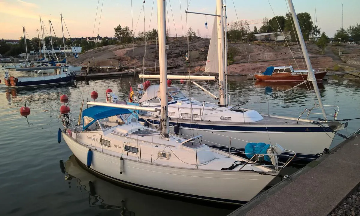 Sirpalesaari: Restaurant and service building on the hill. Harbour fee is paid to ferry driver. Ferry parked on the left corner on pic, just arriving.