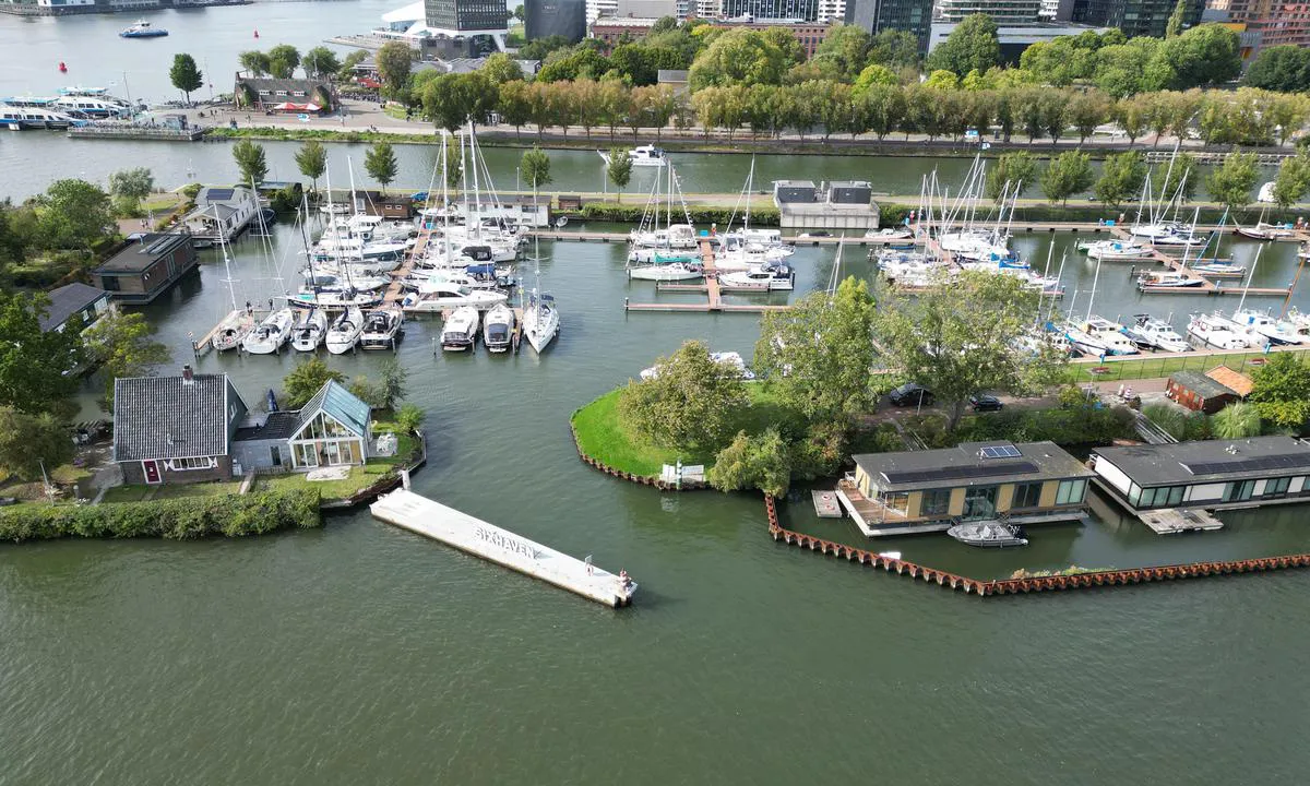 {"base": "no", "no": "innseilingen til Sixhaven.", "se": "inseglingen till Sixhaven.", "en": "the approach to Sixhaven.", "da": "indtjeningen til Sixhaven.", "fr": "l'entr\u00e9e du port vers Sixhaven.", "de": "die Einfahrt nach Sixhaven.", "es": "la entrada al puerto de Sixhaven.", "it": "l'ingresso al Sixhaven.", "pt": "a entrada para Sixhaven.", "nl": "de haveningang naar Sixhaven.", "pl": "wej\u015bcie do Sixhaven.", "uk": "\u0432\u0445\u0456\u0434 \u0434\u043e Sixhaven.", "ro": "navigarea c\u0103tre Sixhaven.", "tr": "Sixhaven liman\u0131na giri\u015f.", "el": "\u03b7 \u03b5\u03af\u03c3\u03bf\u03b4\u03bf\u03c2 \u03c3\u03c4\u03bf \u03bb\u03b9\u03bc\u03ac\u03bd\u03b9 \u03c4\u03bf\u03c5 Sixhaven.", "cs": "vjezd do Sixhaven.", "hu": "a Sixhaven bej\u00e1rata.", "fi": "sis\u00e4\u00e4najo Sixhaveniin.", "bg": "\u043d\u0430\u0432\u043b\u0438\u0437\u0430\u043d\u0435\u0442\u043e \u0432 Sixhaven.", "sr": "uplovljavanje u Sixhaven.", "et": "sisses\u00f5it Sixhavenisse.", "lv": "iebrauk\u0161ana Sixhaven ost\u0101.", "lt": "\u012fplaukimas \u012f Sixhaven."}