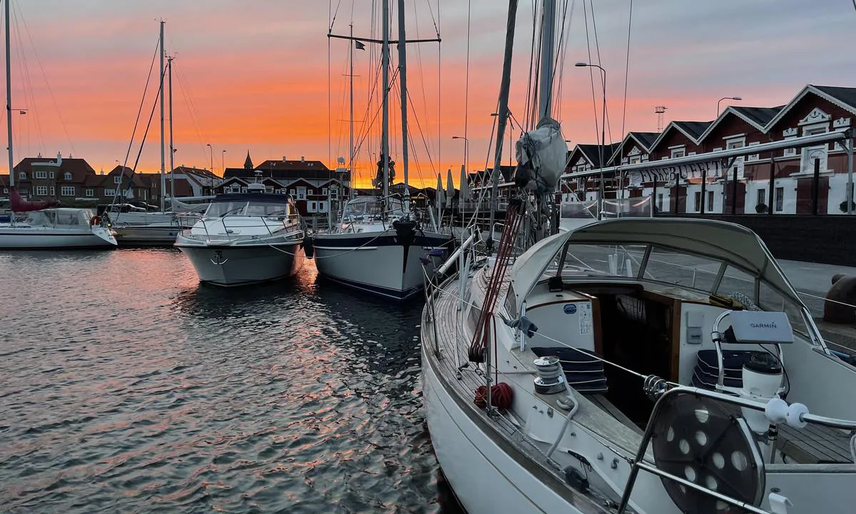 Skagen Lystbådehavn: Kveldsol 22 juni 2022.