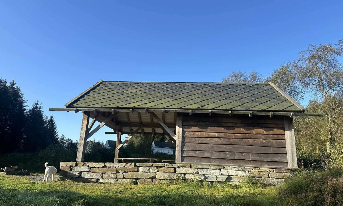 Skageneset: {"base": "no", "no": "Fint grindabygg, som gir le for vind og regn", "se": "Fint grindbygge, som ger l\u00e4 f\u00f6r vind och regn", "en": "Nice fram building, providing shelter from wind and rain", "da": "Flot grindebygningsv\u00e6rk, som giver l\u00e6 for vind og regn", "fr": "Beau b\u00e2timent \u00e0 treillis, offrant un abri contre le vent et la pluie", "de": "Feine Fachwerkkonstruktion, die Schutz vor Wind und Regen bietet", "es": "Bonita estructura de aparejo de escalera, que ofrece refugio del viento y la lluvia", "it": "Bell'edificio di macina, che offre riparo dal vento e dalla pioggia", "pt": "Belo edif\u00edcio de madeira, que oferece prote\u00e7\u00e3o contra o vento e a chuva", "nl": "Mooi grindgebouw, dat beschutting biedt tegen wind en regen", "pl": "Pi\u0119kna konstrukcja z belek, kt\u00f3ra chroni przed wiatrem i deszczem", "uk": "\u0413\u0430\u0440\u043d\u0438\u0439 \u0433\u0440\u0443\u0431\u043e\u0437\u0435\u0440\u043d\u0438\u0441\u0442\u0438\u0439 \u0431\u0443\u0434\u0438\u043d\u043e\u043a, \u044f\u043a\u0438\u0439 \u0437\u0430\u0445\u0438\u0449\u0430\u0454 \u0432\u0456\u0434 \u0432\u0456\u0442\u0440\u0443 \u0442\u0430 \u0434\u043e\u0449\u0443", "ro": "Construc\u021bie frumoas\u0103 din grind\u0103, care ofer\u0103 ad\u0103post de v\u00e2nt \u0219i ploaie", "tr": "G\u00fczel grindabygg, r\u00fczgar ve ya\u011fmurdan korur", "el": "\u03a9\u03c1\u03b1\u03af\u03bf \u03c5\u03c0\u03cc\u03c3\u03c4\u03b5\u03b3\u03bf, \u03c0\u03bf\u03c5 \u03c0\u03b1\u03c1\u03ad\u03c7\u03b5\u03b9 \u03c0\u03c1\u03bf\u03c3\u03c4\u03b1\u03c3\u03af\u03b1 \u03b1\u03c0\u03cc \u03c4\u03bf\u03bd \u03ac\u03bd\u03b5\u03bc\u03bf \u03ba\u03b1\u03b9 \u03c4\u03b7 \u03b2\u03c1\u03bf\u03c7\u03ae", "cs": "P\u011bkn\u00e1 budova s \u200b\u200br\u00e1movou konstrukc\u00ed, kter\u00e1 poskytuje ochranu p\u0159ed v\u011btrem a de\u0161t\u011bm", "hu": "Sz\u00e9p v\u00e1zszerkezet, ami v\u00e9delmet ny\u00fajt a sz\u00e9l \u00e9s es\u0151 ellen", "fi": "Hieno puurakennus, joka suojaa tuulelta ja sateelta", "bg": "\u0418\u0437\u0438\u0441\u043a\u0430\u043d \u043d\u0430\u0432\u0435\u0441, \u043a\u043e\u0439\u0442\u043e \u043e\u0441\u0438\u0433\u0443\u0440\u044f\u0432\u0430 \u0437\u0430\u0449\u0438\u0442\u0430 \u043e\u0442 \u0432\u044f\u0442\u044a\u0440 \u0438 \u0434\u044a\u0436\u0434", "sr": "\u041b\u0435\u043f\u043e \u0438\u0437\u0433\u0440\u0430\u0452\u0435\u043d\u0430 \u0441\u043a\u043b\u043e\u043d\u0438\u0448\u0442\u0430, \u043a\u043e\u0458\u0430 \u043f\u0440\u0443\u0436\u0430\u0458\u0443 \u0437\u0430\u0448\u0442\u0438\u0442\u0443 \u043e\u0434 \u0432\u0435\u0442\u0440\u0430 \u0438 \u043a\u0438\u0448\u0435", "et": "Peen karpmaja, mis kaitseb tuule ja vihma eest", "lv": "Labi uzb\u016bv\u0113ta r\u016bme, kas nodro\u0161ina aizsardz\u012bbu pret v\u0113ju un lietu", "lt": "Gra\u017ei grind\u0173 konstrukcija, suteikianti apsaug\u0105 nuo v\u0117jo ir lietaus"}