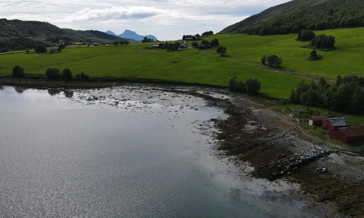 Skånlandsodden: Dette er ein fin ankringsplass.  Dronningstien startar her.  Dette er ein fjelltur langs ein rygg, med utsikt til begge sider, og mot Lofotveggen