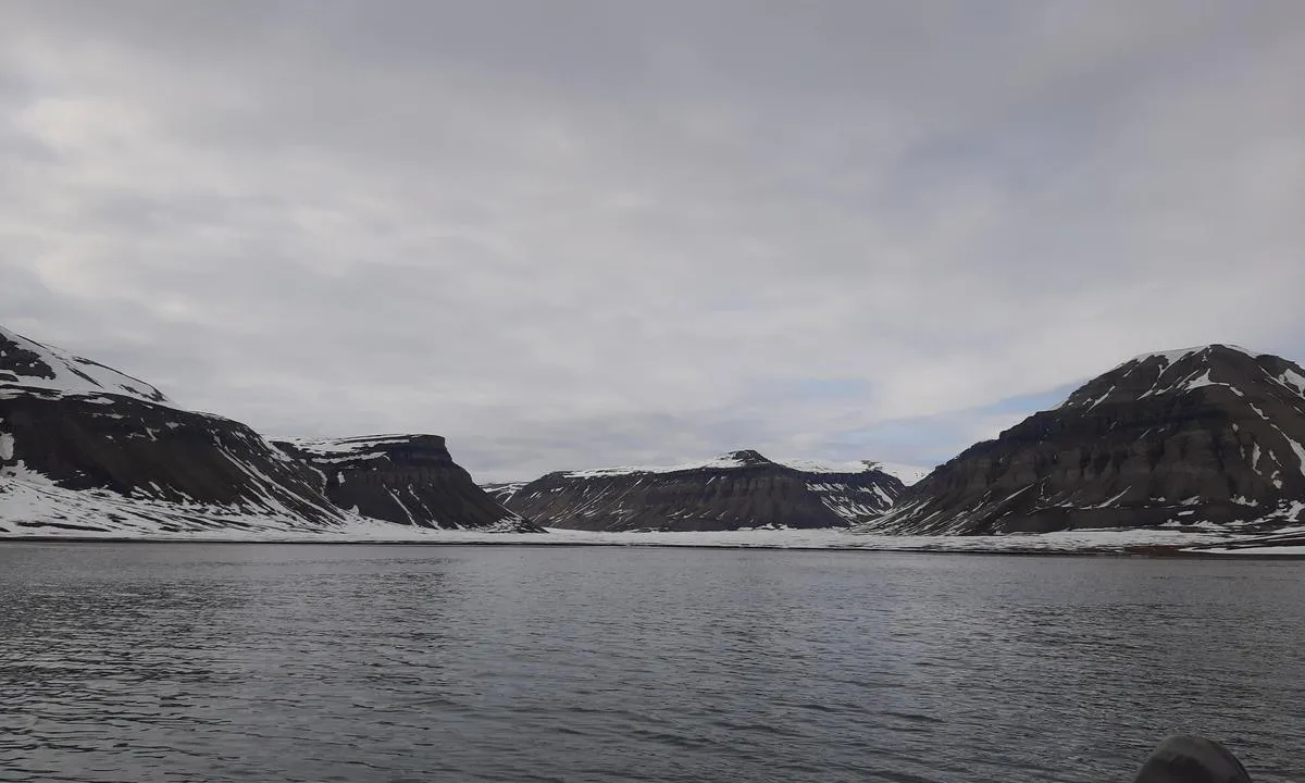 Skansbukta: {"base": "no", "no": "Innerst i bukta - mot nord", "se": "L\u00e4ngst inne i viken - mot norr", "en": "Innermost in the bay - towards the north", "da": "Inderst i bugten - mod nord", "fr": "Tout au fond de la baie - vers le nord", "de": "Im Inneren der Bucht - nach Norden", "es": "En el interior de la bah\u00eda - hacia el norte", "it": "All'interno della baia - verso nord", "pt": "No interior da ba\u00eda - em dire\u00e7\u00e3o ao norte", "nl": "Helemaal binnenin de baai - richting noorden", "pl": "Najg\u0142\u0119biej w zatoce - na p\u00f3\u0142noc", "uk": "\u0412 \u0441\u0430\u043c\u0456\u0439 \u0433\u043b\u0438\u0431\u0438\u043d\u0456 \u0437\u0430\u0442\u043e\u043a\u0438 - \u043d\u0430 \u043f\u0456\u0432\u043d\u0456\u0447", "ro": "\u00cen cap\u0103tul golfului - spre nord", "tr": "Koyun en i\u00e7 k\u0131sm\u0131nda - kuzeye do\u011fru", "el": "\u03a3\u03c4\u03bf \u03b5\u03c3\u03c9\u03c4\u03b5\u03c1\u03b9\u03ba\u03cc \u03c4\u03bf\u03c5 \u03ba\u03cc\u03bb\u03c0\u03bf\u03c5 - \u03c0\u03c1\u03bf\u03c2 \u03b2\u03bf\u03c1\u03ac", "cs": "Vnit\u0159n\u00ed \u010d\u00e1st z\u00e1toky - sm\u011brem k severu", "hu": "A bels\u0151 \u00f6b\u00f6lben - \u00e9szak fel\u00e9", "fi": "Lahden sis\u00e4osassa - pohjoiseen p\u00e4in", "bg": "\u0412 \u043d\u0430\u0439-\u0432\u044a\u0442\u0440\u0435\u0448\u043d\u0430\u0442\u0430 \u0447\u0430\u0441\u0442 \u043d\u0430 \u0437\u0430\u043b\u0438\u0432\u0430 - \u043d\u0430 \u0441\u0435\u0432\u0435\u0440", "sr": "Unutra u zalivu - prema severu", "et": "Lahe k\u00f5ige p\u00f5hjapoolsemas osas", "lv": "Iek\u0161\u0113j\u0101 l\u012bc\u012b - uz zieme\u013ciem", "lt": "\u012elankos viduje - \u012f \u0161iaur\u0119"}