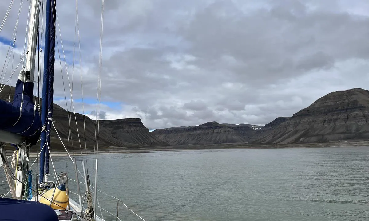 Skansbukta: {"base": "no", "no": "Innerst i bukta, 5-6m dybde. Litt fallvind p\u00e5 kvelden", "se": "Innerst i bukten, 5-6m djup. Lite fallvind p\u00e5 kv\u00e4llen", "en": "Innermost in the bay, 5-6m depth. Some downdraft in the evening", "da": "Inderst i bugten, 5-6m dybde. Lidt faldvind om aftenen", "fr": "Tout au fond de la baie, profondeur de 5-6m. Un peu de vent catabatique en soir\u00e9e", "de": "Ganz innen in der Bucht, 5-6m Tiefe. Abends etwas Fallwind", "es": "Al fondo de la bah\u00eda, 5-6m de profundidad. Un poco de viento descendente por la noche", "it": "Alla fine della baia, 5-6m di profondit\u00e0. Leggera brezza serale", "pt": "No fundo da ba\u00eda, 5-6m de profundidade. Um pouco de vento descendente \u00e0 noite", "nl": "Helemaal binnenin de baai, 5-6m diepte. Enige valwinden in de avond", "pl": "Na ko\u0144cu zatoki, g\u0142\u0119boko\u015b\u0107 5-6m. Troch\u0119 wiatru katabatycznego wieczorem", "uk": "\u0412 \u0433\u043b\u0438\u0431\u0438\u043d\u0456 \u0431\u0443\u0445\u0442\u0438, \u0433\u043b\u0438\u0431\u0438\u043d\u0430 5-6 \u043c. \u0422\u0440\u043e\u0445\u0438 \u0448\u043a\u0432\u0430\u043b\u044c\u043d\u043e\u0433\u043e \u0432\u0456\u0442\u0440\u0443 \u0432\u0432\u0435\u0447\u0435\u0440\u0456", "ro": "\u00cen partea cea mai ad\u00e2nc\u0103 a golfule\u021bului, 5-6m ad\u00e2ncime. V\u00e2nturi schimb\u0103toare seara.", "tr": "Koyun en i\u00e7 k\u0131sm\u0131nda, 5-6m derinlik. Ak\u015famlar\u0131 biraz yelken.", "el": "\u03a3\u03c4\u03bf \u03c0\u03b9\u03bf \u03b5\u03c3\u03c9\u03c4\u03b5\u03c1\u03b9\u03ba\u03cc \u03c3\u03b7\u03bc\u03b5\u03af\u03bf \u03c4\u03bf\u03c5 \u03ba\u03cc\u03bb\u03c0\u03bf\u03c5, \u03b2\u03ac\u03b8\u03bf\u03c2 5-6\u03bc. \u039b\u03af\u03b3\u03bf\u03c2 \u03ba\u03b1\u03c4\u03b1\u03b2\u03b1\u03c4\u03b9\u03ba\u03cc\u03c2 \u03ac\u03bd\u03b5\u03bc\u03bf\u03c2 \u03c4\u03bf \u03b2\u03c1\u03ac\u03b4\u03c5", "cs": "Vnit\u0159n\u00ed \u010d\u00e1st z\u00e1toky, 5-6 m hloubka. Ve\u010der trochu pad\u00e1 v\u00edtr.", "hu": "A legbels\u0151 \u00f6b\u00f6lben, 5-6m m\u00e9lys\u00e9g. Kisebb esti hegyisz\u00e9l.", "fi": "Laakson sisimp\u00e4\u00e4n osaan, 5-6 metrin syvyydess\u00e4. Illalla hieman laskutuulta", "bg": "\u0412\u044a\u0442\u0440\u0435 \u0432 \u0437\u0430\u043b\u0438\u0432\u0430, 5-6 \u043c \u0434\u044a\u043b\u0431\u043e\u0447\u0438\u043d\u0430. \u041c\u0430\u043b\u043a\u043e \u043f\u043e\u0440\u0438\u0432\u0438 \u043d\u0430 \u0432\u044f\u0442\u044a\u0440\u0430 \u0432\u0435\u0447\u0435\u0440\u0442\u0430", "sr": "\u0423 \u0443\u043d\u0443\u0442\u0440\u0430\u0448\u045a\u0435\u043c \u0434\u0435\u043b\u0443 \u0437\u0430\u043b\u0438\u0432\u0430, \u0434\u0443\u0431\u0438\u043d\u0430 5-6\u043c. \u041c\u0430\u043b\u043e \u0432\u0435\u0442\u0440\u0430 \u043a\u043e\u0458\u0438 \u043f\u0430\u0434\u0430 \u0443\u0432\u0435\u0447\u0435.", "et": "Lahe k\u00f5ige s\u00fcgavamal osas, 5-6m s\u00fcgavus. \u00d5htul veidi laskuvat tuult", "lv": "Iek\u0161pus l\u012b\u010da, 5-6m dzi\u013cum\u0101. Nedaudz v\u0113ja vakar\u0101", "lt": "\u012elankos gale, 5-6 m gylio. \u0160iek tiek v\u0117jo vakare"}