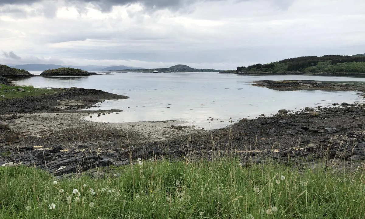 Rett sørvest for Skei ligger bukta hvor du kan ligge på svai. Bildet er tatt fra land på nordsiden av bukta.