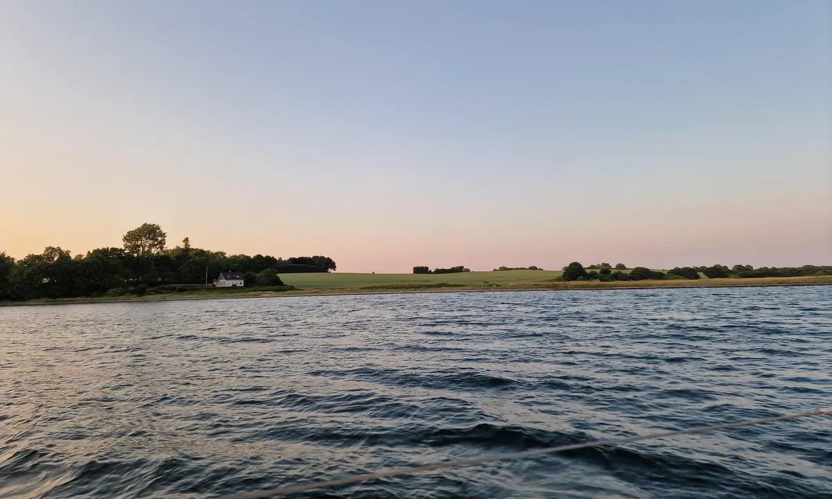 Skeldevig bouy: {"base": "no", "no": "Flott naturbarnehage med b\u00f8ye fra Dansk Turseilere (DT)", "se": "Vacker naturf\u00f6rskola med boj fr\u00e5n Danska Turseglare (DT)", "en": "Great nature kindergarten with buoy from Danish Cruising Association (DT)", "da": "Smuk naturb\u00f8rnehave med b\u00f8je fra Dansk Tursejlere (DT)"}