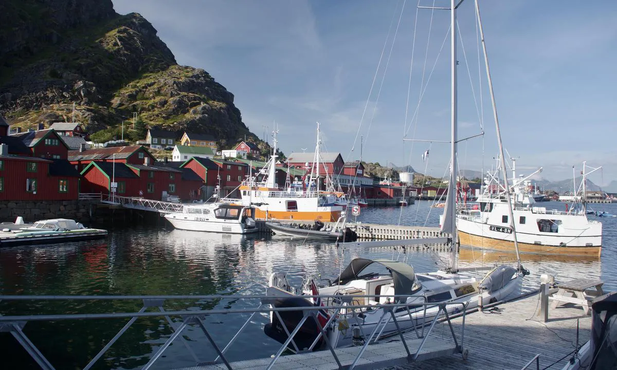 Gamle kaia har blitt almenningskai litt lengre nord. Fortar for fiskere? (kaia på Skjærbrygga i forgrunnen)