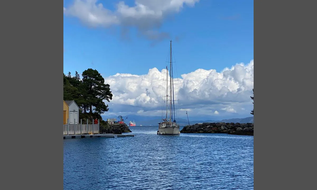 Skjærsholmane båtlag: {"base": "en", "no": "Inngang til havn", "se": "Ing\u00e5ng till hamnen", "en": "Entrance to harbour", "da": "Indsejling til havn", "fr": "Entr\u00e9e du port", "de": "Einfahrt zum Hafen", "es": "Entrada al puerto", "it": "Ingresso al porto", "pt": "Entrada do porto", "nl": "Ingang naar de haven", "pl": "Wej\u015bcie do portu", "uk": "\u0412\u0445\u0456\u0434 \u0443 \u0433\u0430\u0432\u0430\u043d\u044c", "ro": "Intrarea \u00een port", "tr": "Limana giri\u015f", "el": "\u0395\u03af\u03c3\u03bf\u03b4\u03bf\u03c2 \u03c3\u03c4\u03bf \u03bb\u03b9\u03bc\u03ac\u03bd\u03b9", "cs": "Vjezd do p\u0159\u00edstavu", "hu": "Bej\u00e1rat a kik\u00f6t\u0151be", "fi": "Sis\u00e4\u00e4nk\u00e4ynti satamaan", "bg": "\u0412\u0445\u043e\u0434 \u0432 \u043f\u0440\u0438\u0441\u0442\u0430\u043d\u0438\u0449\u0435\u0442\u043e", "sr": "Ulaz u luku", "et": "Sissep\u00e4\u00e4s sadamasse", "lv": "Ieeja ost\u0101", "lt": "\u012eplaukimas \u012f uost\u0105"}
