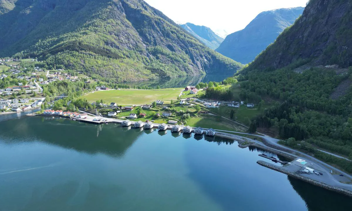 Skjolden: {"base": "en", "no": "Godt beskyttet flytebrygge fort\u00f8yning langsiden p\u00e5 venstre side", "se": "V\u00e4l skyddad flytbrygga f\u00f6r f\u00f6rt\u00f6jning l\u00e5ngsides p\u00e5 v\u00e4nster sida", "en": "Well protected floating jetty  mooring longside on the left side", "da": "Godt beskyttet flydebro fort\u00f8jning langskibs p\u00e5 venstre side"}