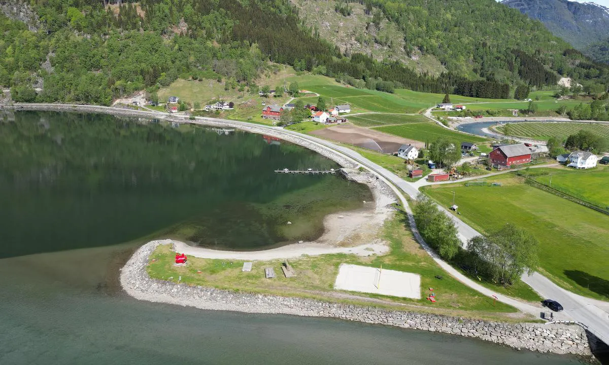 Skjolden: {"base": "en", "no": "Stranddykket\u00e5rn og volleyballbane", "se": "Strandhoppningstorn och volleybollplan", "en": "Beach diving tower and volleyball court", "da": "Strandykkert\u00e5rn og volleyballbane"}