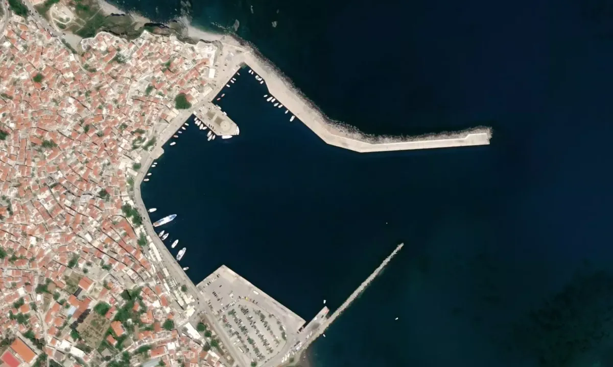 Flyfoto av Skopelos old town marina