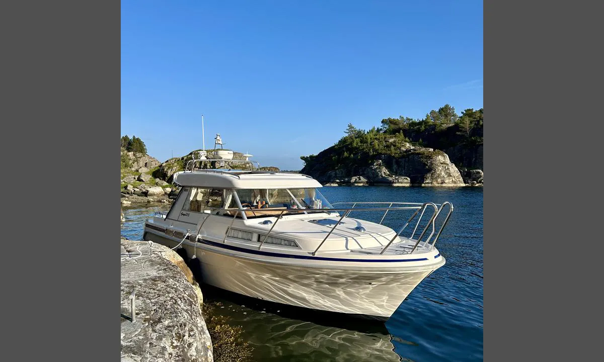 Skorpo - Apalholmen: {"base": "no", "no": "Enkelt \u00e5 fort\u00f8ye til fjellet", "se": "Enkelt att f\u00f6rt\u00f6ja vid berget", "en": "Easy to moor to the rock", "da": "Enkelt at fort\u00f8je til klippen", "fr": "Facile \u00e0 amarrer au rocher", "de": "Einfach am Felsen festmachen", "es": "F\u00e1cil amarrar a la roca", "it": "Facile da ormeggiare alla scogliera", "pt": "F\u00e1cil amarrar ao rochedo", "nl": "Eenvoudig om aan de rotsen vast te maken", "pl": "\u0141atwo zacumowa\u0107 do ska\u0142y", "uk": "\u041b\u0435\u0433\u043a\u043e \u043f\u0440\u0438\u0448\u0432\u0430\u0440\u0442\u0443\u0432\u0430\u0442\u0438\u0441\u044f \u0434\u043e \u0441\u043a\u0435\u043b\u0456", "ro": "Simplu de a ancora la st\u00e2nc\u0103", "tr": "Kayalara ba\u011flanmak kolay", "el": "\u0395\u03cd\u03ba\u03bf\u03bb\u03bf \u03bd\u03b1 \u03b4\u03ad\u03c3\u03b5\u03c4\u03b5 \u03c3\u03c4\u03bf \u03b2\u03bf\u03c5\u03bd\u03cc", "cs": "Snadn\u00e9 zakotven\u00ed ke skalisku", "hu": "K\u00f6nny\u0171 kik\u00f6tni a szikl\u00e1hoz", "fi": "Helppo kiinnitty\u00e4 kallioon", "bg": "\u041b\u0435\u0441\u043d\u043e \u0437\u0430 \u0430\u043a\u043e\u0441\u0442\u0438\u0440\u0430\u043d\u0435 \u0434\u043e \u0441\u043a\u0430\u043b\u0430\u0442\u0430", "sr": "\u041b\u0430\u043a\u043e \u0432\u0435\u0437\u0438\u0432\u0430\u045a\u0435 \u0437\u0430 \u0441\u0442\u0435\u043d\u0443", "et": "Lihtne kinnitada m\u00e4e k\u00fclge", "lv": "Viegl\u0101k piest\u0101t pie klints", "lt": "Lengva prisi\u0161vartuoti prie uolos"}