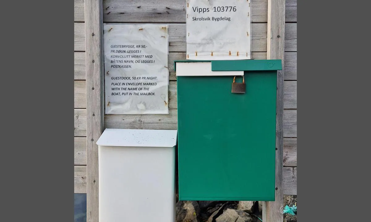 Skrolsvik: {"base": "en", "no": "Betaling er enkelt med Vipps eller kontanter. <br> (Se ogs\u00e5 de andre bildene merket med \"1. august 2023\".)", "se": "Betalning \u00e4r enkel med Vipps eller kontanter. (Se \u00e4ven de andra fotona m\u00e4rkta med \"1. augusti 2023\".)", "en": "Payment is easy with Vipps or cash.\r\n(See also the other photos marked with \"1. august 2023\".).", "da": "Betaling er nem med Vipps eller kontanter.<br>(Se ogs\u00e5 de andre billeder markeret med \"1. august 2023\".)"}