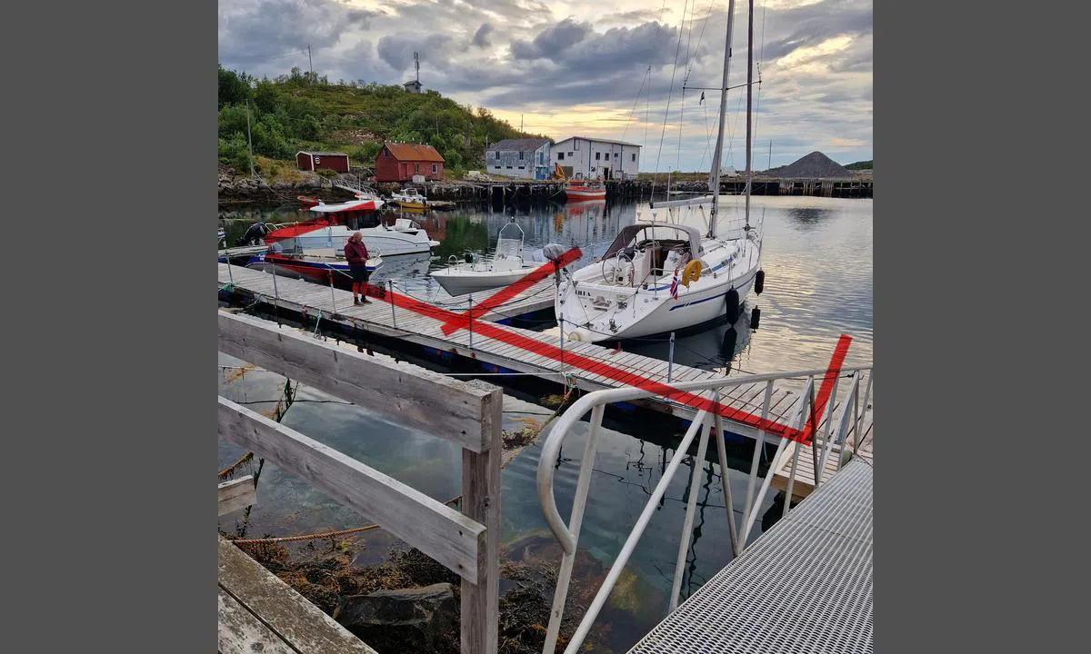 Skrolsvik: {"base": "en", "no": "Gjesteplassen best\u00e5r av en flytebrygge i form av en E.<br>(Se ogs\u00e5 de andre bildene markert med \"1. august 2023\".)", "se": "G\u00e4stbryggan best\u00e5r av en flytbrygga i form av ett E. <br>(Se \u00e4ven de andra fotona m\u00e4rkta med \"1. augusti 2023\".)", "en": "The guest pier is composed of a floating pier in the shape of an E.\r\n(See also the other photos marked with \"1. august 2023\".)", "da": "G\u00e6stebroen best\u00e5r af en flydebro i form af et E. <br>(Se ogs\u00e5 de andre fotos m\u00e6rket med \"1. august 2023\".)"}