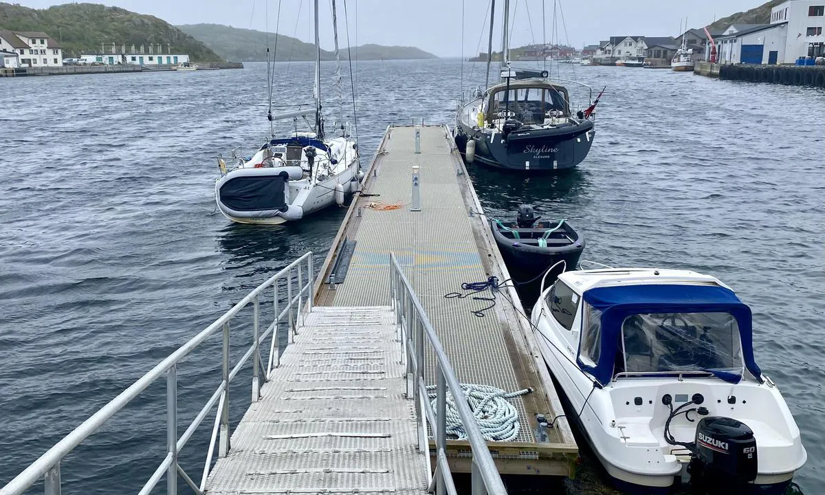 Skrova gjestebrygge: {"base": "no", "no": "Ny flytebrygge 2026. Str\u00f8m, ikke vann.", "se": "Ny flytbrygga 2026. Str\u00f6m, inget vatten.", "en": "New floating dock 2026. Electricity, no water.", "da": "Ny flydebro 2026. Str\u00f8m, ikke vand.", "fr": "Nouveau quai flottant 2026. \u00c9lectricit\u00e9, pas d'eau.", "de": "Neuer Schwimmsteg 2026. Strom, kein Wasser.", "es": "Nuevo muelle flotante en 2026. Electricidad, no agua.", "it": "Nuovo molo galleggiante 2026. Elettricit\u00e0, non acqua.", "pt": "Novo cais flutuante em 2026. Eletricidade, sem \u00e1gua.", "nl": "Nieuwe drijvende steiger 2026. Stroom, geen water.", "pl": "Nowy p\u0142ywaj\u0105cy pomost 2026. Pr\u0105d, brak wody.", "uk": "\u041d\u043e\u0432\u0430 \u043f\u043b\u0430\u0432\u0443\u0447\u0430 \u043f\u0440\u0438\u0447\u0430\u043b\u044c\u043d\u0430 \u043a\u043e\u043d\u0441\u0442\u0440\u0443\u043a\u0446\u0456\u044f 2026. \u0415\u043b\u0435\u043a\u0442\u0440\u0438\u043a\u0430, \u0431\u0435\u0437 \u0432\u043e\u0434\u0438.", "ro": "Ponton nou \u00een 2026. Curent electric, f\u0103r\u0103 ap\u0103.", "tr": "Yeni y\u00fczer iskele 2026. Elektrik, su yok.", "el": "\u039d\u03ad\u03b1 \u03c0\u03bb\u03c9\u03c4\u03ae \u03c0\u03c1\u03bf\u03b2\u03bb\u03ae\u03c4\u03b1 \u03c4\u03bf 2026. \u0397\u03bb\u03b5\u03ba\u03c4\u03c1\u03b9\u03ba\u03cc \u03c1\u03b5\u03cd\u03bc\u03b1, \u03cc\u03c7\u03b9 \u03bd\u03b5\u03c1\u03cc.", "cs": "Nov\u00e9 plovouc\u00ed molo 2026. Elektrick\u00fd proud, \u017e\u00e1dn\u00e1 voda.", "hu": "\u00daj \u00fasz\u00f3m\u00f3l\u00f3 2026. \u00c1ram van, v\u00edz nincs.", "fi": "Uusi kelluva laituri 2026. S\u00e4hk\u00f6\u00e4, ei vett\u00e4.", "bg": "\u041d\u043e\u0432\u043e \u043f\u043b\u0430\u0432\u0430\u0449\u043e \u043f\u0440\u0438\u0441\u0442\u0430\u043d\u0438\u0449\u0435 2026. \u0415\u043b\u0435\u043a\u0442\u0440\u0438\u0447\u0435\u0441\u0442\u0432\u043e, \u0431\u0435\u0437 \u0432\u043e\u0434\u0430.", "sr": "Novi plutaju\u0107i dok 2026. Struja, bez vode.", "et": "Uus ujuvkai 2026. Elekter, vesi puudub.", "lv": "Jauna peldo\u0161\u0101 piest\u0101tne 2026. Elektr\u012bba, nav \u016bdens.", "lt": "Naujas pl\u016bduriuojantis pontonas 2026. Elektros tiekimas, be vandens."}