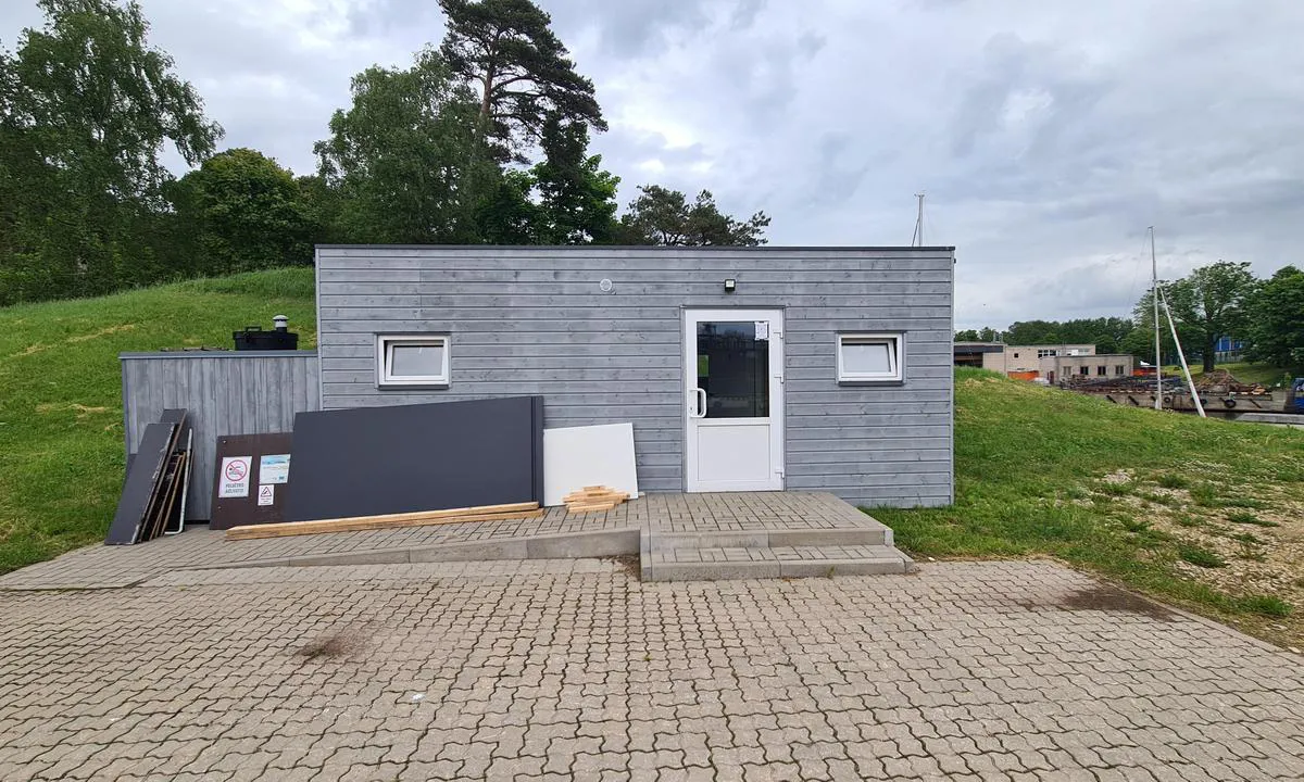Skulte Yacht Harbour: {"base": "en", "no": "toaletter og dusj, fortsatt under konstruksjon", "se": "toaletter och dusch, fortfarande under konstruktion", "en": "toilets and shower, still under construction", "da": "toiletter og bruser, stadig under opf\u00f8relse", "fr": "toilettes et douche, encore en construction", "de": "Toiletten und Dusche, noch im Bau", "es": "aseos y ducha, todav\u00eda en construcci\u00f3n", "it": "toilette e doccia, ancora in costruzione", "pt": "instala\u00e7\u00f5es sanit\u00e1rias e chuveiro, ainda em constru\u00e7\u00e3o", "nl": "toiletten en douche, nog in aanbouw", "pl": "toalety i prysznic, nadal w budowie", "uk": "\u0442\u0443\u0430\u043b\u0435\u0442\u0438 \u0456 \u0434\u0443\u0448, \u0432\u0441\u0435 \u0449\u0435 \u0432 \u0441\u0442\u0430\u0434\u0456\u0457 \u0431\u0443\u0434\u0456\u0432\u043d\u0438\u0446\u0442\u0432\u0430", "ro": "toalete \u0219i du\u0219, \u00eenc\u0103 \u00een construc\u021bie", "tr": "tuvaletler ve du\u015f, hala yap\u0131m a\u015famas\u0131nda", "el": "\u03c4\u03bf\u03c5\u03b1\u03bb\u03ad\u03c4\u03b5\u03c2 \u03ba\u03b1\u03b9 \u03bd\u03c4\u03bf\u03c5\u03c2, \u03b1\u03ba\u03cc\u03bc\u03b1 \u03c5\u03c0\u03cc \u03ba\u03b1\u03c4\u03b1\u03c3\u03ba\u03b5\u03c5\u03ae", "cs": "toalety a sprchy, st\u00e1le ve v\u00fdstavb\u011b", "hu": "toalettek \u00e9s zuhanyz\u00f3, m\u00e9g \u00e9p\u00edt\u00e9s alatt", "fi": "wc:t ja suihku, viel\u00e4 rakenteilla", "bg": "\u0442\u043e\u0430\u043b\u0435\u0442\u043d\u0438 \u0438 \u0434\u0443\u0448, \u0432\u0441\u0435 \u043e\u0449\u0435 \u0432 \u043f\u0440\u043e\u0446\u0435\u0441 \u043d\u0430 \u0438\u0437\u0433\u0440\u0430\u0436\u0434\u0430\u043d\u0435", "sr": "toaleti i tu\u0161, jo\u0161 uvek u izgradnji", "et": "tualetid ja du\u0161\u0161, endiselt ehitamisel", "lv": "tualetes un du\u0161a, v\u0113l b\u016bvniec\u012bbas stadij\u0101", "lt": "tualetai ir du\u0161as, vis dar statomi"}