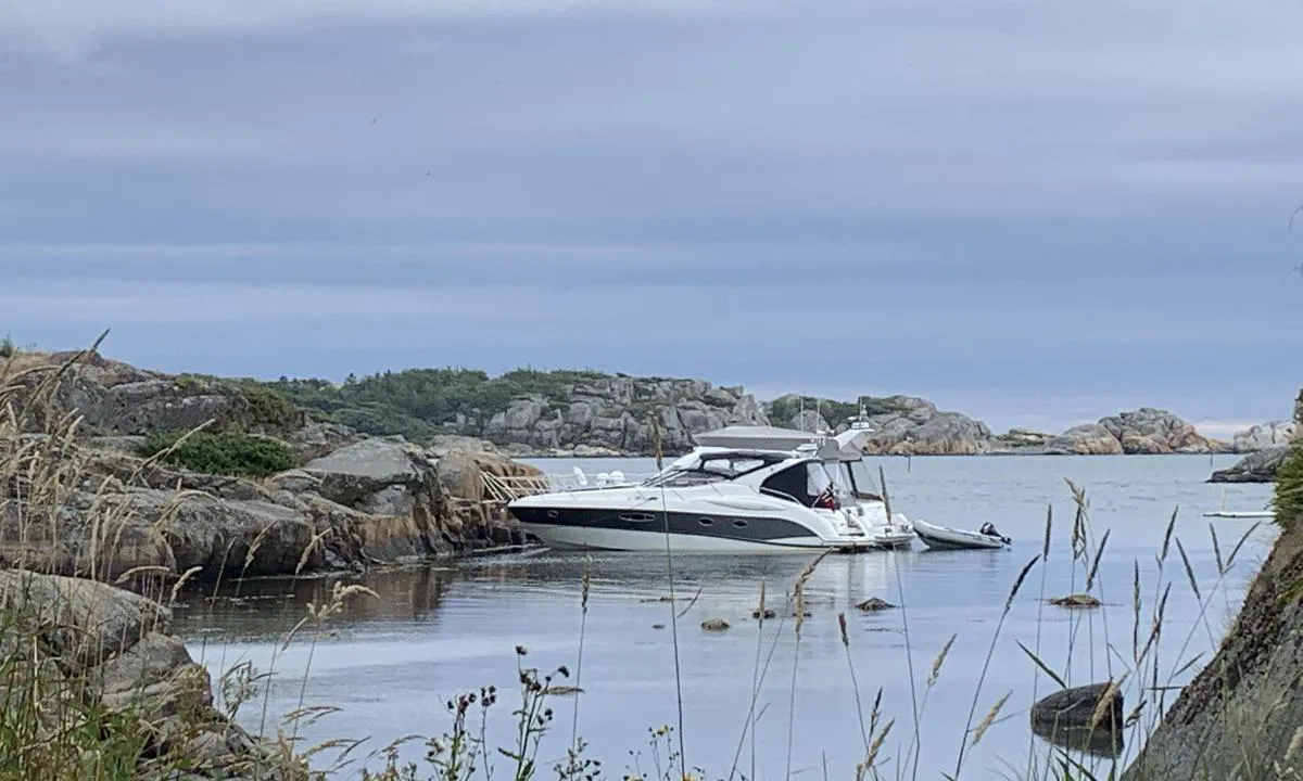 Fortøyning mot bolter i fjell på den nordre odden i Skutebukta