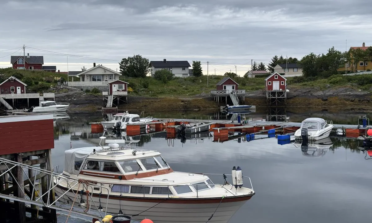 Sleneset Båtforening: {"base": "no", "no": "Gjestehavna er en del av hyggelig havneomr\u00e5de", "se": "G\u00e4sthamnen \u00e4r en del av trevligt hamnomr\u00e5de", "en": "The guest harbor is part of a pleasant harbor area", "da": "G\u00e6stehavnen er en del af hyggeligt havneomr\u00e5de", "fr": "Le port de plaisance fait partie d'une agr\u00e9able zone portuaire", "de": "Der G\u00e4stehafen ist Teil eines gem\u00fctlichen Hafenbereichs", "es": "El puerto de hu\u00e9spedes es una parte de una acogedora zona portuaria", "it": "Il porto turistico fa parte di una piacevole area portuale", "pt": "O porto de visitantes \u00e9 parte de uma agrad\u00e1vel \u00e1rea portu\u00e1ria", "nl": "De jachthaven voor gasten maakt deel uit van een gezellig havengebied", "pl": "Przysta\u0144 dla go\u015bci jest cz\u0119\u015bci\u0105 przyjemnego obszaru portowego", "uk": "\u0413\u043e\u0441\u0442\u044c\u043e\u0432\u0430 \u0433\u0430\u0432\u0430\u043d\u044c \u0454 \u0447\u0430\u0441\u0442\u0438\u043d\u043e\u044e \u043f\u0440\u0438\u0454\u043c\u043d\u043e\u0433\u043e \u043f\u043e\u0440\u0442\u043e\u0432\u043e\u0433\u043e \u0440\u0430\u0439\u043e\u043d\u0443", "ro": "Portul pentru oaspe\u021bi face parte dintr-o zon\u0103 portuar\u0103 pl\u0103cut\u0103", "tr": "Misafir liman\u0131, ho\u015f bir liman alan\u0131n\u0131n bir par\u00e7as\u0131d\u0131r", "el": "\u0397 \u03bc\u03b1\u03c1\u03af\u03bd\u03b1 \u03b5\u03c0\u03b9\u03c3\u03ba\u03b5\u03c0\u03c4\u03ce\u03bd \u03b5\u03af\u03bd\u03b1\u03b9 \u03bc\u03ad\u03c1\u03bf\u03c2 \u03bc\u03b9\u03b1\u03c2 \u03c6\u03b9\u03bb\u03cc\u03be\u03b5\u03bd\u03b7\u03c2 \u03bb\u03b9\u03bc\u03b5\u03bd\u03b9\u03ba\u03ae\u03c2 \u03c0\u03b5\u03c1\u03b9\u03bf\u03c7\u03ae\u03c2", "cs": "P\u0159\u00edstav pro hosty je sou\u010d\u00e1st\u00ed p\u0159\u00edjemn\u00e9 p\u0159\u00edstavn\u00ed oblasti", "hu": "A vend\u00e9gkik\u00f6t\u0151 a kellemes kik\u00f6t\u0151i ter\u00fclet r\u00e9sze", "fi": "Vierasvenesatama on osa viihtyis\u00e4\u00e4 satama-aluetta", "bg": "\u0413\u043e\u0441\u0442\u0443\u0432\u0430\u0449\u043e\u0442\u043e \u043f\u0440\u0438\u0441\u0442\u0430\u043d\u0438\u0449\u0435 \u0435 \u0447\u0430\u0441\u0442 \u043e\u0442 \u043f\u0440\u0438\u044f\u0442\u043d\u043e \u043f\u0440\u0438\u0441\u0442\u0430\u043d\u0438\u0449\u043d\u043e \u043f\u0440\u043e\u0441\u0442\u0440\u0430\u043d\u0441\u0442\u0432\u043e", "sr": "Luka za goste je deo prijatnog lukskog podru\u010dja", "et": "K\u00fclalissadam on osa meeldivast sadama piirkonnast", "lv": "Viesu osta ir da\u013ca no pat\u012bkamas ostas zonas", "lt": "Sve\u010dio uostas yra jaukios uosto teritorijos dalis"}