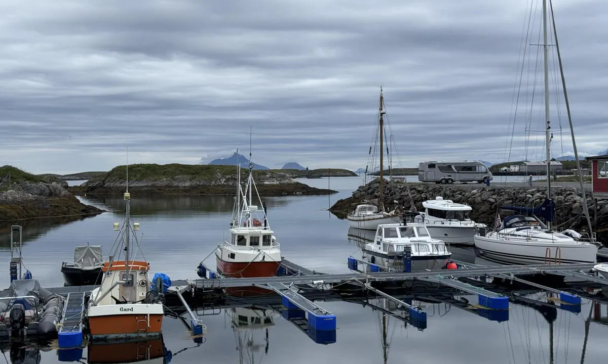 Sleneset Båtforening: {"base": "no", "no": "Gjestehavna er en del av hyggelig havneomr\u00e5de", "se": "G\u00e4sthamnen \u00e4r en del av ett trevligt hamnomr\u00e5de", "en": "The guest harbor is part of a pleasant harbor area", "da": "G\u00e6stehavnen er en del af et hyggeligt havneomr\u00e5de", "fr": "Le port de plaisance pour visiteurs fait partie d'une agr\u00e9able zone portuaire", "de": "Der G\u00e4stehafen ist ein Teil des gem\u00fctlichen Hafenbereichs", "es": "El puerto de invitados es parte de una agradable zona portuaria", "it": "Il porto turistico \u00e8 parte di una piacevole area portuale", "pt": "A marina de visitantes faz parte de uma agrad\u00e1vel \u00e1rea portu\u00e1ria", "nl": "De gastenhaven is een deel van een gezellig havengebied", "pl": "Przysta\u0144 go\u015bcinna jest cz\u0119\u015bci\u0105 przytulnego obszaru portowego", "uk": "\u0413\u043e\u0441\u0442\u044c\u043e\u0432\u0430 \u043c\u0430\u0440\u0438\u043d\u0430 \u0454 \u0447\u0430\u0441\u0442\u0438\u043d\u043e\u044e \u043f\u0440\u0438\u0454\u043c\u043d\u043e\u0457 \u0433\u0430\u0432\u0430\u043d\u0456", "ro": "Portul pentru oaspe\u021bi face parte dintr-o zon\u0103 portuar\u0103 pl\u0103cut\u0103", "tr": "Misafir liman\u0131, ho\u015f bir liman alan\u0131n\u0131n bir par\u00e7as\u0131d\u0131r.", "el": "\u039f \u03be\u03b5\u03bd\u03ce\u03bd\u03b1\u03c2 \u03b1\u03c0\u03bf\u03c4\u03b5\u03bb\u03b5\u03af \u03bc\u03ad\u03c1\u03bf\u03c2 \u03bc\u03b9\u03b1\u03c2 \u03b5\u03c5\u03c7\u03ac\u03c1\u03b9\u03c3\u03c4\u03b7\u03c2 \u03bb\u03b9\u03bc\u03b5\u03bd\u03b9\u03ba\u03ae\u03c2 \u03c0\u03b5\u03c1\u03b9\u03bf\u03c7\u03ae\u03c2", "cs": "P\u0159\u00edstav pro hosty je sou\u010d\u00e1st\u00ed p\u0159\u00edjemn\u00e9 p\u0159\u00edstavn\u00ed oblasti.", "hu": "A vend\u00e9ghaj\u00f3kik\u00f6t\u0151 egy bar\u00e1ts\u00e1gos kik\u00f6t\u0151 ter\u00fclet\u00e9nek r\u00e9sze", "fi": "Vierasvenesatama on osa viihtyis\u00e4\u00e4 satama-aluetta", "bg": "\u0413\u043e\u0441\u0442\u0443\u0432\u0430\u043d\u0435\u0442\u043e \u0435 \u0447\u0430\u0441\u0442 \u043e\u0442 \u0443\u044e\u0442\u043d\u0430\u0442\u0430 \u043f\u0440\u0438\u0441\u0442\u0430\u043d\u0438\u0449\u043d\u0430 \u0437\u043e\u043d\u0430", "sr": "Luka za goste je deo prijatnog pristani\u0161ta", "et": "K\u00fclalissadam on osa meeldivast sadamaalast", "lv": "Viesu osta ir da\u013ca no jauk\u0101s ostas teritorijas", "lt": "Sve\u010dio uostas yra malonios uosto teritorijos dalis"}